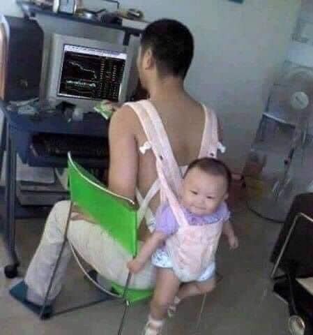 Để các ông bố trông con thật sự là một việc mạo hiểm 😂😂😂