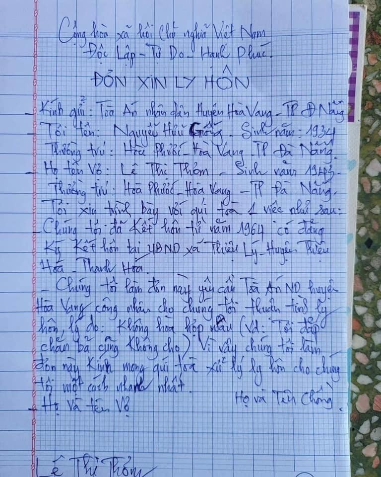 CỤ ÔNG 88 TUỔI VIẾT ĐƠN LY HÔN CỤ BÀ SAU 60 NĂM CHUNG SỐNG VÌ LÝ DO "TÔI ĐẮP CHĂN KHI TRỜI LẠNH BÀ ẤY CŨNG KHÔNG CHO"

Những tưởng cảnh chia tay chia chân chỉ diễn ra ở những cặp vợ chồng mới cưới hoặc là sống với nhau dưới 10 năm, thì gần đây, trường hợp của cụ ông 88 tuổi và vợ lại khiến nhiều người không khỏi ngạc nhiên. Sống với nhau 60 năm nhưng ông vẫn quyết dứt áo ra đi vì lý do vô cùng “dễ thương”: tôi đắp chăn khi trời lạnh mà ấy cũng không cho.

Đọc từng lời trong đơn ly hôn thì đúng kiểu 3 phần bất lực 7 phần đ thể nào chiều được nữa. Thôi thì mong hai cụ cho nhau đắp chăn, rút đơn, chứ trời lạnh lắm, ai mà chẳng muốn có một người ở bên những lúc này đúng không ạ!