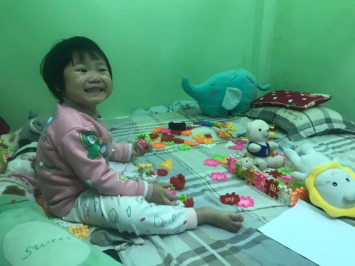 Khi mà mẹ chuẩn bị trò chơi rất là kỹ càng, thì con không có một chút hào hứng nào???

Phải nói đây là trải nghiệm thực tế mà mình đã trải qua 1 thời gian dài (độ tuổi 2-2,5t),

Đó là, mẹ mọ mẫm kiên trì làm trò chơi công phu cho con.
Ngoài những trò con hoàn toàn hợp tác ngay từ đầu, có những trò (mẹ nghĩ rằng đúng với sở thích của con, tưởng tượng cảnh con vô cùng thích thú khi mẹ giới thiệu)

Thực tế đưa ra trò chơi, thì con ngó lơ, chả có phản ứng gì, mặc kệ mẹ đang vui đùa cỡ nào ~.~
Kể ra mẹ cũng có chút buồn, học liệu làm cả mấy tiếng, hết lần này lần kia con không thèm chơi

Sau nhiều lần như thất bại như thế, mình nhìn lại,
“Ủa, con đâu biết mình giành nhiều thời gian để làm, cái trò mẹ muốn đâu phải trò con thích”

Vậy là, mình chuyển sang chế độ, làm gì cũng hai mẹ con cùng chuẩn bị, cùng làm.
-Tập trung niềm vui và trải nghiệm trong chính quá trình làm, chơi, (không đặt nhiều vào mục đích chơi để làm gì). Nếu thời điểm giới thiệu con chưa thích, chưa sẵn sàng với kỹ năng đó, mẹ sẽ giới thiệu sau vài tháng (tuỳ quan sát của mẹ)

-Con chú ý tới một điểm nhỏ nào, mẹ hết sức linh hoạt chuyển ngay đến sự tập trung đó của con

-Chơi với bất cứ thứ gì xung quanh cuộc sống mà con nhạy cảm, chú ý (những thứ tưởng chừng đơn giản, nhỏ nhặt là những thứ con hứng thú, tò mò nhất)
Vd chiếc lá, cục đá, bát thìa, thậm chí chỉ là phát hiện 1 con kiến, 2 vật có hình giống nhau,.... Mẹ đều tận dụng để chơi hoặc trò truyện xung quanh đó

Trường hợp cụ thể: Mẹ làm hộp màu sắc (cách chơi cho con sắp xếp đúng màu sắc), nhưng con chỉ thích cái màu hồng, không xếp theo cách chơi đúng

Cách xử lý cũ: thấy con không chơi theo mình sắp xếp, bắt đầu hướng dẫn con phải làm theo cách chơi (không tập trung vào con)

Điều chỉnh: Khi đưa trò chơi, mẹ quan sát con chú ý màu hồng nhất, có vẻ hứng thú với màu hồng
Mẹ cứ tập trung vào màu hồng mà làm con vui vẻ, dần dần con thấy vui, hứng thú. Lúc này mẹ hướng dẫn chơi, con sẽ dễ dàng hợp tác

Chính điều này làm 2 mẹ con vô cùng thoải mái, con cũng chủ động sáng tạo, khám phá trong quá trình chơi

Suy cho cùng, mẹ cứ đồng hành cùng con thì lại có thêm trải nghiệm, rồi lại rút kinh nghiệm. Nên bố mẹ hay thắc mắc những vấn đề của con, cứ bình tĩnh nhé. Hãy bắt đầu giải quyết từ vấn đề của bố mẹ: phản ứng, mong muốn, cách thức làm,....

P/s Hhihi mẹ bày trò xếp hình, chỉ là 1 cái bể bơi, ngôi nhà, mà gợi ra đủ thứ chuyện xung quanh các con vật