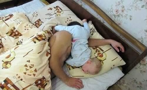Để các ông bố trông con thật sự là một việc mạo hiểm 😂😂😂