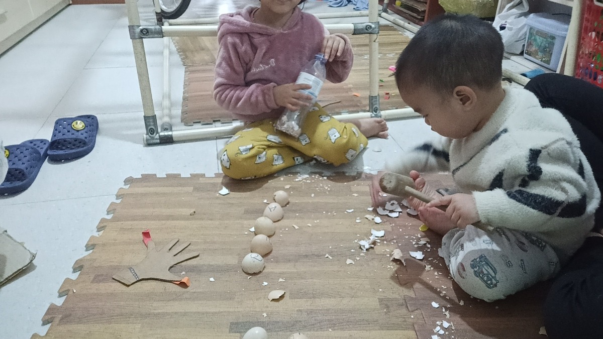 RÁC NHÀ BẾP.... 
VỎ TRỨNG ĐA NĂNG ... 

Đợt này ngày nào mẹ cũng có vỏ trứng... 
Và hôm nay voi lại được học dc bao nhiều kỹ năng từ mấy cái vỏ trứng này nè... 
Voi học dc gì nào. 

✌Làm quen mặt số
✌ Vận động tinh
✌ Tăng khả năng năng định vị chính xác
✌ rèn sự tập trung
👍 giác quan với vỏ trứng.  

Chị thỏ gom vỏ trứng để bón cây nữa .. 
Các mẹ ăn trứng gom vỏ lại nha... 
Nhiều trò lắm đó ạ.