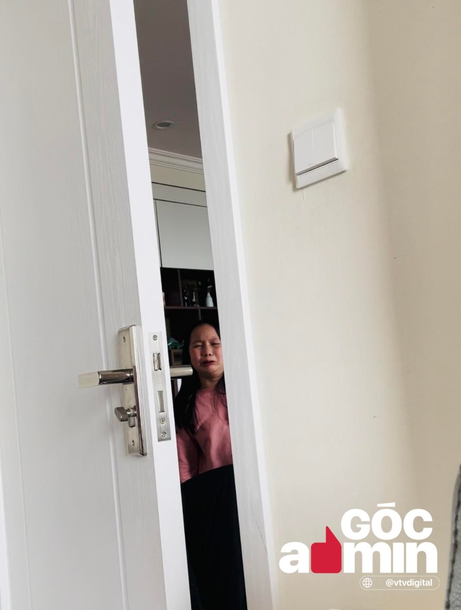 GÓC ADMIN: ALO, FO CHƯA?
(Bài viết dựa trên các sự kiện có thật, không phải là câu chuyện hài)

Tôi bị F0 từ một bữa thịt chim.
Thật!
Đầu năm tôi cùng chúng bạn đi lễ ở Bắc Ninh, lễ lạt xong đói quá ghé qua hàng thịt chim nổi tiếng ở Bắc Ninh để ăn. Ai dè trong nhóm có một F0, thế là đầu năm lễ lạt kêu cầu sức khoẻ kiểu gì không biết, đứa nào trong nhóm không thành tâm không biết, chỉ biết ba người đi cùng và 5 người nhà của F0 kia, lần lượt cũng hai vạch hết.

Những ngày này, như bạn biết, cõi trần nên số người dương đang tăng lên chóng mặt. Newsfeed MXH “nổ đơn” liên tục hình ảnh que test hiện hai vạch. Thủ đô hôm qua hơn 5 nghìn ca mắc, vì sao mà số ca lại liên tục tăng như vậy?

Phân tích thuần tuý dưới góc độ bữa thịt chim Bắc Ninh, tôi tự rút ra lý giải của riêng mình: Đó chính là sự chủ quan.
Ai là người đã từng có cùng suy nghĩ này với tôi, xin giơ tay:
- Đi du lịch đi, tiêm ba mũi rồi, lo gì…
- Đi ăn đi, tiêm ba mũi rồi, có mắc cũng nhẹ thôi…
- Ôi, bị hết đi cho miễn dịch cộng đồng, sau khéo ra đường khỏi phải đeo khẩu trang…
- …
Theo cá nhân tôi, chính tâm lý chủ quan “tiêm ba mũi” rồi là một trong những nguyên nhân chính khiến nhiều ca F0 nối đuôi nhau tăng mạnh như vậy. Tự bao giờ không rõ, chúng ta chủ quan với căn bệnh đã từng là nỗi khiếp sợ của cả thế giới. Chỉ vì chúng ta cho rằng, mình tiêm rồi, có mắc thì cũng nhẹ thôi. Chưa kể một bộ phận còn tự mặc định: Tiêm ba mũi + mắc COVID19 = “Bất tử”
Thế nhưng…
Liên tiếp F0 mắc bệnh, các hoạt động của nhiều cơ quan, đoàn thể, doanh nghiệp rơi vào tình trạng đứt gãy
Các em học sinh nay đến trường, mai nghỉ. Còn giáo viên mầm non ở Hà Nội, họ vẫn thất nghiệp.
Hàng quán vẫn mở đó, nhưng giờ, ai ra ăn?
Chung cư nhà tôi, các cô chú bảo vệ phải ra “tâm thư”… Họ không thể ship đồ cho từng nhà một như trước khi số lượng bảo vệ có hạn, mà số F0 tăng lên quá nhiều. Tâm thư có câu “Chúng tôi cũng biết mệt…”
Y tế phường thường xuyên nhận sự trách móc khi gọi điện mà không thấy ai nhấc máy. Nhưng nhân lực có hạn, số ca nhiều như thế, họ nghỉ vào lúc nào?

Một người F0 là cả một huyện người phải đi theo hầu hạ, chăm sóc. Chưa kể tiền xét nghiệm nhanh chậm, tiền lá xông, tiền ăn, tiền thực phẩm chức năng, tiền thuốc… cũng quá tốn kém.

Chưa kể đến hậu COVID-19.
Sếp tôi đã âm tính, nhưng hai phổi đều bị tổn thương.
Bạn tôi đã âm tính, nhưng đêm nào cũng mất ngủ và stress.

Thành ra, đừng mong mình trở thành người tiếp theo. Hãy biết sợ với căn bệnh lây nhiễm này. Hãy thay thế tâm lý chủ quan bằng tâm lý phòng bị.

Khi mới biết tin tôi là F0, con tôi khóc hết nước mắt, cháu nghĩ mẹ sắp “die”. Giờ đây sau 7 ngày vẫn hai vạch, hôm nay tôi cho cháu đá vào mông tôi một cái.
Cháu hý hửng cả ngày vì đã được đá vào mông F0.

Còn bạn, hãy đá văng suy nghĩ chủ quan với căn bệnh này đi. Khẩu trang và rửa tay, theo kinh nghiệm của tôi, đơn giản nhưng hiệu quả. Đừng gia nhập CLB F0, hãy gia nhập CLB Forever F1, hoặc CLB F cân. Chúc các bạn thành công!