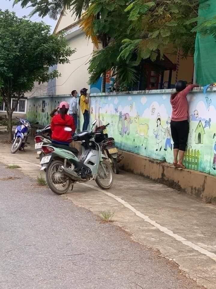 Hình ảnh những ông bố bà mẹ những ngày đầu tiên đi gửi trẻ 🤣🤣