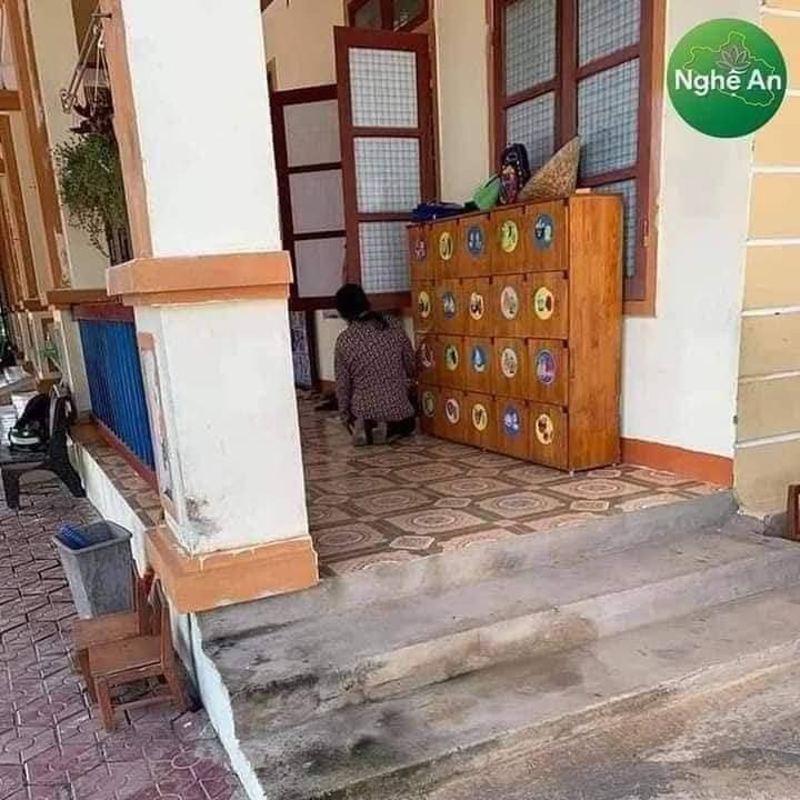 Hình ảnh những ông bố bà mẹ những ngày đầu tiên đi gửi trẻ 🤣🤣