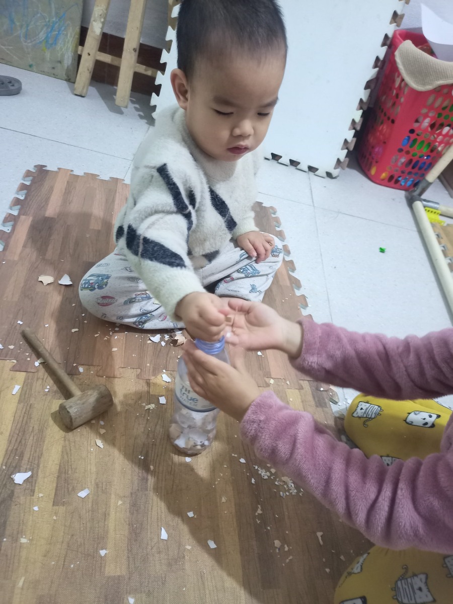 RÁC NHÀ BẾP.... 
VỎ TRỨNG ĐA NĂNG ... 

Đợt này ngày nào mẹ cũng có vỏ trứng... 
Và hôm nay voi lại được học dc bao nhiều kỹ năng từ mấy cái vỏ trứng này nè... 
Voi học dc gì nào. 

✌Làm quen mặt số
✌ Vận động tinh
✌ Tăng khả năng năng định vị chính xác
✌ rèn sự tập trung
👍 giác quan với vỏ trứng.  

Chị thỏ gom vỏ trứng để bón cây nữa .. 
Các mẹ ăn trứng gom vỏ lại nha... 
Nhiều trò lắm đó ạ.