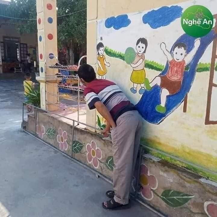 Hình ảnh những ông bố bà mẹ những ngày đầu tiên đi gửi trẻ 🤣🤣