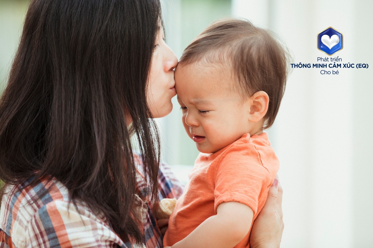 DẠY TRẺ ƯƠNG BƯỚNG NHƯ THẾ NÀO ĐỂ KHÔNG ẢNH HƯỞNG ĐẾN TRÍ TUỆ CẢM XÚC
Trong thời đại trí tuệ cảm xúc - EQ đang ngày càng quan trọng trong cuộc sống, cha mẹ nào cũng muốn con mình có EQ cao. Tuy nhiên không phải ai cũng nhận ra rằng mình đang vô tình làm tổn hại đến EQ của trẻ bằng những hành động rất nhỏ, ví dụ như đánh/mắng trẻ nặng lời vì trẻ tỏ ra ương bướng.

“Nhưng con tôi rất bướng, nếu không quát hay dùng roi thì cháu không nghe lời”.

Thực ra không phải như vậy, mỗi đứa trẻ trước 6 tuổi đều sẽ trải qua giai đoạn “nắng mưa” này, đó là sự phát triển bình thường. Thay vì lạm dụng các biện pháp răn đe khiến EQ trẻ bị ảnh hưởng, cha mẹ có thể tham khảo những cách giải quyết sau, vừa giúp trẻ thay đổi hành vi, vừa phát triển EQ cho trẻ.

TẠI SAO TRẺ HAY ƯƠNG BƯỚNG TRONG GIAI ĐOẠN NHỎ?
Đầu tiên, bố mẹ cần hiểu lý do đằng sau sự ương bướng của trẻ. Theo Viện Hàn Lâm Nhi Khoa Mỹ, ương bướng là 1 hành vi bình thường trong giai đoạn phát triển do trẻ chưa có đủ ngôn ngữ và nhận thức để diễn đạt điều trẻ muốn hay không muốn. Thường trẻ sẽ ương bướng khi cần sự giúp đỡ (ví dụ, trẻ không biết cách chơi 1 món đồ chơi), hoặc để đạt được điều trẻ muốn (ví dụ, đòi kẹo khi tính tiền ở siêu thị). Điều này để chúng ta hiểu rằng trẻ cũng có những lúc gặp khó khăn trong điều khiển cảm xúc, trong cách sử dụng ngôn ngữ để diễn đạt và sự ương bướng như là một kết quả tất yếu.

CHA MẸ NÊN LÀM GÌ ĐỂ GIÚP TRẺ ĐIỀU KHIỂN CẢM XÚC TỐT HƠN?
1. Dạy trẻ cách để thể hiện điều trẻ muốn
Dạy trẻ dùng ngôn ngữ để nói lên điều trẻ muốn cũng như diễn tả cảm xúc trẻ đang có. Bạn có thể làm điều này bằng cách giới thiệu cho trẻ những icon gương mặt buồn, giận dữ…hoặc đọc cho trẻ nghe những câu chuyện có hình ảnh về cảm xúc của 1 người. Ví dụ khi con cảm thấy giận mẹ, con không nên hét lớn hoặc khóc, mà con hãy nói cho mẹ biết rằng “con đang giận mẹ”.

2. Chọn phương pháp “uốn nắn” phù hợp
Viện Hàn Lâm Nhi Khoa Mỹ từng nhấn mạnh sử dụng đòn roi là phương pháp giáo dục không hiệu quả để thay đổi hành vi của trẻ khi trẻ ương bướng. Thay vào đó, có những công cụ khác hiệu quả hơn được khuyên dùng không chỉ giúp trẻ thay đổi hành vi tốt hơn mà còn giúp trẻ học được cách quản lý cảm xúc bản thân và nâng cao chỉ số EQ. Đây là một số cách được khuyên dùng khi trẻ ương bướng

· Sử dụng công cụ 1,2,3 go & magic:
Cha mẹ có thể quy ước một khoảng thời gian nhất định với trẻ để trẻ hoàn tất phần công việc còn lại của mình trước khi trẻ thể hiện sự ương bướng. Nó nên là 1 phút, 2 phút hoặc tối đa là 3 phút. Hết số phút quy ước, trẻ cần phải kết thúc công việc. Cho trẻ hiểu làm cách nào bạn tính số phút. VD: hẹn giờ điện thoại hay dùng đồng hồ cát. Công cụ này hiệu quả đối với các hành vi như dọn đồ chơi bừa bãi, đòi bánh kẹo trong siêu thị,…

Bằng việc cho trẻ thời gian để suy nghĩ, đánh giá và lựa chọn, trẻ sẽ biết kiểm soát cảm xúc và phát triển EQ tốt hơn.

· Sử dụng công cụ Time-out:
Time-out là cách bố mẹ tạo cho trẻ 1 khoảng thời gian nhàm chán để trẻ bắt đầu tự suy ngẫm về việc làm của mình. Điều này cũng giúp nâng cao EQ vì trẻ có cơ hội nhìn nhận lại cảm xúc của bản thân. Trong time-out, trẻ sẽ bị buộc ngưng các hoạt động trẻ đang làm và đứng vào 1 góc nhà với số phút bằng số tuổi của trẻ. Bạn không cần la mắng, đôi co hay giáo dục trẻ lúc này, việc giáo dục nên làm sau đó, miễn trong 24 giờ sau sự việc xảy ra. Time-out chỉ nên sử dụng sau khi các công cụ khác không hiệu quả, khi trẻ ương bướng lặp lại hoặc có hành vi gây tổn thương bản thân hay người khác (VD đánh hay cắn bạn đau).

3. Đối với trẻ từ 0 - 6 tuổi, dinh dưỡng đóng vai trò quan trọng trong việc phát triển chỉ số EQ của trẻ
Chỉ số EQ tăng cũng đồng nghĩa với việc trẻ ít xuất hiện các hành vi ương bướng hơn vì trẻ đã biết kiểm soát cảm xúc của mình tốt hơn, biết sử dụng ngôn ngữ để diễn đạt điều trẻ muốn, thay vì dùng cách phi ngôn ngữ như la khóc hay mè nheo.

Một số nghiên cứu cũng cho thấy dưỡng chất MFGM giúp tăng khả năng tập trung, điều hòa cảm xúc và hành vi ở trẻ nhỏ. Bên cạnh đó, sự kết hợp giữa MFGM và DHA có thể tăng hiệu quả phát triển các mối nối thần kinh liên quan đến phát triển trí tuệ và cảm xúc của trẻ, giúp trẻ phát triển tốt về nhận thức, ngôn ngữ, và ghi nhớ. Trẻ nên được khuyến khích ăn các loại cá dầu như cá thu, cá hồi, lươn, cá chép khoảng 2 ngày/tuần hoặc lựa chọn những thực phẩm dành cho trẻ em có bổ sung cả 2 chất MFGM và DHA.

Bên cạnh dinh dưỡng đầy đủ thì trẻ cũng cần có một hệ tiêu hóa khỏe mạnh để hấp thu các chất dinh dưỡng hiệu quả hơn. Trẻ nhỏ thường không chịu ăn rau do rau thường có vị đắng, dai.. Do đó, cha mẹ nên tập cho bé ăn đa dạng các loại rau ngay từ nhỏ, cần kiên nhẫn lặp lại nhiều lần để trẻ dần chấp nhận. Bên cạnh đó, bạn cũng có thể lựa chọn những những loại thực phẩm, sữa có bổ sung thêm những chất xơ tan tốt cho tiêu hóa như bộ ba bảo vệ HMO - PDX/GOS – FOS, đây là những dưỡng chất giúp tăng cường hệ miễn dịch và hỗ trợ trẻ tiêu hóa tốt hơn.

Bottom line

EQ là 1 phần quan trọng để trẻ nhận ra bản thân cũng như biết giải quyết vấn đề một cách khôn ngoan, mà nơi đó, trẻ vừa dung hòa được bản thân cũng như với những người khác. Thế giới là luôn biến đổi và rất phức tạp, những trẻ có EQ tốt sẽ biết cách giải quyết vấn đề một cách khéo léo và phát triển bền vững. Để trẻ phát triển thông minh, tình cảm, khỏe mạnh về cả thể chất lẫn tinh thần, bố mẹ cũng cần biết dung hòa tình yêu với trẻ. Tình yêu này cần đủ mềm dẻo để trẻ cảm nhận được sự dịu dàng trong tình yêu của bạn, nhưng cũng cần đủ cứng rắn uốn nắn để trẻ phát huy được sức mạnh của bản thân mình.

Notes
Gershoff E. T. (2013). Spanking and Child Development: We Know Enough Now To Stop Hitting Our Children. Child development perspectives, 7(3), 133–137.
CDC (2017) Handling Time-Out Challenges.