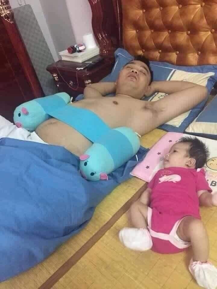 Để các ông bố trông con thật sự là một việc mạo hiểm 😂😂😂