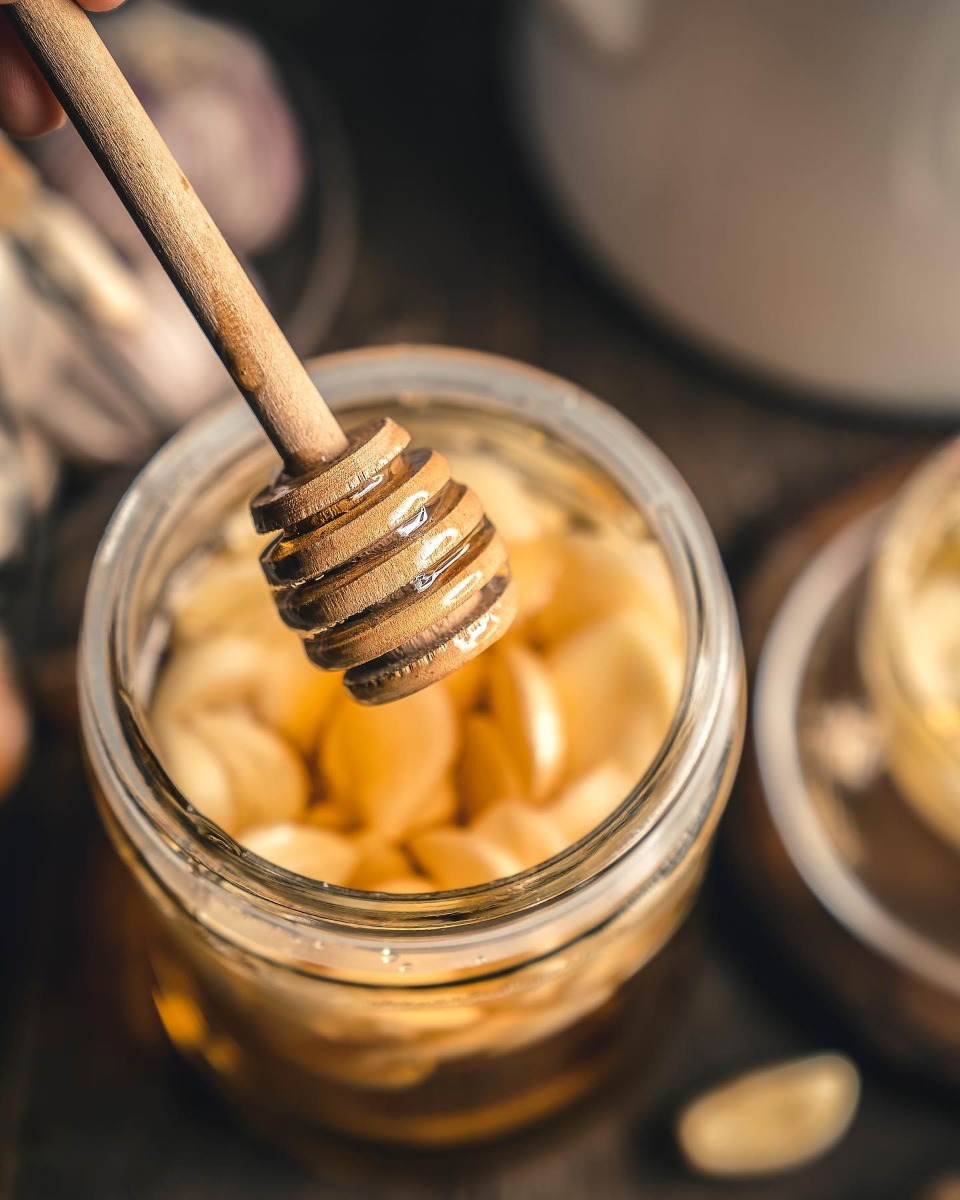 CÁCH LÀM TỎI NGÂM MẬT ONG TĂNG SỨC ĐỀ KHÁNG 🍯

Mình đang được tận hưởng những ngày hạnh phúc khi tuần lễ ẩm nồm đi qua và nắng ấm trở lại. Theo thói quen hàng ngày, mình lấy ra hũ tỏi ngâm mật ong trong bình thủy tinh, pha với nước ấm như trà rồi thưởng thức, trong lòng thấy ấm áp và thư thái vô cùng.

Mình chợt nghĩ, có lẽ ở thời điểm hiện tại, giữ gìn sức khỏe là một trong những vấn đề được người người, nhà nhà quan tâm nhất. Từ lâu mình đã tâm niệm, chính những thứ ta lựa chọn ăn uống, đưa vào cơ thể hàng ngày, chính là yếu tố quan trọng nhất phản ánh sức khỏe. Chẳng phải bạn là những gì bạn ăn hay sao? Hôm nay, mình xin được chia sẻ với các bạn cách làm tỏi ngâm mật ong – bài thuốc dân gian giúp nâng cao sức đề kháng và hỗ trợ phòng trừ nhiều bệnh. Tỏi và mật ong cũng là hai nguyên liệu dễ tìm và rất phổ biến trong căn bếp gia đình Việt Nam. Cùng làm thử ngay bạn nhé!

• Nguyên liệu:
150g tỏi to (khoảng 4 củ)
1l mật ong nguyên chất

• Cách làm:
Tỏi rửa sạch rồi mới bóc vỏ, hoạc bóc vỏ và giữ sạch không rửa lại nước.
Thái lát dọc dày khỏng 2mm.
Cho tỏi vào lọ thuỷ tinh sạch đã tiệt trùng, khô ráo.
Để tỏi nghỉ 15 -30 phút. Có thể vài phút lại xóc đều tỏi lên 1 lần.
rót đầy mật ong cho ngập.
Đậy thật kín để nơi thoáng mát, bọc kín tránh ánh sáng.
Để hết hẳn mùi tỏi thì tốt nhất sau 15 ngày bắt đầu dùng.
Nếu bảo quản tốt, kín sẽ để được rất lâu ở nhiệt độ phòng (mùa hè nên để ngăn mát tủ lạnh các bạn nhé).

Nguồn: Esheep Kitchen