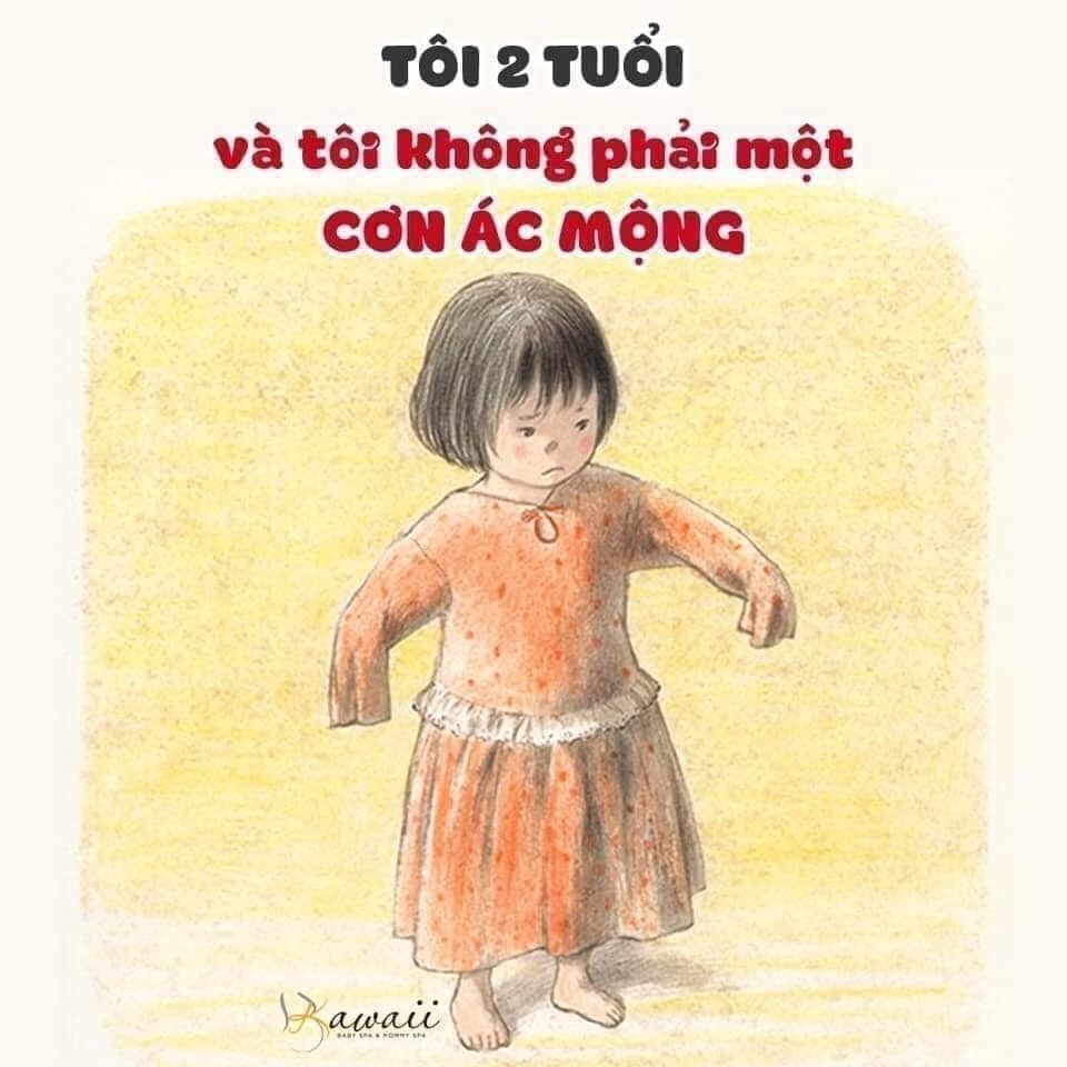 Hôm nay tôi thức dậy và muốn tự mặc quần áo, nhưng ba mẹ nói rằng "Không, muộn rồi, con mặc bao giờ mới xong". Điều đó làm tôi có chút thất vọng.

Tôi muốn tự ăn sáng nhưng rồi ba mẹ lại nói "Không, con ăn dơ lắm, mẹ đút cho con". Tôi thấy buồn.

Tôi muốn tự leo lên xe để ba mẹ đưa tôi tới trường, nhưng họ lại nói "Không đang gấp lắm, không có thời gian đâu" và họ nhấc bổng tôi lên xe. Lúc này tôi muốn khóc quá.

Tôi muốn tuột khỏi xe nhưng họ nói "Không, muộn quá rồi" và họ bế tôi xuống. Tôi muốn chạy khỏi họ.

Rồi tôi muốn chơi xúc xắc, nhưng người lớn, họ lại nói "Không, con làm sai rồi, phải làm thế này..." và tôi chẳng muốn chơi xúc xắc nữa. Tôi muốn chơi chiếc ô tô mà bạn đang chơi, vì vậy tôi lấy nó. Họ nói với tôi "Không được làm như vậy, phải chia sẻ". Tôi không biết mình làm gì sai, nhưng tôi thấy buồn. Tôi đã khóc thật sự. Tôi muốn ôm, nhưng họ chỉ đứng nhìn tôi rồi họ nói "Không, chẳng có gì phải khóc cả, nín ngay".

Đã tới lúc đi ra ngoài. Tôi biết vì họ cứ lặp đi lặp lại "Dọn đồ chơi của con đi". Tôi không biết chính xác mình phải làm gì nữa, nên tôi cứ đợi xem có ai tới chỉ và làm cùng mình không. Nhưng họ lại lớn tiếng "Sao thế? Tại sao con cứ ì ra, cất đồ chơi nhanh lên nếu không là bị phạt đấy".

Vâng, tôi không được tự phép mặc quần áo, không được tự ăn, không được tự đi xe nhưng bây giờ họ yêu cầu tôi tự dọn dẹp đóng gói đồ chơi. Tôi thì chẳng biết làm thế nào cả. Đáng ra nên có ai đó chỉ cho tôi chứ? Mình phải bắt đầu từ đâu? Những thứ này cho vào đâu? Tôi nghe thấy rất nhiều từ, nhưng tôi không hiểu họ đang thực sự yêu cầu gì. Tôi sợ mình làm sai và không muốn di chuyển. Tôi sợ quá, tôi nằm lăn ra sàn và khóc đây!

Và tới giờ ăn tối, tôi chỉ muốn ăn những gì tôi thích. Nhưng họ nói "Không, con còn nhỏ, ba mẹ sẽ cho con ăn". Nó khiến tôi cảm thấy mình nhỏ bé. Tôi cố gắng lấy thức ăn trước mặt nhưng họ không đưa cho tôi, họ đút cho tôi thứ tôi không thích vào nói "Đây đây, ăn thử một miếng nào" và thậm chí còn ép tôi nhai. Tôi tức giận, tôi khóc và ném đồ đi. Tôi không muốn ăn nữa. Tôi muốn rời khỏi ghế... nhưng không ai cho phép tôi làm điều đó. Họ cứ tiếp tục nói tôi nên ăn gì đó. Nó khiến tôi khóc nhiều hơn. Tôi vừa đói, vừa buồn vừa thất vọng. Tôi mệt mỏi và tôi muốn được ôm. Tôi không cảm thấy an toàn và không được bảo vệ. Điều đó khiến tôi sợ. Tôi càng khóc to hơn.

Tôi đã 2 tuổi. Không ai cho phép tôi mặc quần áo. Không ai cho phép tôi đi tới nơi tôi muốn. Không ai cho phép tôi tự ăn. Nhưng tôi phải biết cách chia sẻ, vâng lệnh, nghe lời, hay là chờ đợi. Họ mong tôi biết phải nói gì, phải làm gì và làm thế nào để đối phó với cảm xúc của mình.

Tôi phải ngồi yên hoặc biết rằng nếu tôi ném thứ gì đó xuống sàn, nó sẽ vỡ/hỏng. Có điều tôi thậm chí còn chẳng biết nó là gì. Tôi không được phép dùng kéo, buộc dậy, thắt nút, chạy, ném hay làm những gì tôi có thể làm. Tất cả những gì tôi quan tâm và có thể gây rắc rối hay phiền toái đều là thứ tôi không được phép làm.

Tôi 2 tuổi, và tôi không phải là một cơn "ác mộng". Tôi buồn. Tôi lo lắng. Tôi hồi hộp, quá tải và bối rối. Hãy cho tôi được là một đứa trẻ 2 tuổi bình thường. Hãy cho tôi một cái ôm. Điều tôi cần có lẽ là ai đó ngồi xuống thấp để ôm tôi hoặc bế ôm tôi đứng lên. Chỉ cần vậy, mà thôi.

Nguồn: Dejah Roman, Việt hóa bởi Raised Happy
Minh họa: Chiaki Okada