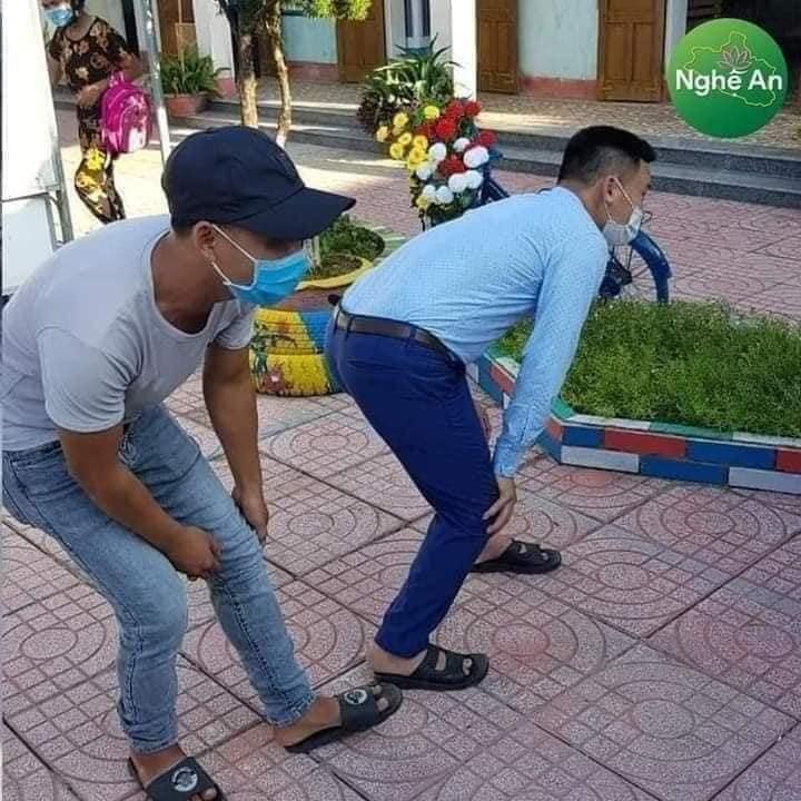 Hình ảnh những ông bố bà mẹ những ngày đầu tiên đi gửi trẻ 🤣🤣