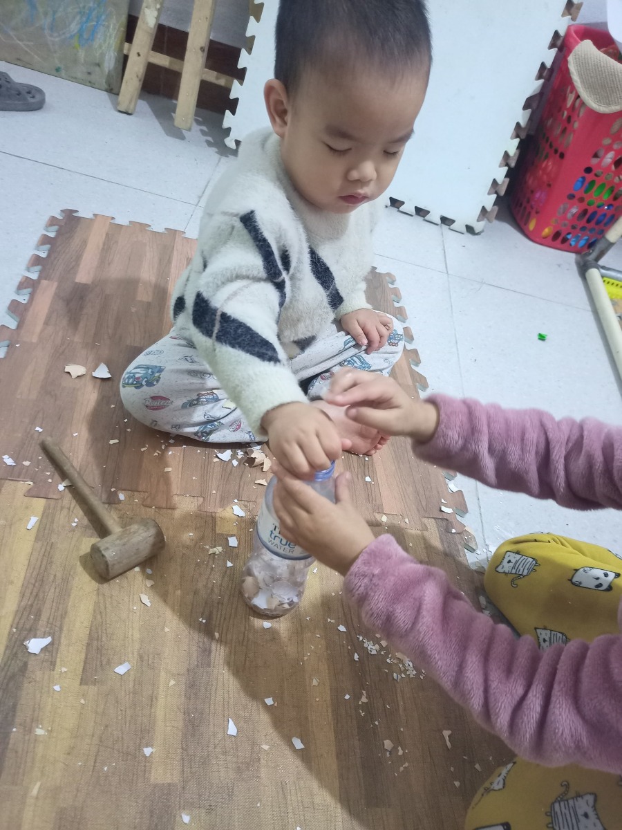 RÁC NHÀ BẾP.... 
VỎ TRỨNG ĐA NĂNG ... 

Đợt này ngày nào mẹ cũng có vỏ trứng... 
Và hôm nay voi lại được học dc bao nhiều kỹ năng từ mấy cái vỏ trứng này nè... 
Voi học dc gì nào. 

✌Làm quen mặt số
✌ Vận động tinh
✌ Tăng khả năng năng định vị chính xác
✌ rèn sự tập trung
👍 giác quan với vỏ trứng.  

Chị thỏ gom vỏ trứng để bón cây nữa .. 
Các mẹ ăn trứng gom vỏ lại nha... 
Nhiều trò lắm đó ạ.