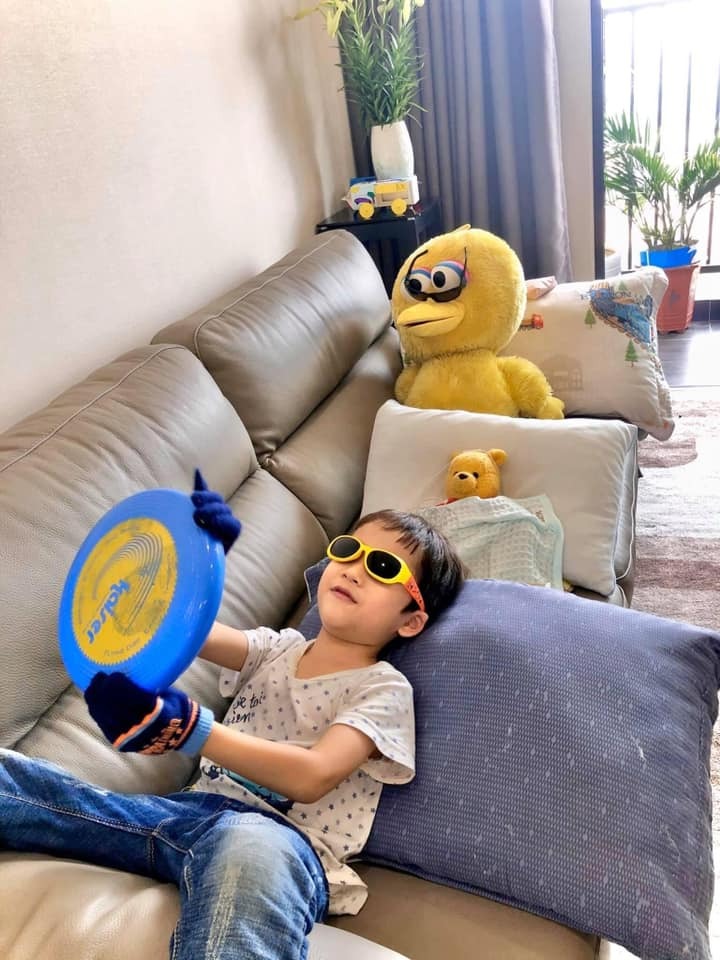 Để trẻ hợp tác-nghe lời☘️❤️

Đây là câu chuyện hồi Bon 4-5 tuổi.
Chiều nào mà mẹ giữ đúng lời hứa với Bon, đón cu cậu đúng giờ và cho đi chơi sân cát thì cu cậu vui lắm. Thế nhưng đến giờ ra về rồi mà cu cậu vẫn chưa muốn đi về. Chắc hầu hết các bố mẹ đều từng rơi vào tình cảnh này rồi nhỉ. Qua 4 năm đồng hành cùng con kể cả khi còn ở bên Nhật lẫn khi về Việt Nam, từ khi cho con đi chơi bên ngoài, cách ứng xử của mình hầu như không thay đổi, chỉ có kiên trì theo một hướng:

1. Trước khi chơi mình sẽ hỏi-thoả hiệp trước với con là mình chơi trong bao lâu

"Mình chơi tầm 30 phút thôi con nhé. Mẹ sẽ bấm giờ, đến khi chuông kêu thì sẽ tắt nhé".
Nếu hôm nào mẹ quên không nói giờ trước thì cứ để con chơi thoải mái.

2. Nhưng sắp đến lúc ra về mẹ sẽ đánh động trước "Bon ơi sắp đến giờ đi về rồi. CON MUỐN CHƠI THÊM MẤY PHÚT NỮA".

Câu hỏi này thường sẽ dành cho các bạn tầm 3 tuổi trở lên khi các bạn đã biết đưa ra chính kiến. (Còn những bạn nhỏ hơn thì mẹ có thể nói là "mình chơi thêm tầm 5 phút nữa thôi nhé, mẹ bấm giờ chuông kêu là về nhé". )
Đừng bắt trẻ phải đứng lên về ngay, mà hãy cho trẻ thời gian để chuẩn bị tâm lí.

3. Thường khi được hỏi con trẻ sẽ luôn cảm thấy mình được tôn trọng cảm xúc, nên sẽ hợp tác hơn. Bon thường giơ 10 ngón tay ra, nhưng có hôm không có thời gian thì mình chỉ nháy mắt giơ 5 ngón tay lên thôi, cu cậu cũng gật đầu. Có lúc mình bấm giờ bằng điện thoại. Có lúc mình đếm ngược. "Còn 2 phút nữa thôi nhé...Còn 1 phút nữa.....Còn 30 giây....10.9 8 7 6 5 4 3 2..1 giây hết giờ". Việc lồng ghép đếm ngược thời gian này cũng là một trò chơi khiến con rất thích thú và vui vẻ để chấp nhận mặc dù vẫn còn tiếc nuối cuộc vui lắm.

4. Nếu con xin "Cho con chơi thêm 5 phút nữa" thì có thể chấp nhận nhưng chỉ duy nhất 1 lần 5 phút thôi chứ không hơn. Các bạn nhỏ rất hay thương lượng với bố mẹ kiểu đó.

5. Quá trình để trẻ hợp tác rất cần sự kiên trì và nhất quán

Khi còn 2 tuổi, có thể trẻ rất hợp tác khi chuông kêu, khi mẹ nhắc đến giờ đi về rồi. Nhưng khi con lên 3-4 tuổi thì độ "lì" rất cao, thậm chí còn gào khóc ăn vạ nhất định không chịu về dù chuông bấm giờ đã kêu, đòi xin thêm 5-10 phút nữa và mình cũng từng gặp mấy lần với Bon.

Điều đó rất bình thường bố mẹ ạ. Vì quá trình đứa trẻ trưởng thành rất cần những trải nghiệm như vậy để giúp chúng biết cách tự kiềm chế cảm xúc, cân bằng cảm xúc trong mình. Và thái độ xử lí nhất quán của bố mẹ trong các tình huống sẽ giúp cho trẻ biết dù mình mè nheo khóc lóc cũng vẫn phải chấp nhận, phải đi về dừng cuộc vui ở đây thôi.
Sự thừa nhận cảm xúc "Mẹ biết con vẫn rất thích chơi tiếp, nhưng đã hết giờ chơi rồi mà. Con có thể bình tĩnh ngồi khóc một chút cũng được, mẹ đợi con thêm 2 phút nữa nhé".
Trải nghiệm cảm xúc tiếc nuối vì dừng một cuộc vui, tức giận vì không được đáp ứng mong muốn như vậy cũng là những trải nghiệm rất tuyệt vời với con trẻ. Trải nghiệm ấy sẽ làm giàu vốn cảm xúc của trẻ.

6. Bố mẹ thể hiện sự đồng cảm và kiên trì

Có những buổi Bon nhà mình khóc lóc chạy theo đánh cả mẹ đòi chơi tiếp, ấm ức nói con ghét mẹ, nhưng rồi 5 phút sau lại "Con yêu mẹ nhất trên đời". Khi con cáu kỉnh, chưa biết giữ lời hứa, chưa kiềm chế được cảm xúc thì rất cần bố mẹ phải kiềm chế và kiên trì.
Đừng nổi cáu và quát mắng con khi con chưa chịu hợp tác, cũng không cần giải thích quá nhiều khi mà tâm trạng của con đang cáu. Những lúc con cáu mình chỉ im lặng hoặc gật gù mọi điều con nói, vì thế mà cơn giận dỗi mẹ của Bon cứ thoảng qua như một cơn gió vậy.

Và đến khi đã 5-6 tuổi Bon rất hợp tác và hiểu chuyện vì cả quá trình mấy năm như vậy con đã rất trưởng thành về mặt cảm xúc rồi.
Còn bây giờ 7-8 tuổi thì sẽ càng hiểu chuyện hơn rồi 😊.

Đó là sự trưởng thành mà chẳng có chỉ số test nào đo đếm được, nhưng với mình thì đó mới là những giá trị quan trọng. Đó là những năng lực phi nhận thức: khả năng trì hoãn sự hài lòng, kiểm soát cảm xúc và biết lắng nghe- thấu cảm với người khác…

Cre: Aki Nguyen
