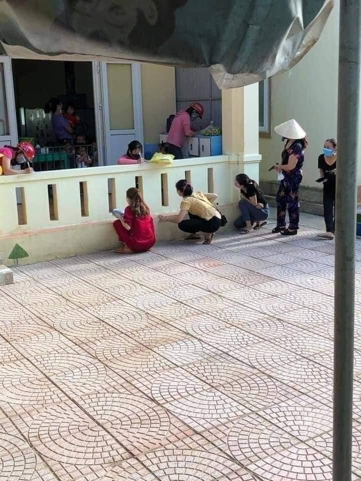 Hình ảnh những ông bố bà mẹ những ngày đầu tiên đi gửi trẻ 🤣🤣