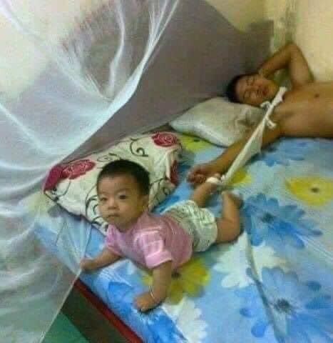 Để các ông bố trông con thật sự là một việc mạo hiểm 😂😂😂
