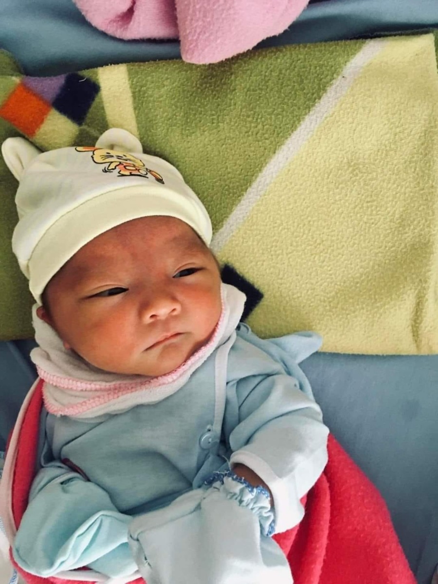 Đây là 20 sự thật thú vị về trẻ sơ sinhgiúp giải đáp những lo lắng phổ biến nhất của các bà mẹ bỉm sữa lần đầu chăm con.

🌻1 BÉ SƠ SINH HAY GIẬT MÌNH
Mẹ sẽ gặp hiện tượng này ở trẻ sơ sinh ngay từ khi mới chào đời cho đến tầm 6 tháng tuổi. Khi con đang ngon giấc hay nếu có một tiếp xúc trên thân thể, phản ứng thường thấy của con là giật nẩy người lên. Bé sẽ giơ chân, tay, xòe tay ra hoặc co người lại.

🌻2 HIỆN TƯỢNG GIẬT CƠ
Khi ngủ, nhất là ở giai đoạn ngủ sâu, nhiều trẻ thường có hiện tượng chân, tay hoặc khóe miệng hơi giật. Đây là một trong các phản xạ tự nhiên của bé sơ sinh. Điều này sẽ dần dần biến mất sau 3 tháng đầu đời của trẻ.

🌻3 CON THÍCH VẶN MÌNH
Đây cũng là điều hết sức bình thường với trẻ sơ sinh. Trong ngành Y gọi hiện tượng này là “hoạt động thể dục của hệ cơ ở bé sơ sinh”. Khoảng thời gian thức giấc của bé cũng giống như người lớn. Con vặn mình, nhấc chân tay lên quá đầu, cong mông và đầu gối rồi vặn người qua lại. Một số trẻ còn vặn mình đến mức mặt đỏ tía tai. Tuy vậy mẹ không cần phải lo lắng về điều này.

🌻4 TRẺ SƠ SINH BỊ NẤC
Điều này thường xuất hiện sau khi con đã ăn no. Cơ hoành của con hoạt động chưa nhịp nhàng với hơi thở. Trong khi ăn no khiến dạ dày con được nới rộng ra, tạo lực tác động lên cơ hoành, khiến cho cơ này bị co rút lại đột ngột. Vì thế trẻ dễ bị nấc mỗi khi ăn sữa xong.

🌻5 BÉ Ị QUÁ NHIỀU
Trẻ sơ sinh trong 2-3 tháng đầu, nhất là các bé bú sữa mẹ sẽ ị ngay sau khi ăn xong. Hoặc nếu chưa ị con sẽ vặn mình và đánh rắm kèm theo một ít phân són. Bé sơ sinh có thể ị tè từ 10-20 lần/ngày. Nếu không thấy có máu dính lẫn với phân hoặc dịch nhầy thì đây là hiện tượng không có gì đáng lo ngại.

🌻6 BÉ SƠ SINH THƯỜNG BỊ TRỚ SỮA
Hiện tượng này xuất phát từ việc hệ tiêu hóa của trẻ chưa hoàn thiện đầy đủ các chức năng. Phần cơ thực hiện nhiệm vụ giữa thực quản và dạ dày chưa hoàn toàn khép kín. Nếu con trớ sữa khi đang ợ hơi hoặc ngay khi mới ăn xong thì mẹ có thể yên tâm là điều này không ảnh hưởng gì đến lượng dinh dưỡng của con.

🌻7 BONG TRÓC DA
Ngay sau khi sinh từ 24-48 tiếng đồng hồ, lớp da bên ngoài của con sẽ bị bong tróc khá nhiều. Đây là do lớp sáp trắng có nhiệm vụ bảo vệ làn da nhạy cảm của bé trong túi ối khi con còn ở trong tử cung bắt đầu bị bong ra. Lớp da ngoài cùng dần khô và bong ra được xem là quá trình tự nhiên. Hiện tượng này sẽ tự biến mất mà không cần bôi bất kỳ loại kem nào.

🌻8 BỚT XANH Ở TAY VÀ GÓT CHÂN
Thường xuyên xuất hiện ở trẻ sơ sinh trong 1-2 ngày đầu tiên khi mới chào đời. Điều này có thể do con chào đời trong môi trường nhiệt độ thấp khiến thân nhiệt trẻ lạnh và sinh ra các bớt màu xanh như vậy.
Nếu con nằm phòng có điều hòa thì nên chỉnh nhiệt độ ở 25-26 độ C để con được thoải mái, dễ chịu hơn.

🌻9 RA MÁU QUANH CON NGƯƠI MẮT
Không phải là hiện tượng quá phổ biến nhưng vẫn có thể xảy ra với một số trẻ. Hiện tượng này sẽ hết sau 1-2 tuần bé chào đời.

🌻10 NỐT MẨN TRẮNG
Những nốt này có thể xuất hiện ở mũi, má, trán hoặc đầu ti của trẻ. Kích cỡ các nốt rất nhỏ, tầm 1mm và tự hết sau khi con 2-3 tuần tuổi hoặc cho đến khi con tròn 2 tháng tuổi.

🌻11 MÔI KHÔ VÀ BONG TRÓC THÀNH LỚP
Cơ thể con đang thay làn da mới mà thôi.

🌻12 ĐẦU TI CON CHẢY SỮA
Là đặc trưng ở nhiều trẻ sinh đủ tháng. Hiện tượng này có thể xảy ra ở cả bé sơ sinh trai và gái. Thỉnh thoảng mẹ sẽ thấy có một ít sữa rỉ ra từ đầu ti con. Hiện tượng này là do hoóc môn trong cơ thể mẹ đi qua nhau thai và truyền tới cơ thể bé sơ sinh. Mẹ không nên nặn bóp ti bé vì có thể khiến con bị đau rát.

🌻13 CÁC NỐT MẨN ĐỎ
Thường xảy ra với một số trẻ trên 2 tuần tuổi. Hiện tượng này xuất hiện nếu con ở trong môi trường quá nóng ẩm. Tuyến mồ hôi hoạt động chưa hoàn thiện dễ bị tắc sẽ làm cơ thể con xuất hiện các nốt đỏ như vậy. Chỉ cần cho bé ăn mặc thoáng mát, không khí trong lành và nhiệt độ mát mẻ thì các mẩn đỏ này sẽ tự biến mất.

🌻14 TINH HOÀN CON SƯNG TẤY
Khi mới chào đời, hầu như bộ phận sinh dục của bé trai và bị gái đều trông sưng to một cách khá dị thường. Tuy vậy, chỉ sau một vài ngày, hiện tượng này sẽ dần biến mất.

🌻15 CỤC THỊT THỪA Ở ÂM ĐẠO BÉ GÁI
Phần thịt này trong Y học gọi là nụ sinh dục. Đây là hiện tượng sinh lý bình thường và không có gì đáng lo ngại.
Sở dĩ có hiện tượng này vì các bé gái mới sinh trong những ngày đầu thường có chất dịch quánh ở âm đạo chảy ra do ảnh hưởng từ hoóc môn của cơ thể mẹ.
Khi tắm cho bé mẹ chỉ cần lau chùi nhẹ nhàng và tuyệt đối không tự tiện cậy ra. Nó sẽ tự hết sau 2-3 tuần tuổi của bé.

🌻16 MÁU XUẤT HIỆN Ở ÂM ĐẠO CỦA BÉ GÁI SƠ SINH
Mẹ đừng quá hoảng hốt nếu thấy các bé gái có chút máu hồng xuất hiện ở vùng âm đạo của con vào ngày thứ 3-5 sau khi chào đời. Hiện tượng này là do hoóc môn từ mẹ đi qua nhau thai và vào cơ thể bé. 2 tuần sau sinh, biểu hiện ra máu sẽ tự biến mất hoàn toàn.

🌻17 CON KHÔNG CHỊU Ị TRONG NHIỀU NGÀY
Bé ăn sữa bột có thể đi ị ra phân rắn và không đi ngoài nhiều như trẻ ăn sữa mẹ. Nhiều bé phải 3-4 ngày mới đi một lần. Hiện tượng bài tiết như vậy không bị coi là bất thường. Nhiều bé bú mẹ cũng không đi ị trong nhiều ngày. Nếu con không có biểu hiện khó chịu, nôn mửa, phân mềm và ăn sữa tốt thì bé vẫn hoàn toàn khỏe mạnh.

🌻18 CON KHÓC MỖI LẦN ĐI TÈ
Khi trẻ sơ sinh tròn 1 tháng tuổi, nhiều bé đã bắt đầu hình thành phản xạ buồn đi tiểu. Vì thế mà con khóc như thể đang rất đau đớn, đặc biệt là mỗi khi tiểu tiện sau khi thức giấc.

🌻19 CÓ NỐT TRẮNG TRONG MIỆNG
Thường xuất hiện ở vòm miệng của trẻ sơ sinh. Đó có thể là các nốt rất nhỏ và nhiều. Theo thời gian, các nốt này sẽ dần biến mất và không ảnh hưởng gì đến việc bú sữa của trẻ.

🌻20 LƯỠI TRẮNG
Bé bú sữa mẹ hoặc ăn sữa ngoài đều có thể bị hiện tượng này. Lớp váng sữa sau khi con ăn xong đọng lại trên lưỡi có thể khiến lưỡi con có 1 lớp trắng.
Thông thường hiện tượng này sẽ dần biến mất khi trẻ tầm 6 tháng tuổi trở đi. Mẹ có thể giúp con vệ sinh miệng hàng ngày sáng, tối bằng khăn xô mềm.
Nếu trẻ đã trên 6 tháng tuổi thì ngoài việc đảm bảo vệ sinh lưỡi sạch sẽ, mẹ nên cho bé uống thêm nước tráng miệng để phòng tránh tốt nhất hiện tượng này.

Trẻ sơ sinh có thể gặp 1 hoặc nhiều trong 20 hiện tượng nói trên. Mẹ hãy bình tĩnh quan sát con để không quá lo lắng một cách thái quá nếu đấy là các hiện tượng hết sức bình thường và tự nhiên của trẻ sơ sinh.
Nguồn: sưu tầm