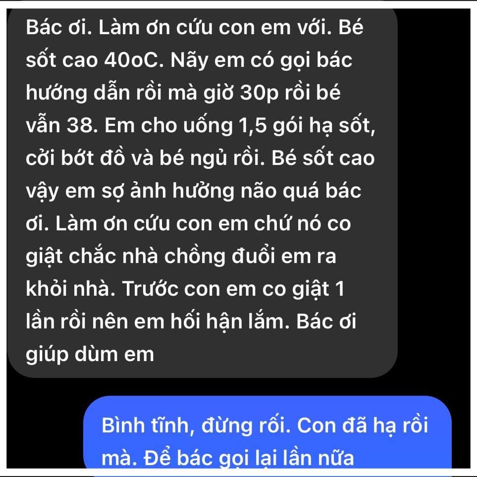 VẤN ĐỀ SỐT KHÔNG HẠ Ở TRẺ

Đây là câu nhắn đêm qua của một người mẹ mà bác muốn chia sẻ với mọi người vì chắc chắn những đứa trẻ ít nhất trong đời chúng sẽ có một lần sốt không hạ

Những đứa trẻ sốt, đặc biệt là sốt siêu vi thì đôi khi chúng sẽ sốt rất cao, 39-40oC. Nhưng các bạn phải hiểu bản chất của sốt đó chính là quá trình cơ thể chiến đấu với vi sinh vật, nhiệt độ cao của cơ thể sẽ khiến bất hoạt các vi khuẩn, virus...để từ đó các tế bào miễn dịch dễ dàng làm việc đẩy vi sinh vật ra khỏi cơ thể bé.

Khi chúng ta cho bé 01 liều hạ sốt Paracetamol (Acetaminophen) 10 - 15mg/kg thì:

[1] KHÔNG NHẤT THIẾT nhiệt độ cơ thể của bé phải giảm từ 40 độ xuống 37 độ như bình thường không có bệnh được. Chỉ cần các bạn cho uống và nhiệt độ cơ thể của bé GIẢM THẤP HƠN trước khi uống hạ sốt là có thể tạm chấp nhận rồi.

Ví dụ, trẻ 10kg sốt 40 độ uống 1 gói paracetamol 150mg thì 30 phút sau xuống 38,5 độ mà bé đỡ mệt, đỡ quấy, ngủ ngon hơn...thì không việc gì phải lôi bé dậy để lau mát hoặc bắt buộc phải uống thêm thuốc để hạ xuống 37 độ như bình thường cả.

[2] Co giật do sốt KHÔNG LIÊN QUAN trẻ sốt cao hay thấp, tất cả phụ thuộc vào CƠ ĐỊA từng bé. Ví dụ có bé sốt 40 độ vẫn không giật nhưng có bé chỉ sốt 38 độ là co giật.

Co giật do sốt thường ít khi ảnh hưởng tới não hay khiến trẻ chậm phát triển như một số tin đồn. Trẻ co giật nhưng không sốt hoặc co giật liên tục không rõ lý do thì nên đưa đến bệnh viện để khám loại trừ động kinh hay các vấn đề thần kinh khác.

[3] Ibuprofen theo phác đồ của Bộ Y Tế không cho dùng ở nhà hoặc không dùng khi chưa loại trừ Sốt Xuất Huyết. Các mẹ muốn dùng nên hỏi ý kiến bác sĩ trước khi dùng.

[4] SAU KHI CHO UỐNG HẠ SỐT RỒI THÌ MÌNH CÓ THỂ LÀM GÌ CHO CON?
(1) Mặc một lớp đồ mỏng nhất có thể, một số bé thậm chí chỉ mặc mỗi tả
(2) Không lau mát nếu không sốt quá cao hơn 40 độ. Dưới 40 độ cứ để bé ngủ. Các nghiên cứu chỉ ra rằng việc lau mát không giúp nhiệt độ trẻ giảm nhanh hơn việc uống thuốc đơn thuần. Bạn cứ thử nghĩ bạn đang rất mệt do sốt. Điều bạn cần là uống 1 viên Para rồi ngủ. Nhưng ai đó cứ lột đồ bạn ra rồi lau người bạn, bạn sẽ thấy khó chịu thế nào. Chuyện lau mát từ lâu đã chứng minh rằng không giúp ích mà còn tăng khó chịu cho bé.
(3) Uống thật nhiều nước, nước có điện giải càng tốt
(4) Môi trường thông thoáng hoặc nhiệt độ phòng 24-25oC
(5) Miếng dán hạ sốt không giúp trẻ hạ sốt!
(6) Đưa con tái khám ngay khi có một trong những dấu hiệu NẶNG liệt kê ở trên hoặc khi con sốt kèm theo triệu chứng mới (thở mệt hơn, đừ hơn, sốt cao hơn, tiêu chảy liên tục…)

Tóm lại, khi đã cho con uống thuốc đủ liều rồi thì cứ mặc thoáng cho con rồi để con ngủ. Bố mẹ cứ ở bên cạnh con, không cần phải đè con ra uống thuốc tiếp nếu chưa đủ 4-6 tiếng hoặc lau mát con. Đôi khi, bé uống thuốc xong giảm được 1-2 độ và ngủ ngon là được rồi. Những đứa trẻ thường sốt cao trong 3-5 ngày đầu sau đó sẽ giảm dần. TẤT CẢ TRẺ SỐT PHẢI ĐƯỢC KHÁM BỞI BÁC SĨ CHUYÊN KHOA NHI!

Cập nhật: sau khi để bé ngủ yên thì cả ngày hôm nay bé không sốt nữa, chỉ 37,8oC và bắt đầu ăn khá hơn. Chia sẻ cùng mọi người

- bác sĩ Sang