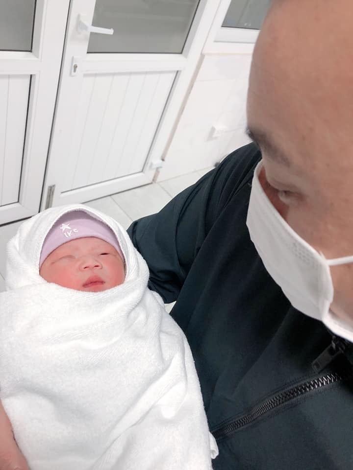 Dậy sớm để đi đón tình yêu.
Chúc con hay ăn mau lớn, mọi điều tốt lành sẽ đến với con!