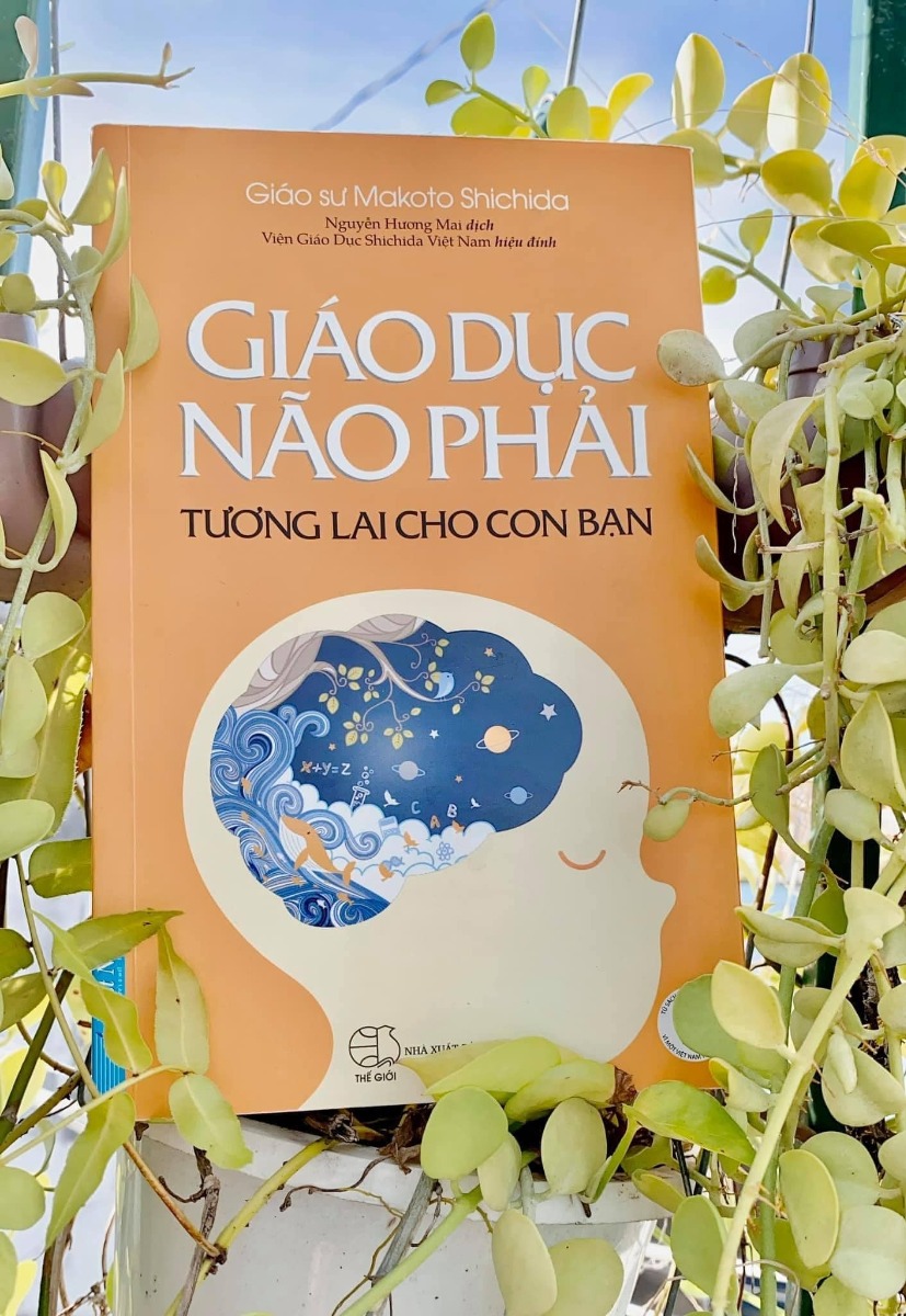 🍀GIÁO DỤC NÃO PHẢI-TƯƠNG LAI CHO CON BẠN, BA MẸ CÓ BIẾT?!

Các mẹ cùng cho các bé học ngay trên Mamibabi nhé https://mamibabi.com.vn/r/252459

Ai đã từng xem chương trình siêu trí tuệ và ngưỡng mộ các bé nhỏ siêu trí nhớ giống như mình không?😍 Mình mê chương trình đó lắm và thật sự rất khâm phục tài năng của các siêu nhí, khi đó mình chỉ nghĩ trong đầu là ôi! Các thần đồng, chỉ có tài năng thiên bẩm mới được như thế, thật siêu phàm quá! ❤️

Nhưng từ khi biết đến khái niệm Giáo Dục Não Phải cho con và tìm ra các bí ẩn của vùng não này, mình đã dần khai mở và giải thích được vì sao họ lại phi thường như thế, và mình cảm thấy thán phục chính cha mẹ của các bé ấy đã kiến tạo nên những thiên tài cho đất nước, vì họ đã đi đúng và biết cách giáo dục não phải cho con cũng như phát huy tiềm năng sẵn có bên trong con, thật tuyệt vời!

Nói thế không có nghĩa mình mong muốn mọi người biết đến Não Phải để dạy con thành thiên tài( các bé em của chúng ta vốn dĩ đều là thiên tài mà 😄) mà mục đích của bài viết này chỉ mong ba mẹ có thể biết đến phương pháp giáo dục này để giúp con thể hiện tối đa các năng lực tiềm ẩn bên trong, và mình cũng chỉ là 1 mẹ bỉm đang trên con đường đồng hành cùng con, tìm hiểu kiến thức nuôi dạy con đúng đắn.

💦Vậy Giáo Dục Não Phải là gì?!

Mình chắc chắn 1 điều rằng các ba mẹ có con từ 0-3t sẽ nhận thấy con mình là 1 đứa trẻ có trí nhớ rất tốt và trí tưởng tượng vô cùng phong phú phải không?! Con mình hiện 19 tháng cũng như vậy, khi con hiểu về thế giới xung quanh thì con sẽ bắt đầu liên kết các sự vật với nhau và ghi nhớ mọi thứ,đến lúc bắt gặp hình ảnh quen thuộc bé sẽ tưởng tượng và nhắc mẹ rằng mình đã thấy vật này ở đâu rồi nè, nó trông như thế nào và nó giống như thứ con đã từng thấy.

Thật ra đó chính nhờ vào năng lực của bán cầu não phải, và GD Não Phải chính là để phát triển não cho con có nhiều nhạy cảm hơn, trí tưởng tượng và sự sáng tạo hơn so với những thành tích chỉ học tập thông thường. Không những thế, nó còn là ý nghĩa của sự hiệp nhất, sự hợp tác, tình yêu và thực tế là não phải được mở ở giai đoạn đầu trong cuộc sống của trẻ mà chúng ta dạy kiến thức cho con.

💦Vì sao chúng ta cần phải chú trọng Giáo Dục Não Phải cho con giai đoạn đầu đời 0-6t?!

Các liên kết thần kinh hình thành và cố định trên vỏ não 0 – 3 tuổi và 3 năm đầu đời là giai đoạn rất quan trọng của sự phát triển não cụ thể là trong giai đoạn này não hoàn thành 70 – 80% liên kết giữa các tế bào ở sau não. Khoa học cũng chỉ ra quá trình phát triển từ phải sang trái của não trẻ em. Trong đó: từ 0 - 2 tuổi là thời kỳ phát triển của não phải – đây là giai đoạn thần đồng; 3 - 4 tuổi là giai đoạn chuyển tiếp sang thời kỳ của não trái; từ 6 tuổi là thời kỳ của não trái. Đến 8 tuổi trí lực không phát triển rõ rệt nữa, và sau đó con người chỉ có thể phát triển kỹ năng và tri thức.

Với “Quy luật xén tỉa” của bộ não, các nghiên cứu khoa học đã chỉ ra rằng não người hoạt động trên nguyên tắc “sử dụng nó hay mất nó”; não chỉ giữ lại những kết nối và các con đường thường xuyên được kích hoạt; các kết nối khác không luôn sử dụng sẽ bị xén tỉa, để não hoạt động hiệu quả hơn.

Với “Học thuyết tăng giảm”, tiềm năng của não bộ sẽ theo quy luật giảm dần, nghĩa là giáo dục càng muộn thì tiềm năng có được của con người được phát huy càng ít.

💦Não Phải nếu được khai thác tối đa sẽ có những năng lực gì?

Trưởng thành trong yêu thương, khen ngợi, nhìn nhận và hạnh phúc
Có khả năng ghi nhớ nhanh
Có khả năng trí nhớ dài hạn
Có khả năng tính toán tốc độ cao
Có khả năng đọc nhanh
Có năng lực tưởng tượng phong phú
Có khả năng trực giác vượt trội
Có khả năng lĩnh hội nhiều ngôn ngữ
Các khả năng trực giác ESP của NP:
Khả năng thấu thị.
Khả năng thần giao cách cảm
Khả năng linh cảm
Khả năng chạm để cảm nhận
Khả năng di chuyển đối tượng
Khả năng tự chữa lành

💦Làm thế nào để khai mở tiềm năng Não Phải cho con hiệu quả?!
Thật sự là có rất nhiều trò chơi khác nhau như Mandala, Linking Memory, nhìn xuyên thấu, tưởng tượng, luyện mắt, thần giao cách cảm… nhưng ở đây mình chỉ đề cập đến hai phương pháp sớm nhất và cơ bản nhất cho các bé từ 0-3t mà đa số các mẹ giáo dục sớm cho con đều đang làm thôi ạ, đó chính là những tấm thẻ mà các mẹ tráo Flashcard theo pp Glen Doman đấy ạ! Ngoài ra còn 1 phương pháp giáo dục não phải cực kỳ nổi tiếng của Nhật từ giáo sư Makoto Shichida nhưng thật sự rất ít mẹ VN biết đến.

PP Shichida không chỉ tập trung vào việc tráo thẻ để kích hoạt vùng não phải cho con mà còn là pp nuôi dưỡng tâm hồn con sâu sắc nhất.

Hiện tại mình cũng đang cho con học kết hợp cả 2 phương pháp trên vì nó có những hạn chế nhất định. Mình vẫn cho con học tráo thẻ mỗi ngày để kích hoạt não phải cho con, và con được học với tâm hồn rộng mở, vui vẻ không quạo vì tốc độ tráo thẻ là cực kỳ nhanh và số lượng thẻ tăng dần theo mỗi level rồi.

Nếu ba mẹ chưa biết đến các phương pháp giáo dục não phải và thật sự quan tâm đến giáo dục sớm cho con thì hãy tìm hiểu ngay nha, mình khuyên chân thành ah! Vì con có thể đợi ba mẹ nhưng thời gian là không chờ đợi.😇

Các mẹ cùng cho các bé học ngay trên Mamibabi nhé https://mamibabi.com.vn/r/252459