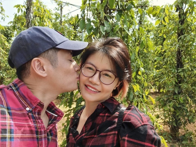 Sợ vợ

Đang dắt xe đi làm, Đức bị thụi một cái đau điếng vào lưng và một khẩu lệnh đanh gọn vang lên: Mất não à quên cơm. Anh lẳng lặng chạy vào nhà xách hộp cơm.

"Trưa ăn nhớ gọi", Minh Trang, vợ Đức nhắc tiếp. "Nhớ rồi", anh đáp rồi nổ máy. "Trong gia đình tôi, mọi lời của vợ là thánh chỉ", Trần Minh Đức, 27 tuổi, công nhân một nhà máy ở Hưng Yên cười, phân bua trước khi phóng xe đi làm.

Đúng giờ cơm trưa, Đức gọi video, lia máy quay một vòng để chứng minh với vợ là mình đang ngồi ở nhà ăn công ty. Nổi tiếng là người sợ vợ nên chẳng ai thấy khó hiểu với hành động của anh. Hàng ngày, vợ Đức bắt phải mang cơm trưa, ăn tại công ty nên mỗi sáng anh dậy sớm nấu, tranh thủ đun cháo cho con và bỏ đồ vào máy giặt. Lịch trình đi làm của anh luôn cố định, không được sớm quá 5 phút, cũng không về muộn quá 10 phút. 

Tiền lương hàng tháng của anh được chuyển thẳng vào tài khoản vợ, tin nhắn thông báo lương, thưởng cũng bằng số điện thoại cô. Thỉnh thoảng bạn rủ đi uống bia, anh phải trình bày đi với ai, ở đâu, mấy giờ về và tuyệt đối không dám về quá giờ vợ cho phép 10 phút.

Mặc dù nghe lời vợ như thế, anh chồng vẫn thường bị đánh. Hàng xóm đã từng chứng kiến những lần cô vợ không vừa ý là anh chồng bị đấm, đá. "Thú thật là tôi sợ cô ấy", Đức chia sẻ.

Anh Phạm Ngọc Linh, 36 tuổi, ở Hà Nội cũng tự nhận mình là người sợ vợ. Đang điều hành một công ty dịch vụ quảng cáo nên anh bận bịu tối ngày, nhưng cứ về nhà là biến hình thành một osin tiêu chuẩn. 

Ngoài rửa bát, quét nhà, anh tắm cho ba con, vợ sai gì làm đấy. Bị chị quát mắng, anh chỉ dám cười trừ. Kinh tế gia đình đều do một tay anh lo toan, tuy nhiên việc lớn nhỏ nào ở nhà lẫn công ty, anh đều tham khảo ý kiến chị. "Nếu cô ấy không thông, tôi không dám quyết", Linh nói.

Theo nhà báo, diễn giả Hoàng Anh Tú "đàn ông sợ vợ" là một chủ đề có thể nói mãi không hết chuyện. Nó vừa có thể nói bằng giọng bi ai, vừa có thể đem ra làm chuyện cười, dùng để "luận bàn đẳng cấp" giữa đàn ông với nhau, lại có thể dùng để châm biếm, giễu nhại chính các bà vợ khi họ không có mặt.

Anh Tú từng gặp và chơi với rất nhiều đàn ông sợ vợ. Có người bạn đi tới đâu, ngồi với ai cũng phải chụp ảnh selfie để gửi về báo cáo bởi vợ hay ghen. Có hôm người đó đang uống nước, anh Tú cùng một đồng nghiệp nữ bước đến ngồi chung bàn cho vui. "Cậu ấy uống vội cốc nước rồi đứng dậy về luôn vì không biết giải thích thế nào để vợ tin cô gái ngồi cùng là đồng nghiệp thằng Tú", nhà báo Hoàng Anh Tú kể. Lý do vì anh đã một lần ngoại tình bị vợ phát hiện nên sợ.

Chuyên gia tâm lý Trần Kim Thành (Hà Nội) chia sẻ, có một nam khách hàng là tổng giám đốc một công ty trong lĩnh vực xuất nhập khẩu, có tiền tài và quyền lực. "Nhưng đứng trước vợ anh ấy như một con cún", bà Thành nói.

Người vợ to cao, đanh đá, hay lớn tiếng với chồng không chỉ trong nhà mà còn trước mặt xóm giềng, họ hàng. Thậm chí cô ngoại tình ngay trong nhà mình với người đàn ông từng được chồng cưu mang. Lúc anh chồng phát hiện, đối chất ba mặt một lời, yêu cầu họ chấm dứt quan hệ thì bị vợ sỉ nhục trước mặt người tình. "Xót xa nhất là cô ấy đem điểm yếu nhất của anh ra nói, đó là việc anh không đáp ứng được nhu cầu của vợ", bà Thành chia sẻ.

Dù sự việc đến mức ấy, người đàn ông này vẫn không bỏ vợ. Sau này chính người vợ chán chồng, bỏ đi xuất khẩu lao động, cặp bồ rồi ở lại nước ngoài, còn người chồng vò võ nuôi hai con.

Theo chuyên gia Kim Thành, đàn ông sợ vợ thường chia làm ba kiểu. Thứ nhất, tôn trọng, yêu vợ nên lắng nghe, coi trọng ý kiến của vợ. Kiểu này nói sợ vợ cho vợ thêm yêu thôi chứ thực chất là nể trọng. Người vợ trong trường hợp này thường là những người mà giá trị, cách sống của họ được coi trọng trong mắt chồng và trong gia đình.

Kiểu sợ vợ thứ hai là nhường nhịn cho êm thấm nhà cửa. Người vợ của đối tượng này thường cũng đáo để. Người chồng hiểu chuyện và chủ động chọn nhường, vì có nói cũng không đi tới đâu, chỉ gây thêm mâu thuẫn, xung đột.

Kiểu thứ ba là sợ vợ thật, như bị át vía, bắt vía. Kiểu này người chồng không muốn sợ vợ nhưng không biết làm cách nào để phản kháng. Người vợ của đối tượng này thường là "nữ tướng" trong nhà, cai quản và kiểm soát mọi thứ và cả chồng. Thậm chí có trường hợp thấy bắt nạt được chồng còn có hành động quá đà, hành xử thiếu tôn trọng, tệ hại với chồng.

Dù sợ vợ theo cách nào, đằng sau đều có lý do. Như anh công nhân Minh Đức thuộc diện từng phạm lỗi nên bị vợ bắt vía. Vợ chồng anh kết hôn khi cả hai là sinh viên đại học, vì lỡ có bầu. Nhiều người khuyên nên bỏ thai để học tiếp, nhưng Trang chọn cưới, chăm con, rồi làm công nhân nuôi chồng hết đại học. Từ hai bàn tay trắng, phần lớn nhờ tài vun vén của cô mà giờ họ có nhà cửa ở riêng.

Ba năm trước, Minh Đức nói dối đi làm xa không về, thực chất thuê trọ ở chung một một cô gái trẻ. Trang biết chuyện không đánh ghen, mà đưa cho tờ giấy ly hôn, nhà cửa, con cái thuộc về cô. "Khi sắp mất vợ con, tôi mới hoảng sợ. Tôi ân hận vì đã khiến người phụ nữ hy sinh cho mình nhiều đến vậy phải đau khổ", Đức nói. Anh xin vợ tha thứ. Trang nói sẽ vì con mà bỏ qua nhưng "một lần bất tín, vạn lần bất tin", từ nay mọi việc trong nhà phải nghe lời cô.

Trang thừa nhận đang bắt nạt chồng, nhưng cô cũng lựa lúc không có mặt người ngoài và các con. Năm chồng đi cặp bồ còn mang về khoản nợ 50 triệu đồng, cũng đến tay cô phải trả. "Tôi trở nên kiểm soát, gai góc chỉ vì muốn anh không tái phạm. Khi nợ trả hết, niềm tin tìm lại, tôi hy vọng trở lại mình của ngày xưa", chị tâm sự.

Từ phía anh Phạm Ngọc Linh, nỗi sợ phần nhiều đến từ sự nể vợ. Hồi mới cưới vợ anh, chị Diệu Hương từng làm chủ một cửa hàng văn phòng phẩm, sau đó sinh liền ba con trai nên chỉ ở nhà nội trợ. Chị vốn kém tiếng Anh nhưng muốn làm gương cho con nên tự học, đến giờ cả mấy mẹ con đều đã chinh phục được ngoại ngữ này. Vừa chăm con vừa lo việc nhà, chị vẫn dành thời gian học đàn piano, học may và thể thao giữ dáng. Đặc biệt, cách đối nội, đối ngoại của chị khiến anh luôn được "ngẩng cao đầu".

Anh Linh phân tích, trong loạt phim Diệp Vấn (Trung Quốc), nhân vật chính là một võ sư, võ công siêu hạng nhưng lúc nào cũng răm rắp nghe lời vợ. Nếu như trong phần một của phim, Diệp Vấn bảo "Trên đời này không có người đàn ông nào sợ vợ, chỉ có người đàn ông tôn trọng vợ", thì đến phần ba, võ sư Vịnh Xuân thừa nhận bản thân thực sự sợ vợ. Một cái thở dài, một cái quay lưng, hay một giọt nước mắt của vợ cũng làm ông đứng ngồi không yên.

"Tôi cũng học theo Diệp Vấn, mình làm anh hùng bên ngoài chứ cần gì thắng thua với người đầu gối tay ấp", anh nói. Mặc kệ bị người khác gắn cho mác sợ vợ, anh còn thấy tự hào và xem đây như bí quyết gìn giữ hôn nhân.

Chị Hương cho biết thêm, những người xung quanh đều nói anh sợ chị, bởi anh cũng thừa nhận "đứng trước vợ là bẹp dí như con gián", song chị nghĩ đấy là cách anh thể hiện tình yêu và sự tôn trọng dành cho chị.

Chuyên gia tâm lý Kim Thành cho rằng những người phụ nữ khiến chồng phải sợ theo kiểu bắt nạt chồng nên thay đổi thái độ, hành vi ứng xử với chồng tích cực hơn, bởi cho dù họ có thắng chồng thì cũng không còn được nâng niu, yêu chiều. Người chồng sợ vợ không thể cảm thấy vợ đáng yêu. Đặc biệt họ đánh mất hình ảnh người chồng, người cha đáng kính. "Cuộc hôn nhân như vậy gây ngộ độc cho những người trong cuộc", bà nói.

Nhà báo Anh Tú thì cho rằng đàn ông yêu vợ nên học cách sợ vợ, bởi khi trong lòng tồn tại một nỗi sợ, chúng ta sẽ biết trân trọng hôn nhân hơn, biết nghĩ đến cảm xúc của vợ hơn. Còn chị em phụ nữ, hãy khiến chồng biết sợ mình, nhưng đừng bằng việc làm mình làm mẩy, quát nạt hay dọa đánh chồng.

"Chị em hãy khiến người đàn ông sợ bằng chính giá trị của mình, đó là sự độc lập của bản thân. Hãy chứng minh các chị em yêu chồng nhưng vẫn có thể sống không cần chồng nếu như anh khiến mối quan hệ này trở nên độc hại", anh Tú nói.