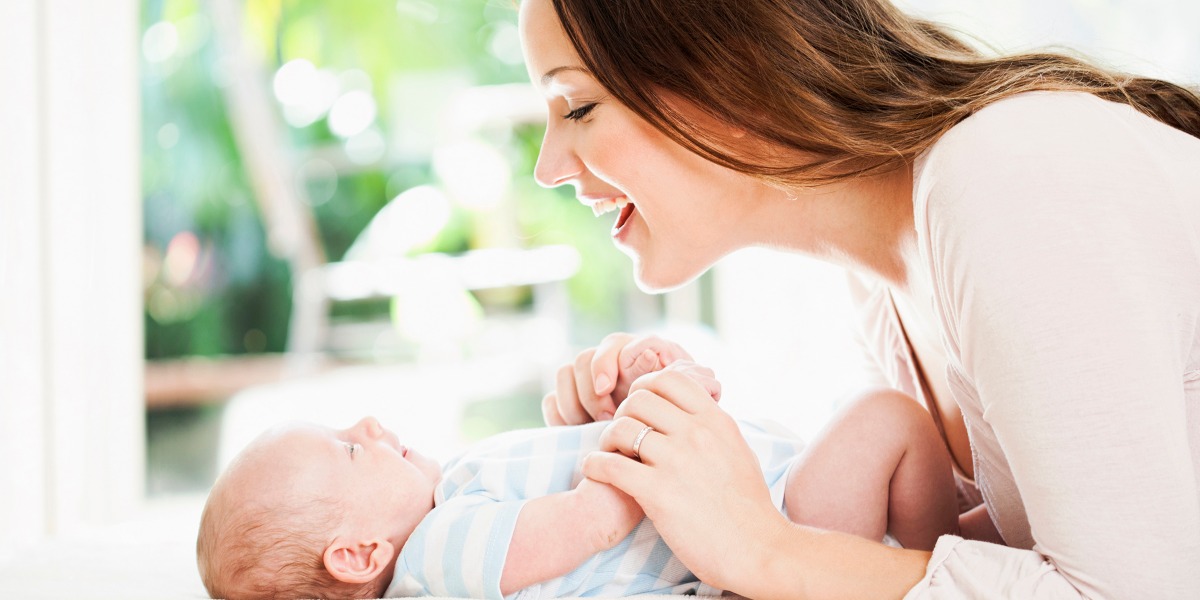 NÊN NÓI GÌ VỚI BÉ 0 – 3 THÁNG TUỔI?

Nhiều người thường nghĩ rằng “trẻ con thì biết gì”, nhưng thực tế, ngay từ khi còn là một bào thai trong bụng mẹ, bé yêu đã có khả năng ghi nhớ, thấu hiểu và đón nhận những thông điệp được gửi tới từ thế giới này. 

Việc nói chuyện với bé đúng cách ngay trong giai đoạn sơ sinh 0 – 3 tháng tuổi không chỉ giúp mẹ và bé kết nối với nhau nhiều hơn, mà còn giúp bé cảm nhận được tình yêu thương của mẹ, đồng thời được tiếp xúc với ngôn ngữ và “học hỏi” những từ vựng đầu tiên trong cuộc đời của mình.

Để biết cách nói chuyện với bé 0 – 3 tháng một cách hiệu quả, giúp bé phát triển ngôn ngữ tốt và phòng ngừa chứng chậm nói, mẹ hãy tham khảo video dưới đây nhé >>> https://mamibabi.com.vn/coursev2/learn?id=336

#dạy_bé_tập_nói
#phòng_ngừa_chậm_nói