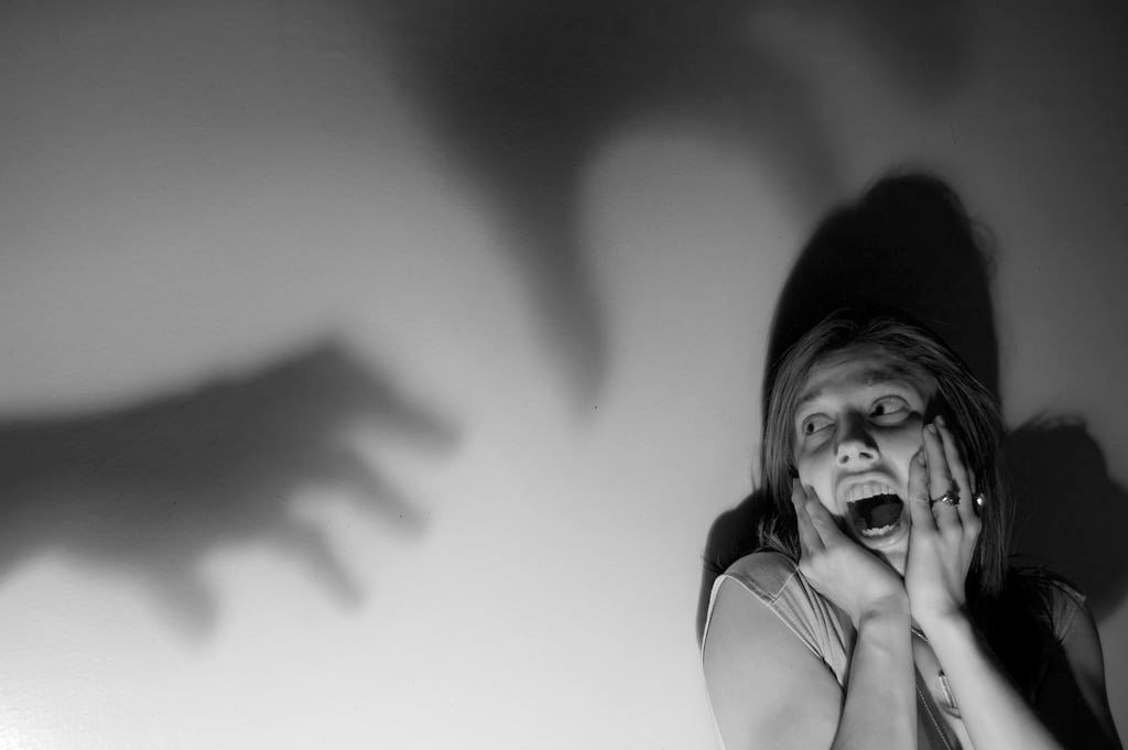 TẦM SOÁT HẬU COVID

Có vẻ chúng ta đang trong cơn bão hậu covid, là một thứ nghe có vẻ nghiêm trọng và mọi người ai cũng phải tầm soát nó, như tầm soát ung thư cổ tử cung trên phụ nữ và ung thư đại tràng ở người trên 50 tuổi vậy.

Khái niệm tầm soát hậu covid là thứ được dựng nên và thổi phồng ở VN, để làm gì thì con nít cũng biết. Trong khi ở các nước phương Tây như Mỹ, hậu covid là có thật, điều trị hậu covid cũng có thật, tuy nhiên không ai đưa ra một khuyến cáo, phác đồ về tầm soát hậu covid. Đơn giản là vì nó chưa đủ quan trọng để làm như thế.

Covid là một đợt nhiễm siêu vi, mà lần này khi chủng omicron gây bệnh nhẹ hơn và hầu hết chúng ta đã chích ngừa và có chuẩn bị thì nó không gây sự tàn phá như các chủng khác trước đây.

Hầu hết chúng ta sẽ có triệu chứng như một đợt cúm rồi sẽ đi qua, lúc đó chúng ta sẽ hát bài “Khi em thoáng qua đời tôi” và quên nó đi.

Một số ít chúng ta sẽ có một số triệu chứng kéo dài, nhiều tuần tới nhiều tháng, chúng ta lúc đó biết rằng con covid đã gây tổn thương cơ thể trong một mức độ nào đó, nhất là phổi chúng ta, mà chúng ta hay nghe xơ phổi, sẹo phổi.

Lúc này chúng ta sẽ lắng nghe cơ thể, tu sửa, bảo trì nó, chúng ta cần sống khỏe mạnh hơn, ăn uống điều độ, ngủ nghê đầy đủ, vận động vừa sức ngay cả khi đang bệnh, sống lạc quan vui vẻ, bớt đọc các “chuyên gia” trên cõi mạng ta bà và chờ ngày chúng ta hồi phục. Không chừng đây lại là cơ hội cho chúng ta thay đổi cách sống của mình tốt hơn.

Khi nào các triệu chứng hậu covid nặng và kéo dài, gây ảnh hưởng đến chất lượng sống của chúng ta đáng kể, thì lúc đó chúng ta mới tìm tới các bác sĩ nhờ giúp đỡ. Ngay cả việc ảnh hưởng chất lượng sống cũng tùy thuộc vào thái độ sống của chúng ta. Người này mất khướu giác vị giác, vẫn sống bình thường vui vẻ, tận hưởng các giác quan khác, và chờ ngày biết ơn cuộc sống hơn khi lại có thể thưởng thức mùi vị món ăn ngon quen thuộc. Người khác thì rơi vào trầm cảm, không ăn uống được, sụt cân, và sẽ cần sự giúp đỡ.

Điều trị hậu covid chủ yếu là điều trị triệu chứng nhằm nâng cao chất lượng sống cho người bệnh, theo kiểu đau đâu trị đó, yếu đâu tập đó. Các xét nghiệm chỉ cần trong trường hợp có ích cho quá trình điều trị.

Các bạn phải tập chọn lọc thông tin trên cõi mạng, ngay cả từ các “chuyên gia”. Các bạn đã từng thi trắc nghiệm qua thì hẳn biết cách loại trừ các câu trả lời sai. Các câu trả lời có các từ luôn luôn, tất cả thường là câu trả lời sai.

Ví dụ như có người nào nói: tất cả các F0 phải được chụp CT phổi, bạn biết ngay đây là một câu trả lời sai.

Một bác sĩ tốt là một bs trị người bệnh chứ không trị bệnh, biết cách chọn lọc các phương tiện trong tay, nhằm tìm cách đơn giản nhất mà hiệu quả nhất cho từng bệnh nhân, không có chuyện one size fits all.

CT scan phổi trên người không có triệu chứng hô hấp kéo dài để làm gì?

Cho dù là người có triệu chứng hô hấp kéo dài, nếu CT scan thấy vài vết sẹo nhỏ, phát hiện này có thay đổi gì tới liệu trình điều trị không, hay chỉ là một XR phổi đơn giản là đã phục vụ mục đích điều trị rồi?

Cũng như ai đó nói chúng ta ai cũng phải tầm soát hậu covid sau khi nhiễm covid, bạn tự biết chọn câu trắc nghiệm cho mình.

Kinh doanh trên nỗi sợ là một loại kinh doanh mất nhân tính, nhất là khi nó được cổ súy từ những người có trách nhiệm đem lại sự khỏe mạnh trong cơ thể và bình an trong tinh thần cho người khác.

Nguồn: BS. Hung Truong