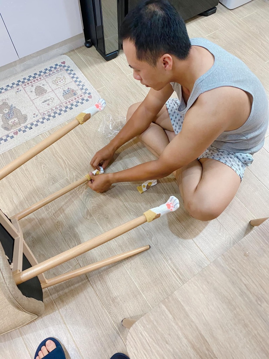 Khi vợ ngủ, mà sợ kéo ghế ồn ào vợ giật mình 😆