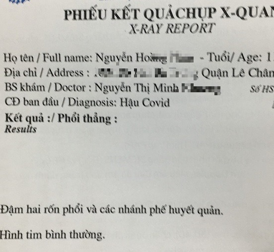 Hậu COVID-19 ở trẻ em, những điều cha mẹ cần biết

Thời gian qua, có khá nhiều trẻ em mắc COVID-19, phần lớn trẻ đều có các triệu chứng nhẹ và nhanh bình phục. Tuy nhiên, có những trẻ có một số biểu hiện khiến cha mẹ lo lắng con mình đang bị hậu COVID-19. Cách nhận biết các triệu chứng hậu COVID, hiểu hơn về cách chăm sóc con trong quá trình hồi phục… rất quan trọng.

1. Nhiều cha mẹ lo lắng về tình trạng hậu COVID-19 ở trẻ em

Cháu Nguyễn Hoàng N. 11 tuổi ( Lê Chân, Hải Phòng) được test nhanh kết quả dương tính với virus SARS- CoV- 2. Cháu chỉ có triệu chứng rất nhẹ, hơi ngứa họng và ngạt mũi nhẹ. Trong thời gian nhiễm bệnh, cháu ăn ngủ tốt, không sốt, không ho, chỉ số Sp02 ở mức 98%. Sau khỏi bệnh khoảng 2 tuần, cháu có biểu hiện khó thở, nhức đầu.

Lo ngại cháu bị triệu chứng hậu COVID-19, bố mẹ đưa cháu đi khám, kết quả xét nghiệm các chỉ số bình thường, kết quả chụp X quang cho thấy hình tim bình thường, đậm hai rốn phổi và các nhánh phế huyết quản. Bác sĩ dặn dò về cho cháu súc họng thường xuyên, dùng bổ phế và tăng cường dinh dưỡng và theo dõi thêm. Bố mẹ cháu muốn chụp CT phổi nhưng bác sĩ nói chưa cần thiết. Theo dõi thêm vài ba tuần thấy con mình sức khỏe ổn định, không còn khó thở nên bố mẹ cháu yên tâm hơn.

Chị Ngọc L. chia sẻ trong nhóm hỗ trợ bệnh nhân COVID, bé nhà chị đã khỏi nhưng bị nổi một vài hạch ở 2 bên cổ khoảng chục ngày nay, chị băn khoăn lo lắng không biết xử lý như thế nào. Nhiều cha mẹ khác lo lắng khi thấy sau khi âm tính một thời gian nhưng con của họ vẫn ho nhiều, có bé bị nổi mụn, bong da, khó ngủ…

Ngược lại, có nhiều bé sau khi khỏi vẫn khỏe, ăn uống tốt và chơi bình thường nhưng bố mẹ nghe các thông tin về hậu COVID-19 nên rất lo lắng, hoang mang không biết có phải đưa con đi khám hậu COVID-19 không đã lên các hội nhóm, diễn đàn đặt câu hỏi...

Do đó, các bậc cha mẹ cần biết về các triệu chứng hậu COVID-19 để có cách chăm sóc con và xử lý đúng chứ không phải luôn ám ảnh, sợ hãi về hậu COVID-19 có thể khiến trẻ bị căng thẳng theo.

2. Các triệu chứng và tình trạng có thể ảnh hưởng đến trẻ em hậu COVID-19

Hậu COVID-19 (COVID kéo dài) là một thuật ngữ chung bao hàm các triệu chứng sức khỏe thể chất và tinh thần mà một số bệnh nhân gặp phải sau 4 tuần hoặc nhiều hơn sau khi nhiễm SARS-CoV-2. Theo nghiên cứu đăng tải trên trang healthychildren, tình trạng hậu COVID-19 ở trẻ em và thanh thiếu niên được ghi nhận bao gồm các vấn đề:

- Các vấn đề về hô hấp: Vì COVID-19 thường ảnh hưởng đến phổi nên các triệu chứng hô hấp kéo dài không phải là hiếm. Chúng có thể bao gồm đau ngực, ho và khó thở hơn khi tập thể dục. Một số triệu chứng này có thể kéo dài trong 3 tháng hoặc lâu hơn. Trẻ em từ 6 tuổi trở lên với các triệu chứng kéo dài có thể cần xét nghiệm chức năng phổi. Trẻ bị khó thở do gắng sức mà không hết có thể cần xét nghiệm tim để loại trừ các biến chứng như cục máu đông.

- Các vấn đề về tim mạch: Một nghiên cứu trên những bệnh nhân trưởng thành mới hồi phục sau COVID-19 cho thấy 60% trong số họ bị viêm cơ tim, bất kể các triệu chứng COVID-19 của họ nghiêm trọng như thế nào trong quá trình nhiễm trùng. Các triệu chứng của viêm cơ tim có thể bao gồm đau ngực, khó thở, nhịp tim không đều và mệt mỏi. Trẻ em và thanh thiếu niên có các triệu chứng trung bình hoặc nghiêm trọng trong vòng 6 tháng cần được kiểm tra kỹ lưỡng, bao gồm kiểm tra tim, trước khi trở lại trường học hoặc các hoạt động thể thao.

- Thay đổi vị giác, khứu giác: Cứ 4 trẻ em và thanh thiếu niên từ 10 đến 19 tuổi thì có 1 người bị COVID thay đổi khứu giác và vị giác. Điều này có thể có ảnh hưởng đến thói quen ăn uống và tâm trạng của họ, thậm chí khiến họ không nhận ra mùi nguy hiểm, ví dụ mùi cháy, khét... Tuy nhiên, các triệu chứng này thường biến mất sau vài tuần. Trong trường hợp triệu chứng kéo dài quá lâu, bác sĩ sẽ kiểm tra hoặc hướng dẫn để phục hồi lại các giác quan này.

- Ảnh hưởng đến hệ thần kinh: Bệnh COVID-19 có thể ảnh hưởng đến hệ thần kinh và trong một số trường hợp hiếm hoi, dẫn đến đột quỵ hoặc viêm não (sưng não). Trẻ em đã từng bị COVID-19 có thể trải qua những thay đổi nhỏ về sự chú ý, lời nói, bài làm ở trường, chuyển động và tâm trạng. Bác sĩ nhi khoa hoặc chuyên gia phát triển thần kinh, chuyên gia trị liệu vật lý sẽ hỗ trợ trẻ trong thăm khám, điều trị.

- Mệt mỏi về tinh thần: "Sương mù não" - suy nghĩ, tập trung hoặc trí nhớ "mờ nhạt" cũng có thể gặp ở trẻ em và thanh thiếu niên với các triệu chứng như đãng trí hơn hoặc khó chú ý, khó ghi nhớ... Hãy giúp con bạn ngủ đủ giấc và kiểm soát căng thẳng, điều có thể làm trầm trọng thêm các triệu chứng này. Nếu tình trạng mệt mỏi về tinh thần hậu COVID-19 không cải thiện hoặc cản trở các hoạt động hàng ngày, khi đó nên đưa trẻ đi khám.

- Thể chất mệt mỏi: Sau khi nhiễm SARS-CoV-2, trẻ em và thiếu niên có thể dễ mệt mỏi hơn và sức chịu đựng kém hơn, ngay cả khi trẻ không có các triệu chứng về tim hoặc phổi do virus gây ra. Điều này thường được cải thiện theo thời gian. Bạn nên cho con tăng dần hoạt động thể chất từ từ. Nếu điều này không cải thiện các triệu chứng, hãy đến gặp bác sĩ.

- Nhức đầu: Nhức đầu là một triệu chứng phổ biến trong và sau khi nhiễm SARS-CoV-2. Ngủ đủ giấc, uống nhiều nước, ăn các bữa ăn đều đặn và kiểm soát căng thẳng có thể hữu ích. Nếu cơn đau đầu nhiều và kéo dài, bác sĩ có thể đề nghị các loại thuốc phòng ngừa.

- Sức khỏe tâm thần và hành vi: COVID-19 có thể ảnh hưởng đến sức khỏe tâm thần của trẻ. Đối với trẻ em mắc bệnh tâm thần / hành vi hiện có, các sự kiện xung quanh COVID-19 (nhập viện, cách ly, nghỉ học) cũng có thể làm cho các triệu chứng trầm trọng hơn. Bác sĩ nhi khoa có thể kiểm tra con bạn để tìm các dấu hiệu trầm cảm, lo lắng và các mối quan tâm về sức khỏe tâm thần khác, đồng thời tư vấn khi nào con bạn có thể cần được hỗ trợ thêm .

- Hội chứng viêm đa hệ ở trẻ em (MIS-C) là một biến chứng hiếm gặp, thường xảy ra từ 2 đến 6 tuần sau khi nhiễm SARS-CoV-2. Việc chủng ngừa với hai liều Pfizer-BioNTech được báo cáo là có thể ngăn ngừa MIS-C ở trẻ em từ 12 đến 18 tuổi. Được biết, trong một nghiên cứu gần đây cho thấy các bệnh nhân MIS-C bị bệnh nặng đều không được tiêm chủng vaccine COVID-19.

Nếu con bạn có các triệu chứng như sốt mà không rõ nguyên nhân hậu COVID-19, hãy nói chuyện với bác sĩ nhi khoa. MIS-C có thể trở nên tồi tệ hơn một cách nhanh chóng, và trẻ em phát triển tình trạng này nên được bác sĩ nhi khoa hoặc bác sĩ chuyên khoa nhi khám càng sớm càng tốt.

Ngoài ra, các triệu chứng của bệnh đái tháo đường , bao gồm đi tiểu thường xuyên, tăng khát, tăng đói, giảm cân, mệt mỏi, đau dạ dày và buồn nôn hoặc nôn, đã được báo cáo ở một số trẻ em và thanh thiếu niên bị COVID-19.

Tuy nhiên, theo các chuyên gia: Trong 4 đến 12 tuần đầu tiên sau khi bị bệnh, cha mẹ, người chăm sóc trẻ hãy tập trung chủ yếu vào các phương pháp tiếp cận lối sống lành mạnh để giúp cải thiện các triệu chứng ở trẻ là tốt nhất. Nếu các triệu chứng kéo dài hơn 3 tháng, bác sĩ của con bạn có thể đề nghị các xét nghiệm bổ sung và có thể giới thiệu đến một phòng khám chuyên khoa, đa ngành hậu COVID-19.

3. Tăng sức đề kháng để "chiến thắng" hậu COVID

Theo BS. Trần Quốc Khánh, BV Việt Đức: Sau khi khỏi COVID-19, trẻ sẽ trở lại bình thường từ 3-6 tháng và không có dấu vết gì bởi khả năng tự chữa lành của trẻ cao, do đó sẽ không có quá nhiều nguy hiểm. Vì vậy, BS. Khánh nhấn mạnh cha mẹ không nên quá lo lắng, sợ hãi, tự kỷ ám thị cho rằng những biểu hiện ở trẻ sau khi đã khỏi bệnh là do di chứng để lại.

Còn BS Mạnh Cường - chuyên khoa nhi, BV Quân y 103 chia sẻ, tăng sức đề kháng cho trẻ chính là một chìa khóa quan trọng để chiến thắng COVID và hậu COVID-19. Cha mẹ hãy bổ sung cho trẻ một chế độ ăn khoa học, đầy đủ dinh dưỡng và cho bé tập luyện nhẹ nhàng thay vì nghe các thông tin không đầy đủ rồi đi mua thuốc chữa hậu COVID-19. Cụ thể, cha mẹ hãy đảm bảo cho con một chế độ ăn uống, ngủ nghỉ và thể dục hợp lý để duy trì thể lực. Cho con ngủ đúng giờ, không thức muộn để xem phim hay chơi game sẽ làm ảnh hưởng đến giấc ngủ. Nếu bé mất ngủ có thể cho bé nghe nhạc không lời để dễ ngủ hơn.

Một sức đề kháng đặc biệt nữa chính là hãy cho trẻ tiêm đầy đủ các mũi vaccine phòng COVID-19 khi có đủ điều kiện về độ tuổi... Với những trẻ mà cha mẹ e ngại chưa cho tiêm vaccine phòng COVID-19 hãy cho trẻ đi tiêm chủng để ngừa những nguy cơ do COVID và hậu COVID-19. Bởi theo TS. Phạm Quang Thái - Trưởng Văn phòng Tiêm chủng mở rộng miền Bắc thuộc Viện Vệ sinh dịch tễ Trung ương: "Dù ở thời điểm hiện tại, chúng ta nhận thấy trẻ mắc COVID-19 thường diễn biến nhẹ, không có nghĩa là giai đoạn sau trẻ sẽ an toàn. Chính vì lý do đó, lứa tuổi này vẫn phải tiêm phòng vaccine COVID-19."

GS.TS Phan Trọng Lân, Cục trưởng Cục Y tế Dự phòng, Bộ Y tế cho biết: Khi mắc COVID-19 dù ở lứa tuổi nào thì bệnh cũng có các biểu hiện từ không có triệu chứng đến có triệu chứng cho đến nhập viện nặng, tử vong. Với trẻ em qua theo dõi thì thấy trẻ cũng có các biểu hiện lâm sàng kéo dài, có cả tình trạng hậu COVID-19, kể cả di chứng (được gọi là các di chứng cấp tính của COVID-19).

Nguồn: Sức khỏe đời sống