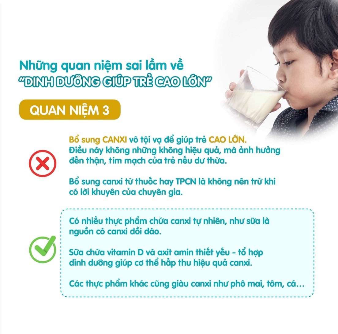 DINH DƯỠNG KÉM CÓ THỂ LẤY MẤT 20 CM CHIỀU CAO TỐI ƯU CỦA TRẺ

Đây là bằng chứng mới nhất cho câu hỏi liệu gen di truyền hay dinh dưỡng, đâu là yếu tố quan trọng cho chiều cao của trẻ? Quyết định ở giai đoạn nào? Nghiên cứu được dẫn đầu bởi GS. Ezzati, ĐH Imperial College London sau khi đánh giá gần 65 triệu trẻ em trên toàn thế giới, vừa được công bố trên tạp san y khoa nổi tiếng Lancet đầu tháng 11 này. 

DINH DƯỠNG VÀ DI TRUYỀN TRÊN CHIỀU CAO

“Cha mẹ lùn, con lùn. Cha mẹ cao, con cao.” Liệu đó có phải là số phận! Mỗi đứa trẻ được sinh ra đều mong đợi đạt được chiều cao tối ưu kì vọng bởi di truyền của cả cha mẹ. Con số này có thể tính đơn giản như sau:

• Bé trai = ([chiều cao của cha] + [chiều cao của mẹ])/2 + 6.5cm (+/- 8.5cm).
• Bé gái = ([chiều cao của cha] + [chiều cao của mẹ])/2 - 6.5cm (+/- 8.5cm) 

Tuy nhiên, con đường để đạt chiều cao kì vọng này và phần cm được cộng (+) hay bị (-) có ảnh hưởng lớn bởi yếu tố môi trường. 

Theo nghiên cứu của GS. Ezzati đã nhấn mạnh yếu tố môi trường quan trọng xuyên suốt quy trình này là dinh dưỡng đúng- nó không chỉ quan trọng ở giai đoạn trước 5 tuổi như nhiều cha mẹ thường quan tâm, mà là cả quy trình trước 19 tuổi. Đây là nghiên cứu có giá trị cao về bằng chứng khoa học vì có đến 200 quốc gia tham gia, từ những quốc gia có chỉ số chiều cao trung bình thuộc dạng cao nhất thế giới ở Âu Châu như Hà Lan, Đan Mạch,… đến những quốc gia có chiều cao khiêm tốn hơn ở các khu vực như Châu Mỹ La Tinh, Đông Nam Á. 

NHỮNG QUAN NIỆM SAI LẦM VỀ “DINH DƯỠNG GIÚP TRẺ CAO LỚN”

1. Quá chú tâm đến những thực phẩm dinh dưỡng giúp tăng chiều cao mà bỏ quên cả quy trình dinh dưỡng cái mà cần đúng và đa dạng bởi vì sự phát triển chiều cao không chỉ dựa trên một loại thực phẩm riêng biệt nào. Hơn nữa, cũng không có bằng chứng nào nói rằng ăn 1 loại thực phẩm nào nhiều sẽ giúp trẻ cao lớn. 

2. Một số cha mẹ đánh đồng quan điểm to lớn với cao lớn. Họ tự hào: “con em to bự nhất lớp. Tuy nhiên, điều này được chứng minh ngược lại đặc biệt với các bé sau 2 tuổi: trẻ càng phát triển chiều ngang (vòng bụng) thì chiều cao trẻ giảm khi trưởng thành. Điều này được nhấn mạnh trong báo cáo của TS. Stovitz. Việc nắm giữ quan niệm sai lầm này đã làm nhiều cha mẹ thường ép hay dụ trẻ ăn bằng mọi cách. Nuôi con bằng cách “vỗ béo” chỉ làm bé tăng nguy cơ dậy thì sớm, các bệnh tim mạch và đái tháo đường, chứ không giúp trẻ cao lớn hơn khi trưởng thành. Trẻ dậy thì sớm cũng có chiều cao giảm khi trưởng thành, theo nghiên cứu của nhóm nhà khoa học Kozieł, Viện Hàn lâm Khoa học Ba Lan. 

3. Bổ sung canxi giúp trẻ cao lớn. Một số cha mẹ bổ sung canxi vô tội vạ cho trẻ vì mong trẻ cao hơn. Điều này không những không hiệu quả, mà có thể ảnh hưởng đến sức khỏe của trẻ nhỏ như vấn đề về thận, tim mạch nếu dư thừa. Bổ sung canxi từ thuốc hay TPCN là không nên trừ khi có lời khuyên của chuyên gia.

Thực ra, có khá nhiều thực phẩm chứa canxi trong tự nhiên. VD, Sữa được biết là nguồn can-xi dồi dào. Ngoài ra, sữa cũng chứa vitamin D và axit amin thiết yếu- những tổ hợp chất dinh dưỡng giúp cơ thể hấp thụ hiệu quả canxi vào cơ thể. Canxi tự nhiên từ thực phẩm là dạng cơ thể trẻ dễ hấp thụ và không có nguy cơ bị dư thừa. Ngoài sữa, cũng có những thực phẩm khác cũng giàu canxi như phô mai, tôm, cá… 

4. Ăn nhiều thịt, và uống nhiều sữa giúp trẻ thêm cao. Đây cũng là suy nghĩ chưa đúng. Khi thu nạp nhiều hơn nhu cầu của cơ thể dù chất dinh dưỡng có tốt đến đâu đều không tốt. Sự phát triển chiều cao của trẻ có thể cần nguồn nguyên liệu như axit amin thiết yếu từ chất đạm thịt cá hay canxi từ sữa, nhưng quá dư thừa có thể gây ra nhiều vấn đề. Bằng chứng cũng cho thấy chế độ ăn quá dư thừa đạm trước 6 tuổi có thể ảnh hưởng đến cân nặng và tích lũy mỡ trong tương lai của trẻ. Hay, uống nhiều sữa trong ngày có thể ảnh hưởng đến lượng ăn của trẻ và giảm tính đa dạng của thực phẩm. Do đó, lượng sữa nên thay đổi tùy vào giai đoạn phát triển của trẻ. Trẻ 1-2 tuổi nên duy trì không quá 500mL/ngày các loại. Trẻ từ 2 tuổi, sữa được xem là 1 khẩu phần dinh dưỡng phụ hằng ngày khoảng 200-300ml/ngày, có thể lựa chọn những loại sữa có bổ sung thêm những dưỡng chất khác để tăng nguồn dinh dưỡng cũng như sự đa dạng

HIỂU ĐÚNG ĐỂ GIÚP TRẺ PHÁT TRIỂN CHIỀU CAO TỐT NHẤT 

1. Bổ sung vitamin D đầy đủ cho trẻ.

2. Trẻ cần đảm bảo chế độ dinh dưỡng đúng. 

Nên đa dạng nguồn đạm cho trẻ trong bữa ăn hàng ngày và trong tuần. VD. mỗi tuần, trẻ có thể cần 2 ngày thịt bò, heo, 2 ngày cá và hải sản, 2 ngày thịt gà, gia cầm hay trứng và 1 ngày trẻ có thể lấy đạm từ những nguồn khác như các loại đậu, đậu hủ hoặc hải sản.

3. Bảo vệ hệ tiêu hóa trẻ luôn khỏe mạnh là cách hiệu quả để giúp trẻ hấp thụ tốt vì đây là nơi tiếp nhận – cung cấp chất dinh dưỡng cho toàn cơ thể. Hệ tiêu hóa khỏe có sự đóng góp phần lớn của những lợi khuẩn đường ruột. Để giúp phát triển và cân bằng các lợi khuẩn đường ruột, trẻ có thể dùng các loại thực phẩm, sữa chua hoặc sữa uống tiện lợi chứa lợi khuẩn và chất xơ tan như HMO. 

4. Nhiều cha mẹ quan tâm liệu có những cột mốc nào cần theo dõi tăng trưởng của trẻ. Bên dưới là số cột mốc quan trọng cha mẹ có thể chú ý đánh giá và đo đạc tăng trưởng chiều cao của trẻ- đây chỉ là gợi ý để cha mẹ hiểu liệu tiến trình của trẻ có gì khác lạ không. Sự khác lạ của nó không nói lên trẻ có vấn đề, mà chỉ cho cha mẹ biết khi nào cần đặt câu hỏi cho bác sĩ của trẻ. Đây là những cột mốc:

Sau sinh -->10 ngày sau sinh --> 16 tuần sau sinh --> giữa 6-8 tháng tuổi --> khi trẻ 18 tháng tuổi --> khi trẻ 3 tuổi --> khi trẻ 5 tuổi --> khi trẻ 7 tuổi --> khi trẻ 11 tuổi.  
Tại bất kì một thời điểm nào sau 8 tháng tuổi trong chuỗi trên, cha mẹ nên theo dõi thêm ít nhất 2 thời điểm trong 6 tháng tiếp theo để hiểu xu hướng tăng trưởng của trẻ. Nếu tăng trưởng của trẻ giảm hoặc có xu hướng đứng quá lâu, hãy đặt vấn đề với chuyên gia. 

5. Hạn chế tối thiếu các yếu tố có thể “làm trẻ lùn” sau đây: 
• Cân nặng quá lớn sau 2 tuổi
• Sử dụng trên 2 tiếng/ngày các thiết bị điện tử, chủ yếu điện thoại hay ipad
• Các loại thức ăn không lành mạnh như nước ngọt, bánh kẹo, và thức ăn nhanh.

6. Vận động hợp lý sẽ giúp kích thích sự phát triển chiều cao. Lối sống năng động cũng giúp hoat động của lợi khuẩn đường ruột trẻ tốt hơn, thèm ăn, và giảm nguy cơ thừa cân béo phì. 

• Do đó, các bé dưới 5 tuổi khuyến khích nên có lối sống năng động mỗi ngày. Để đạt được điều này, trẻ chỉ cần tránh sử dụng thiết tử điện tử (TV, Ipad, điện thoại) trên 60 phút/ngày.  

• Trẻ từ 5 tuổi có thể giới thiệu để tham gia 1 loại hình thể thao bài bản thích hợp như bơi lội, đá bánh, học võ…  Chỉ cần duy trì ít nhất 60 phút/tuần (5-10 tuổi), 90 phút/tuần (trẻ trên 10 tuổi).

Notes
Marchand, V (2012) The toddler who is falling off the growth chart; Paediatr Child Health 2012;17(8): 447.
Child Growth Foundation. 2018. Your Child’s Growth: A parent’s guide to growth in childhood and how to assess it.
Ezzati, M. et al. Height and body-mass index trajectories of school-aged children and adolescents from 1985 to 2019 in 200 countries and territories: a pooled analysis of 2181 population-based studies with 65 million participants. The Lancet, 2020; 396 (10261): 1511
Stovitz SD. et al (2011) Growing into obesity: patterns of height growth in those who become normal weight, overweight or obese as young adults. Am J Hum Biol; 23:635-641