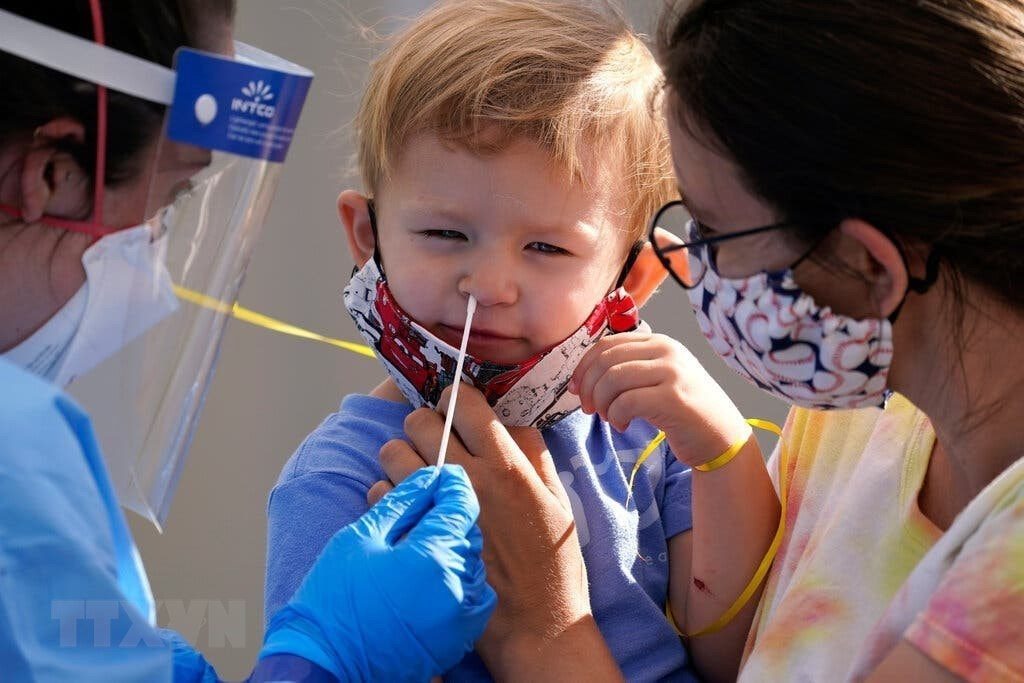 KHI LÀ F0, TRẺ THƯỜNG GẶP NHỮNG VẤN ĐỀ VỀ DINH DƯỠNG NÀO?

Theo một báo cáo gần đây của TS. Headey, Viện IFPRI Mỹ cho thấy trẻ bị F0 thường có bệnh cảnh nhẹ. Tuy nhiên, chế độ dinh dưỡng cũng như tình trạng sụt cân của trẻ trong giai đoạn này cũng là điều quan trọng mà bố mẹ cần lưu tâm. 

Nếu việc chăm sóc khi trẻ bệnh không tốt hoặc tình trạng biếng ăn của trẻ kéo dài sẽ khiến sức đề kháng suy giảm, và có thể gây ảnh hưởng đến sự phát triển của trẻ.

Sau đây là những vấn đề về dinh dưỡng và cân nặng mà cha mẹ cần quan tâm khi chăm sóc trẻ bị bệnh tại nhà:

1. DẤU HIỆU NHẬN BIẾT VỀ NGUY CƠ SUY DINH DƯỠNG KHI BỆNH CỦA TRẺ

Trẻ em rất dễ rơi vào tình trạng thiếu cân hay suy dinh dưỡng, thậm chí thiếu vi chất do trẻ chưa có nhận thức về việc cần ăn uống để mau khỏi bệnh hay trẻ biếng ăn thường quấy khóc làm cha mẹ thiếu kiên nhẫn trong việc cho trẻ ăn. Có những cách để nhận ra việc ăn uống của trẻ đang gặp vấn đề như:

• Quan sát cân nặng, đặc biệt trẻ bị sụt cân từ 1-2% cân nặng trong 1 tuần

• Chán ăn kéo dài kèm ít nhất 2 trong các triệu chứng như: hay buồn nôn, da xanh xao, quấy khóc nhiều do thường đau bụng, mệt mỏi thường xuyên. Điều này có thể làm trẻ ăn giảm hơn 30% lượng ăn như bình thường.

2. THỰC PHẨM NÀO NÊN ĂN, THỰC PHẨM NÀO CẦN TRÁNH?

• Bên cạnh chế độ ăn uống đa dạng, cân bằng. Trẻ nên được khuyến khích ăn nhiều rau xanh, trái cây vì đây là nhóm chứa nhiều chất chống oxy hóa và vitamin khoáng chất giúp tăng cường miễn dịch như vitamin C, các vitamin tan trong dầu như A, D, E hay một số khoáng chất như kẽm.

Cụ thể, các loại trái cây nên ăn 60g/ngày cho trẻ 1-2 tuổi, 130g/ngày đối với trẻ 2-3 tuổi và 200g/ngày với trẻ > 4 tuổi. Rau xanh nên ăn 130g/ngày cho trẻ 2-3 tuổi và 200g/ngày với trẻ 4-8 tuổi.

Bên cạnh đó, những nhóm này còn cung cấp các chất xơ tan tốt cho lợi khuẩn đường ruột. Hợp chất xơ tan Beta-glucan với cấu trúc đặc biệt chuỗi Beta (1.3/1.6)-D-glucan có trong nấm và nấm men gần đây được quan tâm nhiều do vai trò vượt trội của nó trong hỗ trợ miễn dịch. Nghiên cứu của nhóm TS. Grauz trên 151 trẻ em tại Tây Ban Nha cho thấy: Ở nhóm trẻ sau 3 tháng bổ sung Beta-glucan và vitamin C có số lần mắc nhiễm trùng đường hô hấp giảm đáng kể, từ 8,88 ± 3,35 đợt/năm xuống còn 4,27 ± 2,21 đợt/năm. Không chỉ vậy, nhóm trẻ này cũng tìm thấy giảm tỷ lệ nhập viện, giảm tỷ lệ dùng thuốc và ít phải nghỉ học hơn.

Cấu trúc đặc biệt của Beta-Glucan này hiện có trong sản phẩm Gadopax Forte với hàm lượng cao. Sản phẩm này đang là lựa chọn của nhiều phụ huynh vì còn kết hợp bổ sung thêm vitamin C, D, kẽm - những vitamin khoáng chất có vai trò quan trọng trong đáp ứng miễn dịch của cơ thể.

• Sữa chua hay thức uống có bổ sung lợi khuẩn rất tốt cho hệ tiêu hóa và lợi khuẩn đường ruột của trẻ.

• Các loại thực phẩm, đồ uống chứa nhiều đường như bánh kẹo, nước ngọt hay giàu chất béo bão hòa hay trans-fat như đồ ăn nhanh, bim bim… là cần tránh. Các loại đồ uống hay thức ăn này có thể ảnh hưởng đến tín hiệu no - đói của trẻ nếu trẻ ăn quá nhiều hay cận bữa ăn. Tín hiệu no - đói của trẻ bị rối loạn đi cùng với vị giác thay đổi do bệnh có thể làm tình trạng biếng ăn kéo dài hơn.

• Các thực phẩm như cà chua, cà tím nên tránh ăn bữa tối. Riêng cà chua nên bỏ hạt khi chế biến vì có thể ảnh hưởng đến giấc ngủ của trẻ.

• Các thực phẩm như đông trùng hạ thảo, sâm… là không thích hợp với trẻ em trong việc bồi bổ, thậm chí có thể gây các tác dụng phụ như gây chảy máu cam. Chỉ dùng khi có lời khuyên từ bác sĩ.

• Ốc, sò các loại có thể chứa kí sinh nguy hiểm thậm chí vẫn còn sống khi đã nấu chín. Với các bé đang bệnh hoặc trong giai đoạn phục hồi nên tránh các loại ốc sò.

3. NẾU TRẺ BIẾNG ĂN, CHA MẸ NÊN LÀM GÌ?

Cha mẹ được khuyên nên làm những điều sau:

• Việc duy trì cảm giác no - đói mỗi ngày là quan trọng với trẻ. Do đó, bạn vẫn duy trì cho trẻ ăn đúng bữa, tránh bỏ bữa dù trẻ có ăn ít hoặc không ăn vì điều này sẽ giúp trẻ duy trì cảm giác no - đói.

• Cố gắng cho trẻ ăn ít nhất 1 bữa có đủ 4 nhóm dưỡng chất chính: chất béo, vitamin và khoáng chất từ rau củ quả, chất tinh bột như gạo, bún nui, mì; chất đạm từ thịt, cá, trứng, đậu hũ. Bữa ăn có thể chia nhỏ số bữa. VD như bữa sáng chia lượng bằng ½ nhưng phải có đủ 4 yếu tố trên.

• Trẻ có thể uống thêm sữa 500-600ml/ngày để bù vào những bữa trẻ ăn ít. Mỗi lần nên chia nhỏ ra khoảng 200ml để trẻ dễ uống. Song song đó vẫn khuyến khích và duy trì trẻ ăn để trẻ sớm lấy lại cảm giác ăn như bình thường.

4. LƯỢNG NƯỚC CẦN BỔ SUNG KHI TRẺ BỆNH

Nhu cầu nước cần nhiều hơn để giúp trẻ bù điện giải khi trẻ sốt hay tiêu chảy trong lúc bị bệnh. Nước rất quan trọng cho duy trì điện giải và các phản ứng sinh hóa trong cơ thể trẻ kể cả các phản ứng tạo ra các hợp chất chống vi rút. Hơn nữa, với biến chủng Omicron thường nằm ở đường hô hấp trên nên cung cấp đủ nước cho trẻ để tống đờm ra, giúp hệ hô hấp thông thoáng hơn. Lúc bệnh trẻ được khuyên duy trì uống đủ lượng nước. Theo ước lượng đơn giản của BV CHOC, Mỹ:

• Trẻ 1-8 tuổi cần uống số ly nước mỗi ngày tương đương số tuổi của trẻ (mỗi ly tính là 250ml nước). VD, trẻ 3 tuổi cần uống khoảng 3 ly mỗi ngày, tương đương 750ml nước.
• Trẻ từ 9 tuổi trở lên thì uống khoảng 8 ly tương đương 2 lít nước/ngày.

Các thời điểm bạn nên bổ sung nước cho trẻ trong ngày:

• Trước khi ngủ và sau thức dậy: Trẻ có thể uống 1 ly nước ấm khoảng 30-80ml, đặc biệt khi trẻ ho và đi kèm với nghẹt mũi để giúp trẻ tránh khô miệng gây khó chịu.

• Sau khi trẻ tiêu chảy hay sốt cao: Trẻ nên bù thêm 200-250ml nước, chia nhỏ để trẻ dễ uống hoặc bù bằng dung dịch điện giải.

• Nước trẻ có thể uống trong ngày, tuy nhiên nên tránh uống trước và sau các bữa ăn ít nhất 90 phút và các bữa sữa 60 phút để không ảnh hưởng đến cảm giác no - đói của trẻ.