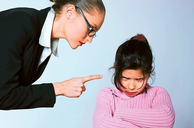 “Khi một đứa trẻ yêu cầu người khác làm theo ý mình, con bị coi là vòi vĩnh.

Khi cha mẹ yêu cầu con làm theo ý mình, họ được xem là cứng rắn.

~~~

Khi một đứa trẻ la hét và kêu gào, con bị xem là ương bướng.

Khi cha mẹ la hét và kêu gào, ấy là vì họ đang mệt mỏi.

~~~

Khi một đứa trẻ không trả lời, con bị coi là vô lễ.

Khi cha mẹ không trả lời, ấy là vì họ đang bận rộn.

~~~

Khi một đứa trẻ tỏ thái độ tức giận, con bị coi là cố tình gây phiền toái.

Khi cha mẹ tức giận, họ có lý do hợp lý cho mình.

~~~

Khi một đứa trẻ đánh bạn, xã hội gọi con là đứa trẻ bạo lực.

Khi cha mẹ đánh con, xã hội gọi họ là những người cha mẹ biết dạy con.

~~~

Kỷ luật kép - không bao giờ là cách.

(Flourishing Homes & Families)

_____________

Nghe thật vô lý, nhưng sự thật là chúng ta đang đặt ra rất nhiều tiêu chuẩn kép cho con - những tiêu chuẩn mà chúng ta kỳ vọng con làm trong khi bản thân chúng ta không làm được.

Con không được phép tức giận, không được có thái độ phản kháng, không được mất kiểm soát trong cảm xúc và hành vi của mình, trong khi đó bố mẹ lại được phép làm những điều đó (và rất thường xuyên).

Con và ta, không ai là hoàn hảo.

Khi con có những sai lầm, chúng ta có thể nhìn con với một trái tim bao dung và dặn lòng mình: "À thì thực ra mình cũng có những lúc như vậy!"

_____________

Và muốn con cư xử thế nào, cha mẹ cũng cần làm gương trước cho con thế ấy.

Muốn con không la gào, cha mẹ đã học cách bình tâm đón nhận trước những cơn ăn vạ của con chưa?

Muốn con không có hành vi đánh bạn đánh em, cha mẹ có đang có hành vi đánh con, và trong môi trường con sinh sống có đang để con nhận thấy rằng "đánh là giải pháp để đạt được điều mình muốn" không?

Muốn con lắng nghe mình, cha mẹ đã lắng nghe sâu với con trước chưa?

Muốn con dành thời gian chất lượng với mình, cha mẹ đã cai nghiện màn hình chưa?

Muốn con không nói dối, cha mẹ đã thành thực với con chưa, đã thấu hiểu 3 nguyên nhân nói dối còn lại của con chưa: Tâm Sợ, Tâm Tham và Tâm Từ?

Muốn con giữ lời hứa với mình, cha mẹ đã giữ lời hứa với con chưa?

Bởi trên tất cả, cách cư xử và thái độ của cha mẹ là bài học mạnh mẽ nhất cho con.

Điều cha mẹ có thể cho con, không phải nằm ở những gì bạn muốn và chủ đích dạy con, mà nằm ở gia đạo: "Bạn đang là người như thế nào?".

____________

Viết ra những dòng này, nó là mình chợt nhớ câu thơ:

Lá vàng là bởi đất khô

Nhìn cây sửa đất, nhìn con sửa mình.”

( Nguồn: Copy từ facebook em Tú Trang )