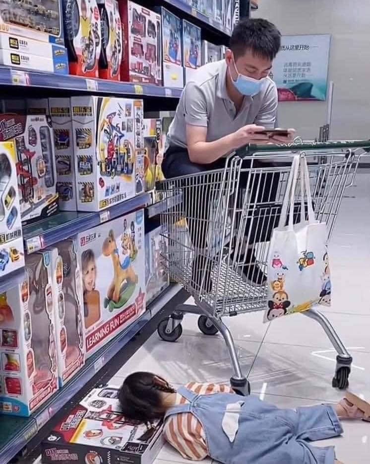 Ăn vạ xong chưa con? 🥲