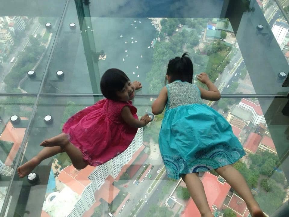 Trong quá trình làm việc với phụ huynh, nghe chia sẻ của các mẹ, mình nhận thấy có một vấn đề đó là rất nhiều gia đình gặp khó khăn trong việc cho con đi ngủ, đặc biệt là ở gia đình đông con. Hi vọng bài viết dưới đây sẽ giúp các bố mẹ giải quyết được phần nào khó khăn của mình.

SẮP XẾP GIẤC NGỦ TRONG GIA ĐÌNH NHIỀU CON
Trước đây trên mạng có đưa tin về một trường hợp một bé trai, khi nhỏ được gia đình vô cùng cưng chiều. Đến lúc bé 6.5 tuổi thì mẹ sinh em gái, mọi sự quan tâm chú ý đều dồn hết vào em, vì cho rằng anh đã lớn rồi, đã hiểu chuyện lắm rồi. Cho đến ngày em gái sinh nhật tròn một tuổi, hôm đó em nhận được rất nhiều quà, được mọi người chúc mừng. Ngày hôm sau, mọi người phát hiện ra em bé gái đã chết trên nôi của mình, điều tra ra thì chính anh trai đã bóp chết em gái của mình.

Cũng có những bạn kể lại rằng, nhớ lại cảm xúc khi ngày xưa có em, họ đã ước em mình không được sinh ra. Họ đã nghĩ rằng nếu không có em bé thì gia đình mình sẽ sống hạnh phúc biết bao, và sự có mặt của em đã lấy đi rất nhiều thứ lẽ ra là của chị.

Thực tế khi có thêm em bé ra đời, nhiều bố mẹ phải dành hết thời gian để chăm sóc em bé, khiến anh chị lớn cảm thấy mình bị rơi, không được yêu thương, bị tổn thương tâm lý và ghen tị với em. Có những bạn lớn bỗng dưng cư xử như em bé, muốn nằm vào nôi của em, muốn được bú mẹ, muốn được ôm, giọng nói cũng giống như e bé vậy. Trẻ nghĩ rằng mình bây giờ lớn rồi, mẹ không còn quan tâm đến mình nữa, mình phải làm như vậy mới có được tình yêu thương như em mình vậy.

Cũng có những trường hợp cực đoan hơn, đó là bạn lớn quấy, hay làm phiền mẹ, làm ảnh hưởng đến mối quan hệ của mẹ và em, hay đi mách mẹ, thậm chí còn phá rối lúc mẹ cho em ngủ, trẻ trở nên nổi loạn, không nghe lời, thậm chí còn bắt nạt em.

Bởi vậy khi em bé nhỏ ra đời, nếu chúng ta không xử lý tốt, sẽ ảnh hưởng đến cả anh chị lớn lẫn em nhỏ, thậm chí dẫn đến hậu quả khó lường.

SẮP XẾP GIẤC NGỦ TRONG GIA ĐÌNH NHIỀU CON
Khi em bé thứ 2 ra đời, giấc ngủ của bạn đầu ngày càng ít đi, trong khi bé thứ 2 cần ngủ nhiều hơn. Vậy bố mẹ phải sắp xếp lại thời gian một ngày như thế nào.
🍭Đẩy giờ ngủ của bạn lớn gần với giờ ngủ của bạn bé
Bố mẹ có thể hỏi: nếu bạn lớn không ngủ được thì làm thế nào? Cách giải quyết là cho hại con ngủ cùng giờ, nhưng anh chị lớn sẽ dậy sớm hơn.
Bằng cách này bạn có thể cân bằng các nhu cầu khác nhau của trẻ. Bạn bé trong ngày có nhiều giấc ngủ ngắn, bạn có thể dành thời gian đó cho bạn lớn, biến nó thành thời gian để thư giãn và nghỉ ngơi. Nếu bạn sắp xếp hợp lý, giấc ngủ của bé nhỏ được đảm bảo. Đồng thời những căng thẳng của bạn lớn, khó khăn trong giấc ngủ của trẻ và hiện tượng khó ngủ, sẽ được giảm bớt thông qua nhịp điệu một ngày, sắp xếp nhịp nhàng như hơi thở giữa nghỉ ngơi và vui chơi, kích thích và nghỉ ngơi, chơi nhẹ nhàng và kích thích.

🍭Khi hai bé chênh nhau nhiều tuổi, không thể ngủ cùng giờ
Đây cũng vấn đề nhiều gia đình đối mặt, chẳng hạn như bé lớn vào tiểu học thì bạn thứ 2 mới ra đời, vậy thì trẻ lớn quả thực không thể ngủ sớm như trẻ nhỏ là 6,7 h tối đã lên giường đi ngủ, vậy thì làm thế nào?
Lúc này bố mẹ bắt buộc phải cho bé nhỏ ngủ trước, để cho bạn lớn đi làm những việc cần làm. Nếu chất nếu chất lượng giấc ngủ của em bé nhỏ rất tốt thì sau khi em bé ngủ xong, bạn có thể dậy và dành thời gian cho bé lớn.
Dù thế nào đi chăng nữa, để bố mẹ có thể đồng hành cùng con lớn đồng thời đảm bảo sự trưởng thành lành mạnh của bé nhỏ, cần sắp xếp tốt giấc nhủ của trẻ. Nếu giấc ngủ của em bé không được đảm bảo, thường xuyên tỉnh dậy khóc, mẹ phải thường xuyên ở đó để ôm con, thì sẽ chiếm dụng hết thời gian của bé lớn, khiến bé ghen tị với em.

GIÚP CON NHỚ RẰNG NGÀY XƯA CON CŨNG TỪNG LÀ EM BÉ, TỪNG ĐƯỢC YÊU THƯƠNG NHƯ VẬY
Giúp con nhớ rằng ngày xưa con cũng từng là em bé, từng được yêu thương như vậy!
Nhiều mẹ nói rằng họ không thể sắp xếp để ngủ cùng với anh/chị lớn lẫn em bé được, vậy phải làm thế nào để có thời gian cho con lớn? Làm sao để anh chị lớn cũng thấy được yêu thương trong khi không được ngủ với mẹ?

Dưới đây tôi sẽ gợi ý một số cách thức đơn giản và hiệu quả.

🍭Khi mẹ chuẩn bị cho em bé bú, mẹ gọi bé lớn lại, cùng mẹ chuẩn bị bình sữa, khăn sữa, chuẩn bị chỗ ngồi thoải mái. Cho bé lớn ngồi cùng, vừa cho bé nhỏ bú, vừa nói chuyện với anh chị lớn. Mẹ có chia sẻ với con lớn rằng, hồi con còn bé, con cũng ti mẹ như thế này đấy, con còn vừa ti vừa lấy tay sờ bên kia. Hồi con còn nhỏ, mẹ vừa cho con ti, vừa hát cho con nghe nữa, con còn nhớ bài hát đấy không, hát theo mẹ nhé. Con xoa nhẹ em như thế này nhé, ngày con còn nhỏ mẹ cũng xoa cho con như thế đấy, con xem cái khăn sữa mà em đang dùng bây giờ cũng là của con ngày xưa đấy.
🍭Nếu trẻ tò mò về sữa mẹ, mẹ có thể hỏi con có muốn thử lại vị sữa của mẹ không? Mẹ biết giờ con không cần phải uống sữa nữa, nhưng con có thể uống thử xem có ngon không? Con là em bé đầu tiên của mẹ, khi có con và cho con bú, mẹ đã có cảm giác vô cùng hạnh phúc và thoải mái.

Mẹ hãy tận dụng thời gian này để gợi nhớ cho bé lớn về những kí ức ngày nhỏ của mình, bù đắp cho những gì bé không nhớ được. Hãy giúp bé nhớ rằng ngày nhỏ mẹ cũng yêu mình, cũng ôm mình, cũng thân mật với mình, trước khi ngủ cũng ru mình ngủ, cho mình bú như vậy. Đây quả thực là một cơ hội hiếm có, để bé lớn trải nghiệm lúc bé mình được yêu ra sao, để trẻ cảm nhận được tình yêu mà mẹ dành cho em bây giờ, ngày xưa mình được y như thế.
Nếu như bé lớn là con gái thì bạn có thể nói rằng, về sau con cũng làm mẹ, con cũng có một em bé như thế này, rồi mỗi ngày con cho bé ti, hát ru bé ngủ.
Nếu là bé lớn là con trai, bạn có thể nói, sau này nếu con lấy vợ con phải đối xử tốt với vợ mình nhé, vợ con vất vả lắm đấy.
Mối quan hệ anh chị em vốn dễ bị mâu thuẫn, nhưng khi bạn kết hợp những nhu cầu khác nhau của trẻ lại, bạn có thể chăm sóc đầy đủ cho cả hai. Em bé cần được chăm sóc thể chất nhiều hơn, và anh chị lớn cần được quan tâm nhiều hơn về mặt tinh thần, trò chuyện. Chú ý cân bằng hai nhu cầu này, không chỉ em mà anh chị lớn cũng an tâm, thấy mình được yêu thương, không cảm thấy bị bỏ rơi và ghen tị với em.

NGUYÊN TẮC QUAN TRỌNG: ANH CHỊ LỚN CẦN ĐƯỢC ƯU TIÊN TRƯỚC
Khi có em bé ra đời, nếu như không thể chăm sóc hai bạn như nhau, cùng ngủ với cả hai, thì bố mẹ nên theo nguyên tắc ưu tiên bạn lớn trước. Cũng giống như chính cung hoàng hậu khi bị thất sủng sẽ trở nên yếu đuối, bị các phi tần bắt nạt hoặc trở nên hung hang đi hãm hại các phi tần. Anh chị lớn nếu cảm thấy bị bỏ rơi, “rớt hạng” thì trở nên nũng nịu đòi chú ý, hoặc đành hanh bắt nạt em nhỏ.

Tại sao vậy, bởi vì trẻ lớn ra đời trước, có mối liên kết với bố mẹ trước. Nếu như các em nhỏ trong gia đình sẽ mong muốn anh chị, bố mẹ đón nhận mình, bảo vệ, chăm sóc mình thì các anh chị lớn mong muốn được coi trọng, không vì có em bé mà tước đoạt đi sự quan tâm đến các mình. Anh chị lớn mong được mọi người để ý đến, giao nhiệm vụ, thể hiện sự trưởng thành, khẳng định trách nhiệm và năng lực của mình. Vì thế nếu không thể làm cùng nhau được vậy thì cần phải sắp xếp theo thứ tự trước sau, nhưng tốt nhất là bạn lớn được ưu tiên trước.

Nếu bạn đi đón các con ở mình, hãy đón con lớn trước, hai mẹ con nói chuyện, để con có khoảng thời gian riêng với bố mẹ mà không có em, như vậy anh có cảm giác thỏa mãn hơn, khi gặp em thì chơi với em tốt hơn.
Nếu bạn mang đồ ăn đến cho thì sẽ đưa cho anh để anh chia cho em. Anh được nhận đồ ăn trước có cảm giác đầy đủ, luôn là như vậy, một người có tình yêu thì mới cho đi tình yêu được.

Khi chúng ta nuôi dưỡng, chăm sóc tốt cho anh chị lớn rồi thì bé thứ 2 không cần dạy quá nhiều, vì anh/chị sẽ kèm cặp, hướng dẫn em của mình, bé sau cũng có xu hướng theo anh chị lớn. Ngược lại, nếu anh lớn không được chăm sóc đủ về tình cảm, không được thỏa mãn đủ, sẽ trở nên ngỗ ngược, cáu gắt, ghen ghét đố kị nên quay sang bắt nạt em.
Đôi khi bố mẹ làm điều gì đó cho em, như đi giày giúp em, anh chị lớn có thể bỗng dung không biết đi giày. Lúc này bố mẹ không nên bỏ qua cảm xúc của con mà hướng dẫn anh đi giày trước, rồi bảo anh/chị bày cho em đi giày.
Khi đẩy xe nôi cho em bé, bố mẹ không nên đẩy xe một mình mà nên làm cùng với anh/chị lớn. Hoặc bạn nói “bố/mẹ mệt quá, con làm chú ngựa nhỏ kéo xe nhé”. Thu hút con cùng bế em, cùng chăm sóc em, em trở thành đối tượng để chúng ta giúp đỡ và làm việc. Như thế anh chị sẽ biết rằng mình cùng một phe với bố mẹ, bố/mẹ có sự trông chờ vào mình, mình là thân thiết và đặc biệt, được làm nhiều điều cùng bố mẹ.

Thậm chí mẹ có thể có một vài bí mật mà chỉ 2 mẹ con mới biết, không nói cho em biết, như vậy sẽ làm anh/chị cảm thấy thỏa mãn.
Khi em bé ra đời, mẹ chăm sóc về mặt thể chất cho em, chăm sóc và giao lưu về mặt tinh thần cho anh chị lớn. Thậm chí khi cho em bé bú trước giờ đi ngủ, mẹ kể chuyện cho anh nghe trước, rồi anh kể lại cho em. Sau khi anh được thỏa mãn tinh thần rồi, mẹ thì thầm với anh rằng mẹ sẽ cho em ngủ, lát mẹ tìm con nhé/ chút nữa mình sẽ nói chuyện về chú gấu trong câu chuyện này nhé.

Cuối cùng chúng ta nói về cách sắp xếp không gian. Trong nhiều trường hợp, mẹ cho em bé ngủ, còn bố hoặc bà cho anh ngủ, dẫn đến việc anh cảm thấy bị bỏ rơi, trở nên ghen ghét đố kỵ với em. Nếu nhà bạn dùng giường tầng thì em nằm dưới, anh/chị nằm trên, như vậy anh/chị vẫn cùng một không gian với bạn, có sự kết nối với mẹ. Cũng có thể cho anh/chị nằm giữa 2 bố mẹ, để anh/chị thấy được cả hai bố mẹ yêu thương, còn em ngủ riêng giường sát cạnh.

Việc sắp xếp không gian ngủ như thế nào tùy thuộc vào điều kiện cũng như văn hóa mỗi gia đình, quan trọng nhất là các con cảm thấy chung ta là một gia đình, cùng chia sẻ tình yêu thương của bố mẹ.
………………………………………….
Giới thiệu về tác giả: Thầy Chu Viễn Bân là một trong những người đầu tiên thực hành phương pháp Steiner ở Trung Quốc, giảng viên đào tạo trong hiệp hội Steiner Trung Quốc WECC. Thầy đã có 15 năm kinh nghiệm thực tiễn và mentor về giáo dục mầm non, tham gia thành lập lớp mầm non Steiner đầu tiên ở Trung Quốc, tham gia thiết kế khoảng 100 trường mầm non tại Trung Quốc.