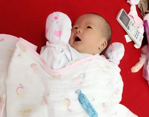 ✍️Nhật Ký Đẻ Mổ "rung Đùng Đùng" phải gọi là "Giật Đùng Đùng" mới đúng ,Đến nỗi chị sợ qua Đời của mẹ trẻ 9x vô cùng chân thật.😟

Mình sinh mổ chủ động – có nghĩa là xác định mổ đẻ nên không đợi đến cơn chuyển dạ mới đi đẻ. 39 tuần 3 ngày là mình vác bụng đi đẻ vì con thúc xuống dưới lắm rồi.

Lúc chuẩn bị vào mổ, vào phòng cách ly, theo dõi tim thai em bé, mình thỏ thẻ hỏi anh bác sĩ: “Anh ơi, mổ đẻ có đau không?” Anh ý thật thà bảo: “Đau em ạ.” Rồi, ok, cảm thấy bỗng dưng hèn đi 10 lần. Rồi mình lại hỏi: “Anh ơi, tiêm tê vào tuỷ sống có đau không?” Anh ý trả lời: “Như em đi tiêm thôi ý, như bị chích ý, tiêm vào một cái là em thấy chân em nặng nặng, bác sĩ làm gì em cũng biết nhưng sẽ không đau đâu!” Rồi, cảm thấy được an ủi lấy lại mấy phần công lực.

Xong sau đó mình được đưa vào phòng phẫu thuật, thấy có sẵn 2 chị đang trong tình trạng “nude” 100% nằm cong như con tôm đợi gây tê (mình được chú phó giám đốc bệnh viện mổ nên dù vào sau cùng nhưng được “ưu ái” mổ đầu tiên luôn. Vừa vào, mình bị lắp đủ các thiết bị lên người, lấy ven truyền ở tay, lúc ý thấy sợ run hết cả người. Bác sĩ, y tá đều hỏi: “Em sợ lắm à? Cháu sợ lắm à? Mổ lần đầu hả em? Có sợ lắm không?…” Con bé run run: “Em sợ lắm!”. Lại các câu hỏi: “Em sợ đau lắm à? Em có sợ đau lắm không? Cháu/em sợ đau thì dùng chai truyền vào xương sống giảm đau 48 giờ sẽ đỡ được 80%, chai này 2,9 triệu, cháu/em đồng ý làm không?” Con bé lúc ý chỉ có: “Vâng…Vâng… Có… Có…”.

Bắt đầu vào màn mở đầu: Gây tê tủy sống. Mình nằm nghiêng người, cong y như con tôm (bạn nào hay xem phìm Hàn Quốc ngày xưa mấy bệnh ung thư thì sẽ dễ tưởng tượng ra), bắt đầu sẽ tiêm từng mũi gây tê dọc theo cột sống. Vâng, đau, nói chung là đau, vừa đau còn vừa sợ. Phải có một phụ mổ lấy 2 tay co người mình lại và giữ cho mình bình tĩnh. Tiêm dọc cột sống chắc tầm 6-7 mũi gì đấy xong thấy luồn luồn dán dán gì vào cột sống (lúc sau mới biết là chai truyền giảm đau). Vừa tiêm tê được 10 giây ngay lập tức bị lật ngửa, sát trùng từ bụng xuống đùi, chắn khăn trắng trước mặt, và mổ (lúc ý trong đầu sợ lắm, sợ thuốc tê chưa ngấm thì khác gì bị phanh thây sống

Chú bác sĩ mổ cho mình nổi tiếng đến mức mấy chị phụ mổ bảo: “Làm việc với sếp H. là phải nhanh”. Bắt đầu mổ sẽ cảm giác một đường rạch, sau đó những lực rút để kéo đứa con ra, cái cảm giác nó ghê khó tả lắm, kiểu ai rút gì trong người mình ra bằng lực rất mạnh, phụ mổ lấy cánh tay ép vào bụng mình để đẩy em bé ra. Nói chung từ lúc gây tê xong thì đúng một phút là em bé ra đời (ai được bác sĩ H mổ sẽ biết chú mổ cực kỳ nhanh, khâu cẩn thận, đẹp. Mình chửa cao, bụng chửa cao lắm, 39 tuần bụng vẫn cao chứ không có tụt bụng gì đâu, nên lúc lấy em bé ra mình vẫn cảm nhận rõ và phụ mổ phải lấy tay ép bụng mình để đẩy em bé ra).

Sau đó, vừa lôi được em bé ra, vẫn đang trên bàn mổ, mình bị tác dụng phụ của thuốc gây tê nên run đùng đùng, phải gọi là giật đùng đùng mới đúng. Tay và thân trên cứ giật đùng đùng, 2 hàm răng va lập cập vào nhau, líu lưỡi không nói được. Lúc ý thề là sợ chết. Cứ dán mắt vào máy đo nhịp tim bên cạnh, người ta cứ khâu cứ mổ , mình thì vừa giật vừa nhìn chằm chằm cái máy đo nhịp tim. (không phải ai cũng bị đâu ạ, nhiều người chỉ bị ngứa chứ không run, hoặc có người không ngứa nhưng run nhẹ, tuỳ cơ địa nhé, có người chả bị làm sao luôn).

Y tá phải tiêm một mũi để giảm run nhưng tác dụng được 2 phút đỡ hơn rồi lại run nhiều hơn. Ra đến phòng hậu phẫu không những run còn ngứa kinh khủng. Ngứa như chưa bao giờ được ngứa. Tay run vẫn gãi khắp mặt, khắp ngực, răng vẫn lập cập vào nhau, rung cả giường cả chai truyền. Đầu ngón tay, móng tay tím dần lại. Lúc ý thì thấy mẹ vào phòng hậu phẫu (vì bà quen, cũng là bác sĩ bên bệnh viện Nhi trung ương – còn mình đẻ ngay Phụ sản Hà Nội). Nhìn thấy mình thế bà cũng sợ, hỏi y tá thì người ta bảo làdo tác dụng phụ của thuốc, vài tiếng là hết. Mình nhìn khắp phòng chả thấy ai bị run như thế cả. Gây mê hay gây tê chết người là chuyện vẫn xảy ra, chả qua chỉ là số ít, là con của 2 bác sĩ càng hiểu nên càng sợ. Xong đúng 2 tiếng sau thì hết run, đầu ngón tay móng tay dần dần bớt tím.

Sau đó mình được chuyển đến phòng sau đẻ . Tác dụng của thuốc gây tê và chai truyền giảm đau nên lúc ý nếu nằm im sẽ không đau, không cựa quậy, ngồi dậy là được. Bác sĩ dặn ăn cháo loãng, lúc nào trung tiện được mới được ăn cơm, vì sợ tắc ruột. Cả đêm hôm ý mình chả ngủ được, đến 4 giờ sáng thấy chị giường bên cạnh dậy đi vệ sinh, thấy nể lắm vì thật là đau dã man, ngồi dậy đi lại được sau có 12 tiếng sau sinh là kỳ tích, kỳ tích, mình ngưỡng mộ lắm. Trong lúc ý bản thân cũng đang buồn đi vệ sinh, muốn nằm đi vệ sinh luôn ra bỉm mà cũng không đi được vì người ta tháo cái ống thông tiểu ra chỗ ý đi tiểu cũng không phải dễ dàng ngay được.

7 giờ sáng, khó chịu lắm rồi, mình bảo với y tá: “Chị ơi, em chưa đi tiểu được”. Cô y tá cho ngay câu: “Chị phải đi đi, không bàng quang chèn lên tử cung, là bục vết mổ đấy.” Chưa bao giờ sợ như thế. Đau đến mấy cũng cố mà ngồi dậy, nhờ mẹ cầm theo chai truyền đặt ở cột sống để đi vệ sinh. Nói chung là đau, rất đau, nhưng trong 24 giờ sau mổ phải đi lại để không bị dính ruột. Dù có đau cũng phải cố mà đi. Mẹ dặn êkip mổ là cẩn thận để mình không bị nhiễm trùng (chú bác sĩ khâu cho mình vết mổ đẹp lắm, đúng 1 đường chỉ mỏng ở nếp gấp dưới bụng), người ta cẩn thận cho mình mỗi ngày truyền 2 chai kháng sinh, tiêm 2 mũi kháng sinh nữa, nát hết ven. Lắm lúc đi vệ sinh, 1 chai kháng sinh nhờ mẹ cầm hộ, 1 chai truyền giảm đau đeo chéo lên cổ, dây dợ truyền lằng nhằng khắp người.

Sau đúng 48 giờ là mình được ra viện rồi. Mình vẫn nhúc nhích đi lại được, ngày thứ 3 đã bế con được, ngồi dậy hay đứng lên thì phải có người giúp. Đến ngày thứ 4-5 cố gắng xoay xở loay hoay một lúc cũng tự ngồi được. Nhưng vết mổ thì tất nhiên rất đau, lưng chỗ gây tê cũng đau kinh khủng. Bạn cứ tưởng tượng vết mổ gồm 3 lớp: Người ta khâu tử cung, sau đó khâu cơ bụng và cuối cùng mới là lớp da thịt bụng ngoài cùng đó, chứ không phải khâu đơn giản nhẹ nhàng đâu nên cứ xác định là đau đi. Xoay người còn chảy nước mắt, nhất là những cơn co tử cung thì cảm thấy đau thắt cả người, cả bụng, cả xương sườn vào tử cung người ta đẻ thường co bóp đã đau, đây tử cung chằnh chịt vết khâu mà co bóp thì mọi người cũng có thể tưởng tượng ra được đấy
Không biết đẻ thường như nào nhưng đẻ một đứa xong em thấy chột cả đẻ. Nói chung là sợ đẻ. Kiểu gì cũng có mấy anh bảo: Đẻ là thiên chức của phụ nữ hay có con được đã là tốt lắm rồi! Thôi cái văn cũ đấy đi. Ai chả mong có đứa con, ai chả biết là thiêng liêng, nhưng có phải chịu đau thì mới thấm, cứ từng đưa vợ đi đẻ thì mới hiểu. Đàn ông bây giờ đưa vợ đi đẻ lắm anh chăm vợ giỏi lắm, nhất là ông nào có kinh nghiệm rồi thì chu đáo đâu ra đấy, còn làm bố lần đầu tất nhiên sẽ loay hoay. Có đứa con gọi làm bố tất nhiên cũng phải chịu một chút vất vả rồi. Nói chung phải là người chịu đựng đau đớn, nguy hiểm tính mạng mới hiểu. Đau như nào phải trải qua rồi mới thấm.

MẸ trẻ Phan Hà Phương