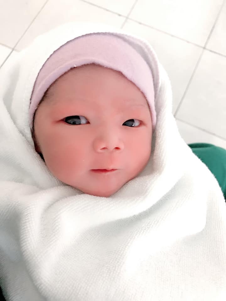 Dậy sớm để đi đón tình yêu.
Chúc con hay ăn mau lớn, mọi điều tốt lành sẽ đến với con!