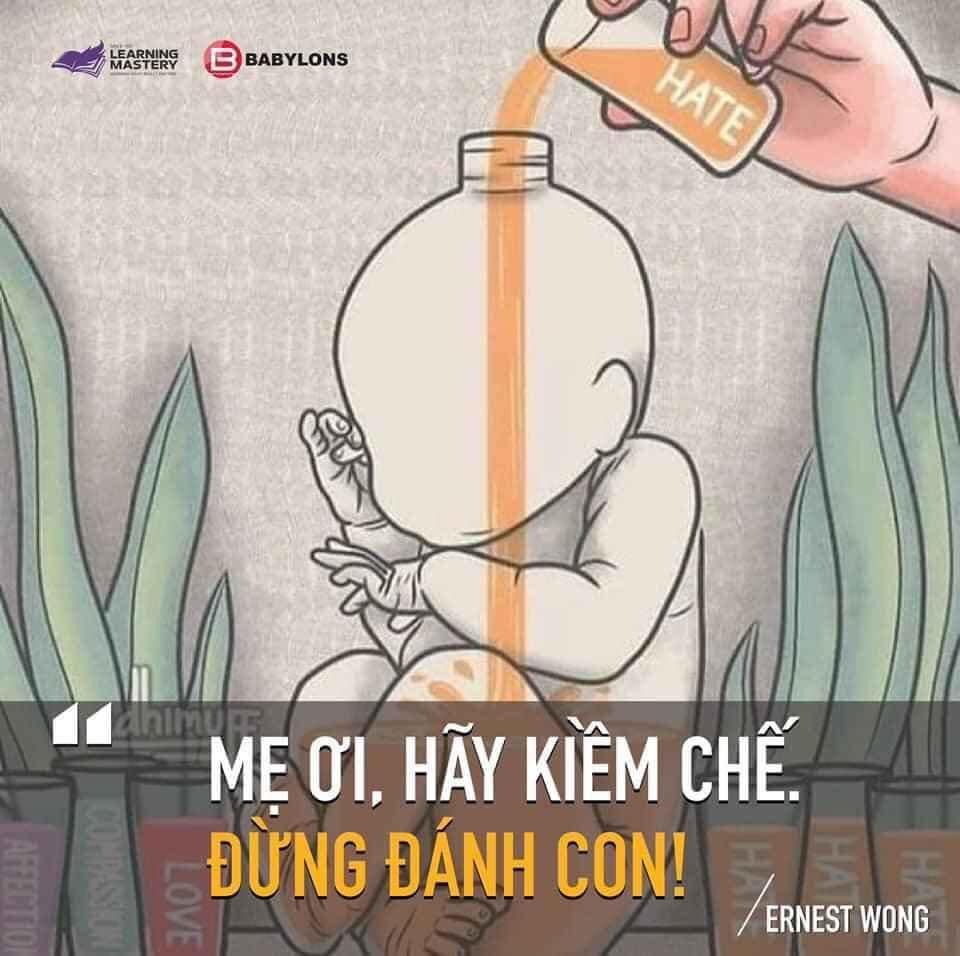 BẠN CÓ YÊU CON?

*Đọc xong mới thấy mình chưa phải là người cha mẹ tốt
----------------------
Tâm sự của 1 người mẹ:

"Nếu bị chồng đánh. Đánh một lần, đánh hai lần, đánh ba lần, bạn lu loa lên, nhất định sẽ được khuyên: “ly dị đi”. Nếu bạn đánh con, đánh một lần, đánh hai lần, đánh n lần thì cũng chẳng ai bảo nó bỏ mẹ đi.

Ở cơ quan tranh cãi với đồng nghiệp, bạn ức sôi máu muốn đấm cho họ phát mà tay chỉ nắm chặt không dám đấm. Mang cục tức về nuốt.

Về nhà con lèo nhèo đòi cái cái nọ cái kia, là bạn điên máu cho con cái tát không nhân nhượng. Vì con không to như chồng. Vì con không "gây khó dễ" được cho ta như đồng nghiệp.

Trẻ con thì rất phiền phức. Sự phiền phức đó lại không hẳn là do chúng. Ta chọn sinh ra chúng chứ chúng đâu chọn nhảy vào đời ta. Ta có thể cân đo đong đếm sắp xếp thứ tự ưu tiên và quyết định sẽ dành cho con bao nhiêu phần trăm thời gian, chứ con đâu biết mẹ ra khỏi cánh cửa kia rồi sẽ về, bố làm xong việc này sẽ chơi với con.

Vì ta có thế giới với công việc, với shopping, với các mối quan hệ, với cái chân đi bất cứ đâu, chứ con nhỏ chỉ biết thế giới bầu trời là bố mẹ mà thôi. Nhưng bầu trời thỉnh thoảng giáng cho cái tét vào mông chỉ vì con muốn được ngắm bầu trời.

- Lý do ta đánh con? Vì điên quá. Vậy sao khi điên với bà bán cá cân điêu ta không đánh bà ấy?

- Vì đánh đau nó mới nhớ. Đánh vậy thì chuyện học hành chắc cần máy tra tấn là thành thiên tài?

- Vì không kiềm chế được. Ấy vậy mà ta luôn kiềm chế được với người khác, trừ con mình.

- Vì con còn bé phải đánh mới nên người - phải sửa lại là bé nó không có miệng cãi lý, không có khả năng đánh lại nên cha mẹ "tranh thủ" mà đánh, không lớn mà làm thế thì nó phản ứng lại ngay.

Con - yêu thương vô cùng nhưng cũng tội nghiệp vô cùng. Vì không tự bảo vệ được mình mà vẫn bị đánh - dù người lớn có "hư" cũng ít khi bị đánh, còn con thì khi cha mẹ đánh lại là được xem là "yêu cho roi cho vọt", là chân lý, là đúng đắn.

Dưới một tuổi con là thiên thần. Qua một tuổi con là kẻ phá đám trong nhà (suốt ngày lộn ngược, sểu nhãi, bốc mọi thứ không phải đồ ăn cho vào miệng và nhè mọi thứ là đồ ăn mẹ mời, lèo nhèo ngôn ngữ "sóng âm"....). Vì tuổi lên một con nhận thức được nhiều nhưng không đủ ngôn từ diễn đạt. Vì tuổi lên một con bị đẩy ra khỏi bố mẹ nhiều hơn nên con cứ thèm khát bám lấy bố mẹ cuối ngày.

Ngày 24 tiếng, con chỉ có 2,5-3 tiếng bên bố mẹ, lại là giờ cơm nước, tắm giặt nên con cứ bị lờ đi, cố gây chú ý thì sẽ nhận lại là cáu gắt, đánh mắng.

Tuổi lên một sẽ qua mau.

Nhịn.

Mà thương!

----

Nguồn: ST
Hình: Pin