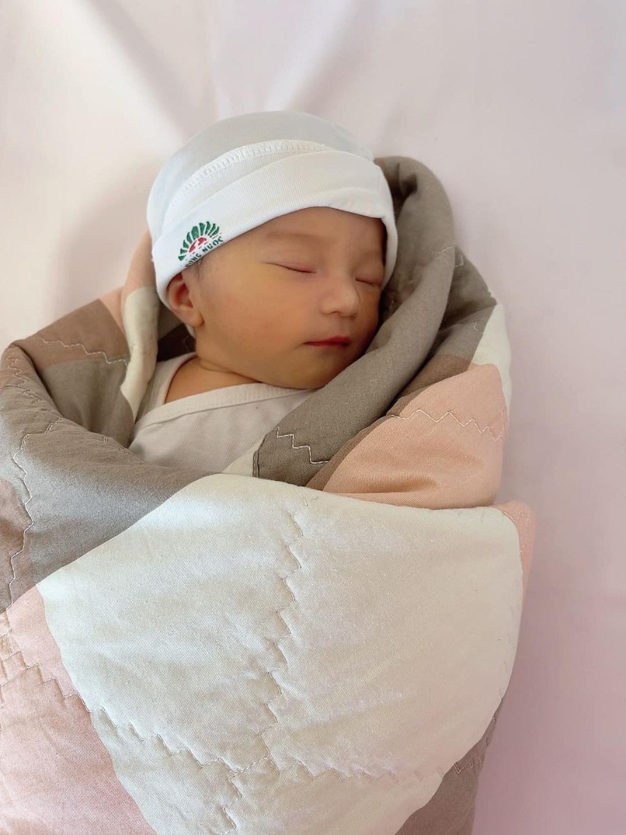 Xin phép rì viu với các mẹ trải nghiệm đi sinh của em ở Hồng Ngọc ạ.
Em đăng kí gói sinh thường 8W đúng dịp đang có ưu đãi khi được các bạn nvtv là 2 vc chốt luôn.Từ lúc vào khám cho đến các bước thanh toán rất nhanh gọn, các bạn điều phối viên, y tá hướng dẫn nhiệt tình, cụ thể, tư vấn rất có tâm tận tình để bệnh nhân được hưởng quyền lợi tốt nhất. Theo em từ ngày đầu tiên là bs Minh Phương. Bác lúc nào cũng nhẹ nhàng, và nhiệt tình, kể cả lúc nửa đêm cần hỏi gì bác vẫn tận tình trả lời và hướng dẫn. Đi siêu âm các bs còn chụp ảnh cho bme cất vào ví và cho cả video để còn ngắm con.
Đến ngày đi sinh do bị vỡ ối non mà em lại phải chuyển sinh mổ lấy thai, Bv vẫn cho chuyển sang gói sinh mổ và giữ nguyên khuyến mại.Tinh thần căng thẳng vì chưa 1 lần động dao kéo trong đời dù là khâu vết thương, chưa gây tê bao giờ, mà được các bác sĩ, y tá hướng dẫn giải thích chi tiết rồi còn động viên rồi giúp em yên tâm để mạnh dạn bước lên bàn mổ. Và chỉ 1 lúc đã nghe tiếng con khóc chào đời bên tai. Em thậm chí còn chưa biết bs mổ lúc nào luôn ý,bạn nhỏ nhà em ra đời khoẻ mạnh, bình an, em cũng hoàn thành ca mổ thành công mẹ tròn con vuông. Thật lòng cảm ơn bs Minh Phương và các bs trợ giúp ca mổ của em.
Thời gian điều trị sau sinh mổ là 4ngày 3 đêm của nhà em cứ như đi khách sạn, bấm chuông là 24/24 các cô vào hướng dẫn, hỗ trợ.
Hàng ngày các cô giúp vệ sinh cho mẹ, đưa bé đi tắm, thay thuốc, bác sĩ vào khám vết mổ cho mẹ, kiểm tra cho bé, rồi tiêm phòng,…
Đến ngày xuất viện cũng cung cấp hướng dẫn đầy đủ từ A-Z thuốc thang, hỗ trợ bảo hiểm y tế.. trước khi ra viện bé nhà e còn dc tặng một set quà và bộ ảnh newborn cực đáng yêu. Các cô đẩy xe ra đến tận cửa ô tô.chào gia đình và hẹn ngày tái khám.
Xin phép chấm điểm 10/10 với trải nghiệm đi sinh lun ạ, có bé sau thì em cũng vẫn sẽ tiếp tục chọn Hồng Ngọc.
Đây là bé nhà em sau sinh đc 2 ngày ạ.