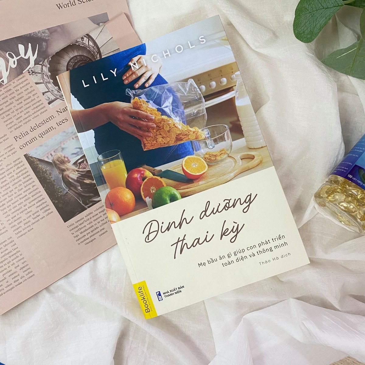 REVIEW 2 CUỐN SÁCH HAY NHẤT VỀ DINH DƯỠNG THAI KỲ

Dinh dưỡng/ăn uống luôn là một trong những vấn đề được các mẹ bầu quan tâm nhất trong suốt thai kỳ của mình. Trong video dưới đây, Mamibabi xin được review 2 cuốn sách hay nhất về dinh dưỡng mang thai để các mẹ có thể tham khảo >>> https://www.youtube.com/watch?v=OHXw71ZiKhc	

2 cuốn sách này sẽ trả lời cho nhiều câu hỏi như: 
- Nên ăn và nên kiêng món gì ? 
- Ăn gì để giảm nôn nghén ? 
- Có nên ăn gấp đôi cho 2 người không ? 
- Cách bổ sung vitamin bầu 
- Mẹ bầu nên tăng bao nhiêu cân ? 
- Các thực phẩm giúp nuôi dưỡng em bé khỏe mạnh
…

2 cuốn sách này có những đặc điểm nổi bật khác nhau, tùy theo sở thích và nhu cầu, mẹ hãy lựa chọn cho mình một cuốn sách phù hợp nhé!