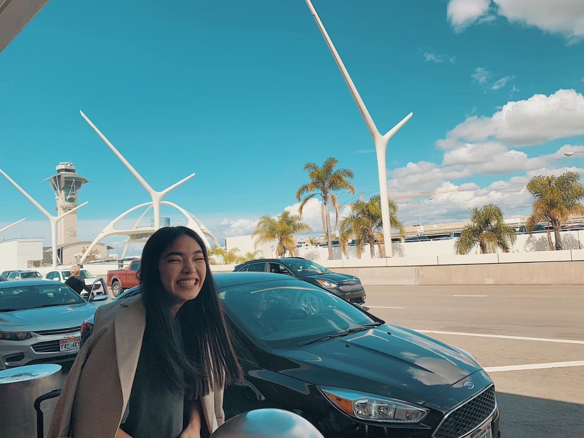 ✈️✈️✈️ Tại sao phải đón nhau ở sân bay?

Một bài viết rất ý nghĩa mà Châu mới đọc được nên share lại với mọi người 💖

Tôi bay về sau chuyến công tác. Trên máy bay ngồi cùng một chị rất dễ thương. Khi máy bay hạ cánh chị có hỏi tôi: "Có ai đón em không?" Tôi mới chợt nhớ đến chồng dặn: " Lúc xuống sân bay em cứ bắt taxi về, đừng có mà mặc cả”. “Không có ai ạ" - tôi trả lời.

Xuống sân bay cậu em trai đến đón chị gái mình và cho tôi đi nhờ một đoạn, đến chỗ hai chị em phải rẽ hướng khác thì tôi xuống xe.

Trời mùa đông gió rất buốt, tôi tay xách nách mang đột nhiên cảm thấy tủi thân quá. Tại sao lại không có ai đón mình, tại sao trước kia tôi cũng không để ý những chuyện như thế này. Đứng một hồi không thấy có chiếc xe taxi nào đi qua, tôi mới hiểu ở đoạn này không bắt được xe. Tôi đi bộ về phía trước có một trạm xe buýt, tôi chen lên chiếc xe đông đúc và về đến nhà.

Mở cửa ra tôi chỉ kịp đẩy mấy vali vào rồi ngồi bệt xuống đất vì mệt. Chồng tôi đang ngồi máy tính bận cứu thế giới nên không thể ra đỡ đồ cho tôi, nhưng anh ấy có chút phản ứng vì tiếng động tôi gây ra: “Vợ yêu, em về rồi đấy à.” Tôi nằm bất động trên sàn: “Tôi đang làm cái quái gì với con người này?” Tôi cũng biết anh ta sẽ nói: “Đáng nhẽ em nên bắt taxi, đừng có tự tìm chuyện, anh ta sẽ nói là đêm hôm bắt anh ấy đi taxi ra tận sân bay để đón thật là điên rồ, rằng nếu có xe riêng thì tất nhiên anh ta sẽ làm như vậy, và tôi chỉ đang kiếm cớ để cãi nhau thôi”. Mọi thứ nghe có vẻ rất có lý, duy nhất chỉ trong tim tôi có cảm giác sai sai.

Mấy tháng sau khi xem một chương trình thực tế về gia đình nhà Osborn, có cảnh mẹ bắt mấy đứa con vào xe taxi để đón bố đi công tác về, tụi nhỏ nghịch ngợm la hét đứa bé đứa lớn, đồ đạc lỉnh kỉnh, có một đứa nói phụng phịu: “tại sao chúng ta cứ phải đi đón bố, sao bố không tự về?” thì mấy đứa kia nhại lại đúng giọng của bà mẹ: “bởi vì chúng ta yêu bố” rồi cười khúc khích.

Lúc đó tôi mới hiểu, chúng ta đi đón người thân không phải vì những chiếc túi chiếc vali to và nặng mà chỉ đơn giản là vì chúng ta muốn như vậy, chúng ta muốn đón họ để ôm chầm lấy và nói là chúng ta rất vui khi thấy họ về. Nếu suy nghĩ logic thì tất nhiên việc đưa đón nhiều khi rất phiền phức, nhiều lúc có cảm giác không nhất thiết, vì tắc đường, vì chúng ta đang bận chơi game. Chúng ta có thể không đến bênh viện để thăm người ốm, chỉ cần chuyển phát cân cam cũng được, có thể không tổ chức những ngày kỷ niêm vì như vậy rất tốn kém và không cần thiết. Nhưng thật là ngốc nghếch hy vọng nhận được sự quan tâm khi bản thân mình hờ hững.

Bất kỳ một mối quan hệ nào cũng cần đến những nỗ lực và cố gắng để duy trì, bởi nếu cứ mặc kệ nó tự sinh thì nó sẽ tự diệt thôi.
Chúng ta có người yêu người thân đâu phải để khi đi xa về “tự bắt taxi đi”, “tự tìm cách đi” hay "tự giải quyết đi, vì cái này đơn giản mà”. Ông bố Osborn trong chương trình kia là một người rất giàu, ông ấy có thể bảo xe riêng chở về đến tận nhà, nhưng mà sau một chuyến đi dài người đầu tiên ông ấy muốn gặp chắc hẳn không phải là ông tài xế mà là vợ con. Tôi tin chắc chúng ta ai cũng như vậy thôi, nhưng không phải ai cũng sẵn sàng làm.

Nếu đối với bạn đón người mình yêu là phiền phức, là lãng phí tiền của và thời gian thì đối với tôi, tôi thích như vậy, tôi biết cái cảm giác khi có người đợi mình, cảm giác có ánh mắt tìm mình giữa đám đông trong phòng chờ. Và người thân nhất định phải là người đầu tiên tôi nhìn thấy sau một chuyến đi dài. Sự khác biệt là ở đó.

Nguồn: Sưu tầm