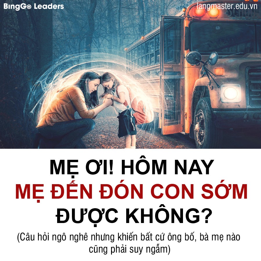 MẸ ƠI! HÔM NAY MẸ ĐẾN ĐÓN CON SỚM ĐƯỢC KHÔNG?

Sáng nào, trước khi vào lớp, con đều dặn mẹ: “Chiều mẹ đón con sớm nhé”, có khi con vừa nói vừa rơm rớm nước mắt...

Sợ con khóc, không chịu đi học, lần nào mẹ cũng gật đầu, nhưng chưa một lần mẹ thực hiện lời hứa đó với con. Chiều nào cũng vậy, con luôn là người về muộn nhất lớp…

Mẹ đã nghĩ, những lời dặn dò của con chỉ là một thói quen vì ngày nào con cũng lặp lại. Vì vậy, dù đã đến giờ đón con nhưng nếu khách đông, mẹ lại ráng bán thêm ít hàng, đóng cửa muộn một chút. Dù đã đến giờ đón con, nếu đang dở câu chuyện với hàng xóm, mẹ vẫn cố tiếp tục. Dù đã đến giờ đón con, nhưng phim đang đến hồi gây cấn mẹ vẫn nấn ná thêm chút nữa. Bao nhiêu lần như vậy, mẹ không biết rằng, ở trường con thấp thỏm chờ mẹ đến nhường nào…

Đến hôm qua, cô giáo gọi điện cho mẹ, bảo mấy bạn cùng lớp đều thích quà này quà kia cho dịp năm mới, chỉ riêng con muốn được mẹ đón sớm một lần. Mẹ nghe mà giật mình thảng thốt. Cô hỏi, mẹ có thể thực hiện mong muốn đó của con không? Giờ mẹ mới hiểu, mỗi buổi sáng, con lặp lại câu nói đó không phải do thói quen mà là mong muốn thực sự. Vậy mà mẹ thờ ơ, không quan tâm đến điều đó mà chỉ hứa “lèo” cho qua chuyện.

Chiều nay, mẹ quyết định đến trường con sớm hơn thường lệ, xin bác bảo vệ cho vào lớp con. Đứng ở cửa sổ quan sát, thấy con đang chơi cùng các bạn nhưng thỉnh thoảng lại đưa mắt nhìn ra cửa lớp. Càng gần đến giờ về, con càng nhìn nhiều hơn. Khi bạn đầu tiên được bố đón, con vội vã cất đồ chơi, ra đứng cạnh cửa. Nhìn ánh mắt mong chờ của con, lòng mẹ như thắt lại. Đã bao lâu nay, con vẫn thế, cứ mỗi buổi chiều tan lớp con đều như vậy, nhưng rồi con luôn là người ra về cuối cùng, thậm chí có hôm phải ở cùng bác bảo vệ vì mẹ vô tâm. Nỗi buồn về muộn như ám ảnh trong tâm trí con.

Vừa thấy mẹ xuất hiện ở cửa lớp, con đã nhảy cẫng lên vì vui mừng, vội vàng chào cô rồi lấy cặp, lon ton chạy về phía mẹ. Khác hẳn mọi lần, mẹ đến muộn, con lầm lũi lên xe, không nói một lời. Ra đến sân trường, con phụng phịu: “Hôm nay còn sớm, mẹ cho con chơi cầu trượt, bấp bênh nhé”. Nhìn con thoải mái vui đùa cùng các bạn được bố mẹ đón sớm, mẹ chợt hiểu, vì sao con thích về sớm đến vậy…

Mẹ không chở con về nhà ngay mà đi lòng vòng dạo phố, hỏi con thích mua quà gì, con cười toe toét: “Mẹ đã tặng quà cho con rồi mà, mẹ đã đến đón con sớm”, mẹ nghe mà lòng nặng trĩu.
Con yêu, từ nay mẹ sẽ đón con sớm, một điều tưởng chừng bình thường nhưng lại là niềm mong ước của con. Vậy mà, bấy lâu mẹ nào có nhận ra…

Cre: Suy ngẫm