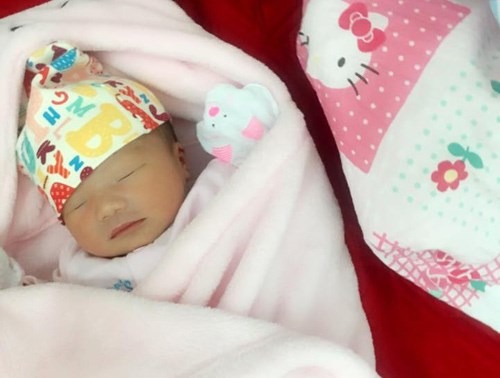 ✍️Nhật Ký Đẻ Mổ "rung Đùng Đùng" phải gọi là "Giật Đùng Đùng" mới đúng ,Đến nỗi chị sợ qua Đời của mẹ trẻ 9x vô cùng chân thật.😟

Mình sinh mổ chủ động – có nghĩa là xác định mổ đẻ nên không đợi đến cơn chuyển dạ mới đi đẻ. 39 tuần 3 ngày là mình vác bụng đi đẻ vì con thúc xuống dưới lắm rồi.

Lúc chuẩn bị vào mổ, vào phòng cách ly, theo dõi tim thai em bé, mình thỏ thẻ hỏi anh bác sĩ: “Anh ơi, mổ đẻ có đau không?” Anh ý thật thà bảo: “Đau em ạ.” Rồi, ok, cảm thấy bỗng dưng hèn đi 10 lần. Rồi mình lại hỏi: “Anh ơi, tiêm tê vào tuỷ sống có đau không?” Anh ý trả lời: “Như em đi tiêm thôi ý, như bị chích ý, tiêm vào một cái là em thấy chân em nặng nặng, bác sĩ làm gì em cũng biết nhưng sẽ không đau đâu!” Rồi, cảm thấy được an ủi lấy lại mấy phần công lực.

Xong sau đó mình được đưa vào phòng phẫu thuật, thấy có sẵn 2 chị đang trong tình trạng “nude” 100% nằm cong như con tôm đợi gây tê (mình được chú phó giám đốc bệnh viện mổ nên dù vào sau cùng nhưng được “ưu ái” mổ đầu tiên luôn. Vừa vào, mình bị lắp đủ các thiết bị lên người, lấy ven truyền ở tay, lúc ý thấy sợ run hết cả người. Bác sĩ, y tá đều hỏi: “Em sợ lắm à? Cháu sợ lắm à? Mổ lần đầu hả em? Có sợ lắm không?…” Con bé run run: “Em sợ lắm!”. Lại các câu hỏi: “Em sợ đau lắm à? Em có sợ đau lắm không? Cháu/em sợ đau thì dùng chai truyền vào xương sống giảm đau 48 giờ sẽ đỡ được 80%, chai này 2,9 triệu, cháu/em đồng ý làm không?” Con bé lúc ý chỉ có: “Vâng…Vâng… Có… Có…”.

Bắt đầu vào màn mở đầu: Gây tê tủy sống. Mình nằm nghiêng người, cong y như con tôm (bạn nào hay xem phìm Hàn Quốc ngày xưa mấy bệnh ung thư thì sẽ dễ tưởng tượng ra), bắt đầu sẽ tiêm từng mũi gây tê dọc theo cột sống. Vâng, đau, nói chung là đau, vừa đau còn vừa sợ. Phải có một phụ mổ lấy 2 tay co người mình lại và giữ cho mình bình tĩnh. Tiêm dọc cột sống chắc tầm 6-7 mũi gì đấy xong thấy luồn luồn dán dán gì vào cột sống (lúc sau mới biết là chai truyền giảm đau). Vừa tiêm tê được 10 giây ngay lập tức bị lật ngửa, sát trùng từ bụng xuống đùi, chắn khăn trắng trước mặt, và mổ (lúc ý trong đầu sợ lắm, sợ thuốc tê chưa ngấm thì khác gì bị phanh thây sống

Chú bác sĩ mổ cho mình nổi tiếng đến mức mấy chị phụ mổ bảo: “Làm việc với sếp H. là phải nhanh”. Bắt đầu mổ sẽ cảm giác một đường rạch, sau đó những lực rút để kéo đứa con ra, cái cảm giác nó ghê khó tả lắm, kiểu ai rút gì trong người mình ra bằng lực rất mạnh, phụ mổ lấy cánh tay ép vào bụng mình để đẩy em bé ra. Nói chung từ lúc gây tê xong thì đúng một phút là em bé ra đời (ai được bác sĩ H mổ sẽ biết chú mổ cực kỳ nhanh, khâu cẩn thận, đẹp. Mình chửa cao, bụng chửa cao lắm, 39 tuần bụng vẫn cao chứ không có tụt bụng gì đâu, nên lúc lấy em bé ra mình vẫn cảm nhận rõ và phụ mổ phải lấy tay ép bụng mình để đẩy em bé ra).

Sau đó, vừa lôi được em bé ra, vẫn đang trên bàn mổ, mình bị tác dụng phụ của thuốc gây tê nên run đùng đùng, phải gọi là giật đùng đùng mới đúng. Tay và thân trên cứ giật đùng đùng, 2 hàm răng va lập cập vào nhau, líu lưỡi không nói được. Lúc ý thề là sợ chết. Cứ dán mắt vào máy đo nhịp tim bên cạnh, người ta cứ khâu cứ mổ , mình thì vừa giật vừa nhìn chằm chằm cái máy đo nhịp tim. (không phải ai cũng bị đâu ạ, nhiều người chỉ bị ngứa chứ không run, hoặc có người không ngứa nhưng run nhẹ, tuỳ cơ địa nhé, có người chả bị làm sao luôn).

Y tá phải tiêm một mũi để giảm run nhưng tác dụng được 2 phút đỡ hơn rồi lại run nhiều hơn. Ra đến phòng hậu phẫu không những run còn ngứa kinh khủng. Ngứa như chưa bao giờ được ngứa. Tay run vẫn gãi khắp mặt, khắp ngực, răng vẫn lập cập vào nhau, rung cả giường cả chai truyền. Đầu ngón tay, móng tay tím dần lại. Lúc ý thì thấy mẹ vào phòng hậu phẫu (vì bà quen, cũng là bác sĩ bên bệnh viện Nhi trung ương – còn mình đẻ ngay Phụ sản Hà Nội). Nhìn thấy mình thế bà cũng sợ, hỏi y tá thì người ta bảo làdo tác dụng phụ của thuốc, vài tiếng là hết. Mình nhìn khắp phòng chả thấy ai bị run như thế cả. Gây mê hay gây tê chết người là chuyện vẫn xảy ra, chả qua chỉ là số ít, là con của 2 bác sĩ càng hiểu nên càng sợ. Xong đúng 2 tiếng sau thì hết run, đầu ngón tay móng tay dần dần bớt tím.

Sau đó mình được chuyển đến phòng sau đẻ . Tác dụng của thuốc gây tê và chai truyền giảm đau nên lúc ý nếu nằm im sẽ không đau, không cựa quậy, ngồi dậy là được. Bác sĩ dặn ăn cháo loãng, lúc nào trung tiện được mới được ăn cơm, vì sợ tắc ruột. Cả đêm hôm ý mình chả ngủ được, đến 4 giờ sáng thấy chị giường bên cạnh dậy đi vệ sinh, thấy nể lắm vì thật là đau dã man, ngồi dậy đi lại được sau có 12 tiếng sau sinh là kỳ tích, kỳ tích, mình ngưỡng mộ lắm. Trong lúc ý bản thân cũng đang buồn đi vệ sinh, muốn nằm đi vệ sinh luôn ra bỉm mà cũng không đi được vì người ta tháo cái ống thông tiểu ra chỗ ý đi tiểu cũng không phải dễ dàng ngay được.

7 giờ sáng, khó chịu lắm rồi, mình bảo với y tá: “Chị ơi, em chưa đi tiểu được”. Cô y tá cho ngay câu: “Chị phải đi đi, không bàng quang chèn lên tử cung, là bục vết mổ đấy.” Chưa bao giờ sợ như thế. Đau đến mấy cũng cố mà ngồi dậy, nhờ mẹ cầm theo chai truyền đặt ở cột sống để đi vệ sinh. Nói chung là đau, rất đau, nhưng trong 24 giờ sau mổ phải đi lại để không bị dính ruột. Dù có đau cũng phải cố mà đi. Mẹ dặn êkip mổ là cẩn thận để mình không bị nhiễm trùng (chú bác sĩ khâu cho mình vết mổ đẹp lắm, đúng 1 đường chỉ mỏng ở nếp gấp dưới bụng), người ta cẩn thận cho mình mỗi ngày truyền 2 chai kháng sinh, tiêm 2 mũi kháng sinh nữa, nát hết ven. Lắm lúc đi vệ sinh, 1 chai kháng sinh nhờ mẹ cầm hộ, 1 chai truyền giảm đau đeo chéo lên cổ, dây dợ truyền lằng nhằng khắp người.

Sau đúng 48 giờ là mình được ra viện rồi. Mình vẫn nhúc nhích đi lại được, ngày thứ 3 đã bế con được, ngồi dậy hay đứng lên thì phải có người giúp. Đến ngày thứ 4-5 cố gắng xoay xở loay hoay một lúc cũng tự ngồi được. Nhưng vết mổ thì tất nhiên rất đau, lưng chỗ gây tê cũng đau kinh khủng. Bạn cứ tưởng tượng vết mổ gồm 3 lớp: Người ta khâu tử cung, sau đó khâu cơ bụng và cuối cùng mới là lớp da thịt bụng ngoài cùng đó, chứ không phải khâu đơn giản nhẹ nhàng đâu nên cứ xác định là đau đi. Xoay người còn chảy nước mắt, nhất là những cơn co tử cung thì cảm thấy đau thắt cả người, cả bụng, cả xương sườn vào tử cung người ta đẻ thường co bóp đã đau, đây tử cung chằnh chịt vết khâu mà co bóp thì mọi người cũng có thể tưởng tượng ra được đấy
Không biết đẻ thường như nào nhưng đẻ một đứa xong em thấy chột cả đẻ. Nói chung là sợ đẻ. Kiểu gì cũng có mấy anh bảo: Đẻ là thiên chức của phụ nữ hay có con được đã là tốt lắm rồi! Thôi cái văn cũ đấy đi. Ai chả mong có đứa con, ai chả biết là thiêng liêng, nhưng có phải chịu đau thì mới thấm, cứ từng đưa vợ đi đẻ thì mới hiểu. Đàn ông bây giờ đưa vợ đi đẻ lắm anh chăm vợ giỏi lắm, nhất là ông nào có kinh nghiệm rồi thì chu đáo đâu ra đấy, còn làm bố lần đầu tất nhiên sẽ loay hoay. Có đứa con gọi làm bố tất nhiên cũng phải chịu một chút vất vả rồi. Nói chung phải là người chịu đựng đau đớn, nguy hiểm tính mạng mới hiểu. Đau như nào phải trải qua rồi mới thấm.

MẸ trẻ Phan Hà Phương