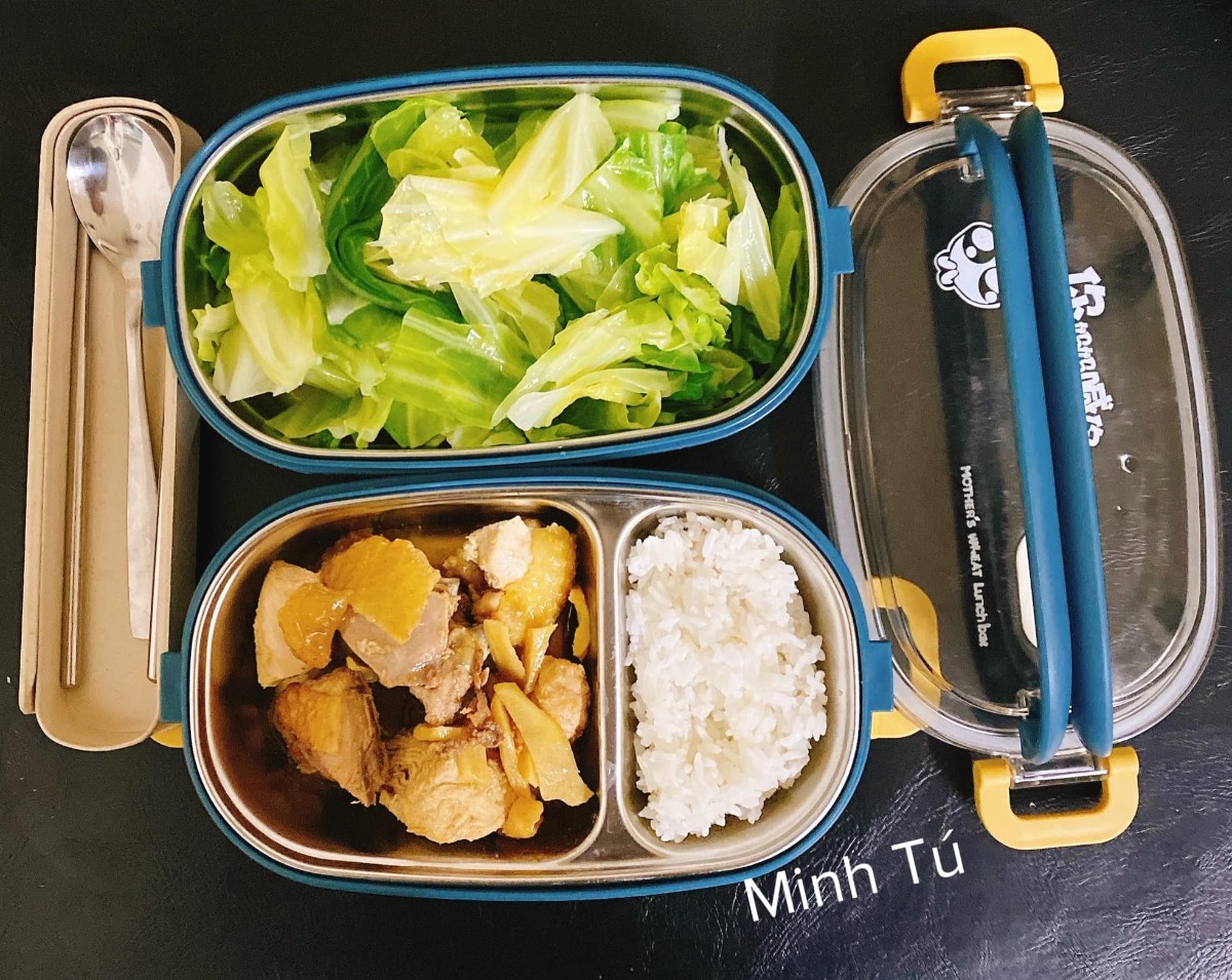 [GÓC MANG CƠM ĐI LÀM]

Em chào các anh chị, các bạn. Hôm nay em xin góp vui với cả nhà một số hộp cơm mang đi làm hàng ngày của vợ chồng em. Ảnh đa số là hộp của em, còn hộp của chồng thì nhiều cơm hơn. Tiêu chí là ăn no thôi còn đủ chất không thì em cũng không biết nữa 😂

Chồng em từ ngày lấy vợ trí nhớ bị suy giảm, quên hết những thứ cần quên, quên hết tất cả các ngày lễ và ngày kỉ niệm, nên để chồng không quên luôn cả cái ngày được lĩnh một khoản tiền mà người ta hay gọi là lương, mà khoản này thì nên đưa cho vợ, nên em đã phải nấu cơm như này để giúp chồng không mất trí nhớ nữa =)))

Nhưng bù lại cho việc mất trí nhớ thì chồng em tăng được mỗi hơn chục cân ạ.