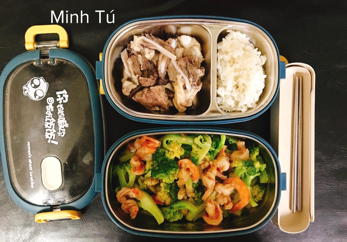 [GÓC MANG CƠM ĐI LÀM]

Em chào các anh chị, các bạn. Hôm nay em xin góp vui với cả nhà một số hộp cơm mang đi làm hàng ngày của vợ chồng em. Ảnh đa số là hộp của em, còn hộp của chồng thì nhiều cơm hơn. Tiêu chí là ăn no thôi còn đủ chất không thì em cũng không biết nữa 😂

Chồng em từ ngày lấy vợ trí nhớ bị suy giảm, quên hết những thứ cần quên, quên hết tất cả các ngày lễ và ngày kỉ niệm, nên để chồng không quên luôn cả cái ngày được lĩnh một khoản tiền mà người ta hay gọi là lương, mà khoản này thì nên đưa cho vợ, nên em đã phải nấu cơm như này để giúp chồng không mất trí nhớ nữa =)))

Nhưng bù lại cho việc mất trí nhớ thì chồng em tăng được mỗi hơn chục cân ạ.