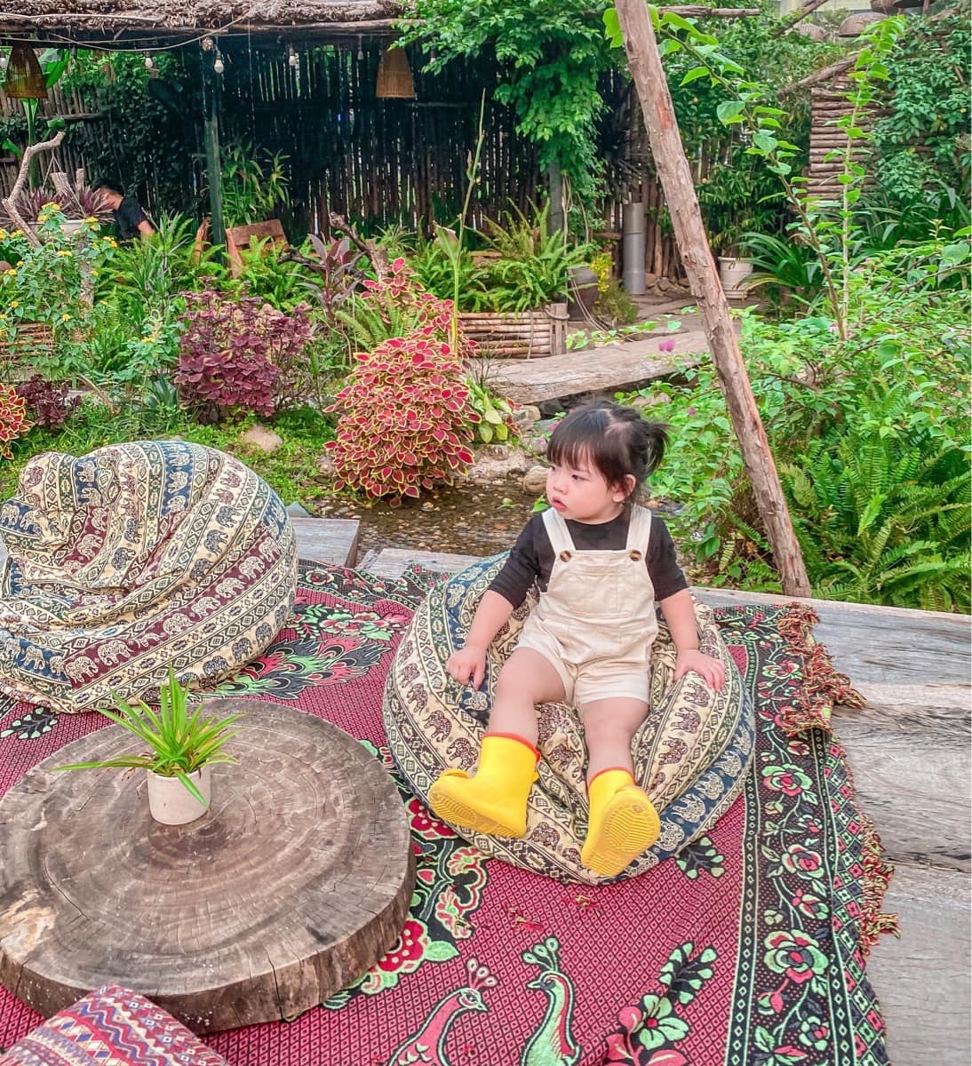 Review về chuyến đi loanh quanh Hà Nội của nhà em ạ.

📍địa điểm : Quán cà phê TreeAmi . Số 19 Nguyễn Văn Huyên kéo dài.
Để mà nói giữa lòng Hà Nội mà lại tìm được 1 con suối cho các bạn lội thì k còn gì bằng đâu ạ.

Tiêu chí của e là cuối tuần lê la tìm được quán cho con vừa có không gian chơi, Bme lại vừa được ngồi nhâm nhi trò chuyện. 😆😆

Quán nè đáp ứng đủ yêu cầu luôn. K phải di chuyển xa,đồ uống k quá đắt. Giá giao động từ 40k trở lên.

Con tha hồ vầy nước,ngắm hoa lá cành. Chạy nhảy nghịch đá sỏi mê mệt gọi k muốn về 😂😂