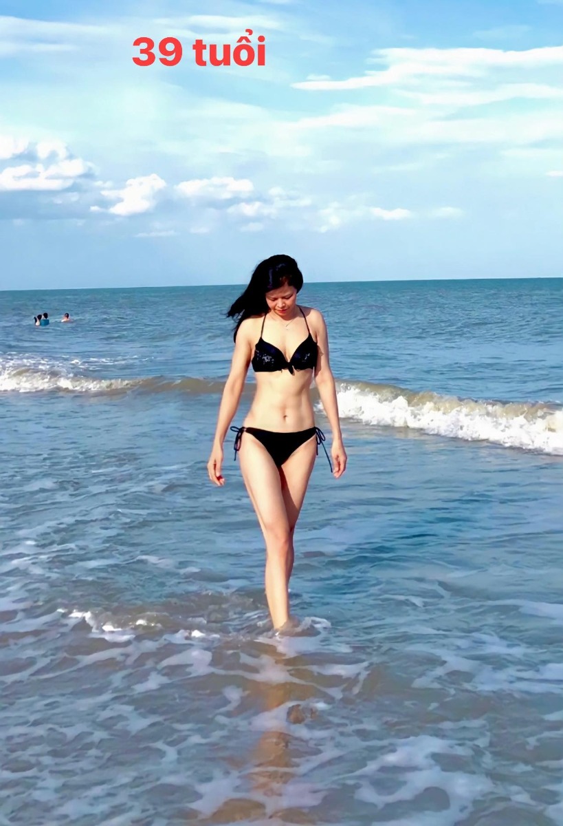 ☘❤ĐỪNG SỐNG CUỘC ĐỜI CỦA NGƯỜI KHÁC! 

- Khi tôi còn trẻ, tôi là một cô gái rất quê mùa, nhút nhát, thiếu tự tin. Làm bất kỳ chuyện gì cũng sợ, ngay cả việc ăn mặc của bản thân cũng sợ người này, sợ người kia đánh giá….. Học hành bằng cấp ra, xin được việc làm ngon lành, chồng bảo ở nhà cũng ở.  Chưa bao giờ dám sống cho bản thân, …. Nhưng khi tôi ốm, thì chỉ mình bản thân tôi chịu đau. Có ai gánh đau hộ tôi được đâu. Họ gặp thì chỉ biết chăm chăm vào khuyết điểm chê thẳng vào mặt tôi: “sao mày già, mày xấu đi nhiều thế, da xệ hết , nám hết rồi…..” Khiến tôi càng mặc cảm tự ti, càng không dám đi đâu,  bệnh còn nặng hơn nữa.

☘Và sau time dài ốm, đau, bệnh triền miên… Buông xuôi có cái chết không thành. Tình cờ một hôm đọc một câu triết lý : SỐNG MÀ KHÔNG KHOẺ MẠNH THÌ CHỈ LÀ TỒN TẠI CHỨ KHÔNG PHẢI LÀ SỐNG “. Phải sống cho đáng sống, là cuộc sống của chính mình. 

☘Và từ đó tôi đã tự mình ý thức: Sống tích cực, tập luyện thể thao….  Tôi đã tự tin , tự do làm những điều mình muốn, được làm những điều khiến mình vui, mình khỏe mạnh, HP và bình an. 

👉👉 Tôi đã biết không quan tâm thế giới ngoài kia nói gì, nghĩ gì. Chỉ tôi và Vũ Trụ  biết tôi tích cực là đủ!🙏🙏🙏