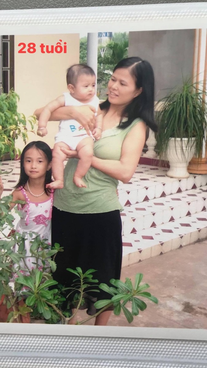 ☘❤ĐỪNG SỐNG CUỘC ĐỜI CỦA NGƯỜI KHÁC! 

- Khi tôi còn trẻ, tôi là một cô gái rất quê mùa, nhút nhát, thiếu tự tin. Làm bất kỳ chuyện gì cũng sợ, ngay cả việc ăn mặc của bản thân cũng sợ người này, sợ người kia đánh giá….. Học hành bằng cấp ra, xin được việc làm ngon lành, chồng bảo ở nhà cũng ở.  Chưa bao giờ dám sống cho bản thân, …. Nhưng khi tôi ốm, thì chỉ mình bản thân tôi chịu đau. Có ai gánh đau hộ tôi được đâu. Họ gặp thì chỉ biết chăm chăm vào khuyết điểm chê thẳng vào mặt tôi: “sao mày già, mày xấu đi nhiều thế, da xệ hết , nám hết rồi…..” Khiến tôi càng mặc cảm tự ti, càng không dám đi đâu,  bệnh còn nặng hơn nữa.

☘Và sau time dài ốm, đau, bệnh triền miên… Buông xuôi có cái chết không thành. Tình cờ một hôm đọc một câu triết lý : SỐNG MÀ KHÔNG KHOẺ MẠNH THÌ CHỈ LÀ TỒN TẠI CHỨ KHÔNG PHẢI LÀ SỐNG “. Phải sống cho đáng sống, là cuộc sống của chính mình. 

☘Và từ đó tôi đã tự mình ý thức: Sống tích cực, tập luyện thể thao….  Tôi đã tự tin , tự do làm những điều mình muốn, được làm những điều khiến mình vui, mình khỏe mạnh, HP và bình an. 

👉👉 Tôi đã biết không quan tâm thế giới ngoài kia nói gì, nghĩ gì. Chỉ tôi và Vũ Trụ  biết tôi tích cực là đủ!🙏🙏🙏