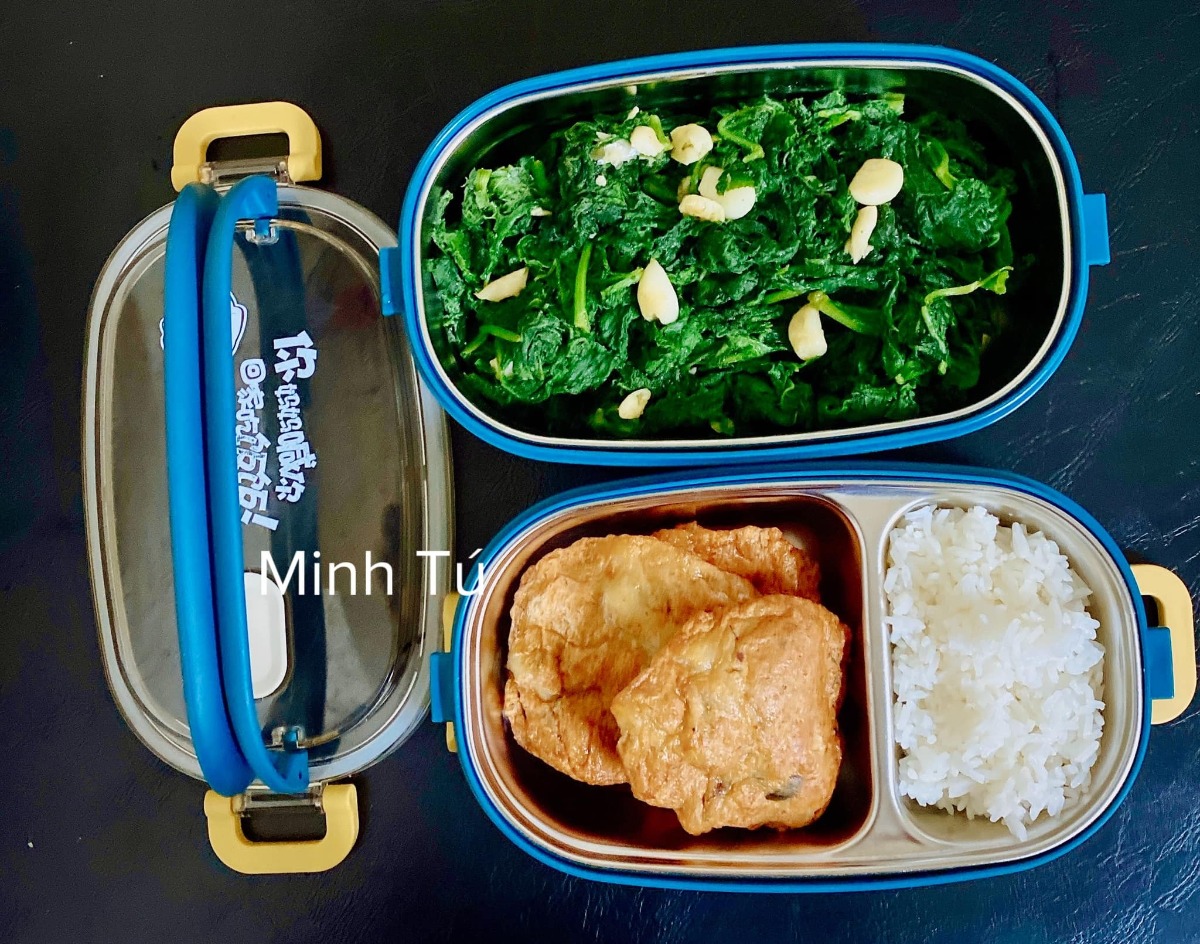 [GÓC MANG CƠM ĐI LÀM]

Em chào các anh chị, các bạn. Hôm nay em xin góp vui với cả nhà một số hộp cơm mang đi làm hàng ngày của vợ chồng em. Ảnh đa số là hộp của em, còn hộp của chồng thì nhiều cơm hơn. Tiêu chí là ăn no thôi còn đủ chất không thì em cũng không biết nữa 😂

Chồng em từ ngày lấy vợ trí nhớ bị suy giảm, quên hết những thứ cần quên, quên hết tất cả các ngày lễ và ngày kỉ niệm, nên để chồng không quên luôn cả cái ngày được lĩnh một khoản tiền mà người ta hay gọi là lương, mà khoản này thì nên đưa cho vợ, nên em đã phải nấu cơm như này để giúp chồng không mất trí nhớ nữa =)))

Nhưng bù lại cho việc mất trí nhớ thì chồng em tăng được mỗi hơn chục cân ạ.