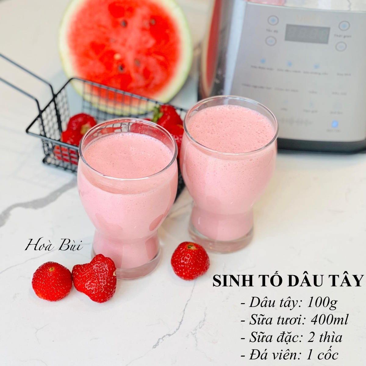 10 CÔNG THỨC SINH TỐ HOA QUẢ THƠM NGON ĐẸP 

Mùa hè nắng nóng này chỉ muốn uống gì đấy mát mát, thơm ngọt kiểu như sinh tố hoa quả hay nước ép. Nghĩ tới mấy thứ mát lạnh màu sắc cũng thích rồi.

Mấy bạn nhỏ nhà em có nhiều loại hoa quả để cắt miếng các bạn ý lại không ăn, không muốn ăn. Còn xay sinh tố thì nhiều khi dạng sệt các bạn ý lại không khoái lắm. Nói chung là cái gì cũng thế cũng cần tạo thói quen và rèn luyện từ từ. Dưới đây là những loại sinh tố hoa quả mà ngon, thơm và dễ uống mà được cả 3 bạn nhỏ nhà em cực thích nên em chia sẻ hi vọng sẽ tạo động lực để các mẹ làm vào hè này nhé. 

🍀 Mới làm quen nên em mới làm sinh tố từ hoa quả trước (rau thì khi quen hẳn cách uống thì em sẽ mix dần vào sau) 

🍀 Công thức chung là:

Hoa quả + sữa tươi không đường + đá + sữa chua + sữa đặc (tuỳ công thức)  

🍀 Một số lưu ý để có cốc sinh tố hấp dẫn:

👉 Không nên dùng sữa chua có hương vị mà nên dùng sữa chua hy lạp, sữa chua không đường.

👉 Nên dùng sữa tươi không đường hoặc sữa hạt nếu không dùng nước lọc vì hoa quả thường có vị ngọt sẵn, tuỳ hoa quả mà nhạt thì mix thêm sữa đặc, còn không thì bỏ qua sữa đặc vì sinh tố ngọt quá cũng khó uống. 

👉 Nếu công thức kết hợp 2-3-4 loại quả thì nên chọn cốt 1 loại có vị ngọt và hương thơm chủ đạo, còn lại không vị hoặc hơi chua để món sinh tố không bị ngọt quá khó quá. 

👉 Em thì hay xay hoa quả tươi luôn nhưng nếu không có thời gian mua sắm hàng ngày hoặc chuẩn bị hàng ngày hoặc có 1 số loại mix số lượng ít một loại thì có thể chia sẵn và cho vào hộp/túi để ngăn đá từng công thức, khi nào ăn thì bỏ ra xay là xong. 

👉 Cần có 1 chiếc máy xay công suất lớn để giúp sinh tố thật nhuyễn nhất là: rau củ và đá 

Vì nếu sinh tố mà nó lợn cợn thì sẽ khó uống hơn

Em tiện dùng luôn máy xay sữa hạt vì máy có công suất mạnh nên xay hơn 1p là nhuyễn mịn luôn, tiết kiệm thời gian hơn. 

Nguồn: Hòa Bùi - YÊU BẾP