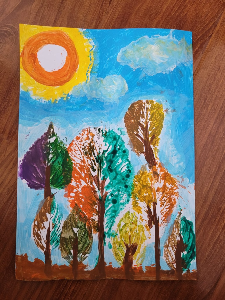 Mẹ con May chào các ba mẹ ạ,

Nay cùng May làm vài tác phẩm, thấy cuộc đời thật sắc màu 🎨, đáng yêu ngọt ngào và ý nghĩa như May vậy 🥰. Bức tranh rừng cây 🌲🌳🌴 được in từ lá cải bẹ xanh🥬, rau húng quế 🍃 và tía tô 🍂, tủ lạnh có gì xài nấy hihi... In xong tác phẩm rồi thấy cái lá rau vẫn rất đẹp thế là lại thêm một phiên bản rừng cây nữa với lá rau thật 😁. 

Hoạt động nghệ thuật này ngoài vận động tinh rèn luyện đôi tay khéo léo ra, thì tùy vào cách triển khai và  các mục tiêu mà mẹ muốn dạy mà con có thể được:

👉 Cảm thụ nghệ thuật, nuôi dưỡng tâm hồn
👉 Tìm hiểu về thiên nhiên, cách phối màu
👉 Matching 2 hình vơi nhau, hình nào in ra từ lá nào
👉 Các hoạt động não phải vốn trừu tượng khó giải thích như sờ chạm cảm nhận, sờ chạm tranh 3D đoán lá lớn hay nhỏ.
👉 Định hình các tư duy về tỉ lệ thẩm mỹ tiền đề cho toán học.
👉 Học so sánh lớn nhỏ, cao thấp, về kích thước cây
👉 Đếm số lượng và so sánh 2 bức tranh nào nhiều cây hơn
👉 Học phép cộng và bản chất của phép cộng khi gom tổng số lượng cây... Rất nhiều mục tiêu toán học được đưa vào trò chơi nhẹ nhàng như hơi thở 🥰

...

Để ko bỏ qua giai đoạn vàng quý báu của con, mẹ cứ phải không ngừng học hỏi nâng cấp bản thân để kịp tiến độ phát triển của con ạ. Tặng con một tuổi thơ thật ý nghĩa nha các ba mẹ ơi 🥰