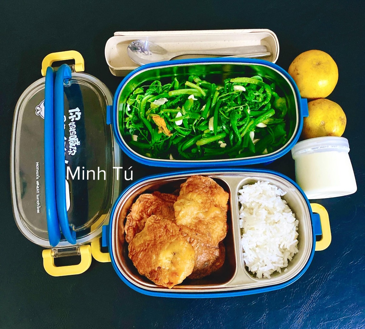 [GÓC MANG CƠM ĐI LÀM]

Em chào các anh chị, các bạn. Hôm nay em xin góp vui với cả nhà một số hộp cơm mang đi làm hàng ngày của vợ chồng em. Ảnh đa số là hộp của em, còn hộp của chồng thì nhiều cơm hơn. Tiêu chí là ăn no thôi còn đủ chất không thì em cũng không biết nữa 😂

Chồng em từ ngày lấy vợ trí nhớ bị suy giảm, quên hết những thứ cần quên, quên hết tất cả các ngày lễ và ngày kỉ niệm, nên để chồng không quên luôn cả cái ngày được lĩnh một khoản tiền mà người ta hay gọi là lương, mà khoản này thì nên đưa cho vợ, nên em đã phải nấu cơm như này để giúp chồng không mất trí nhớ nữa =)))

Nhưng bù lại cho việc mất trí nhớ thì chồng em tăng được mỗi hơn chục cân ạ.